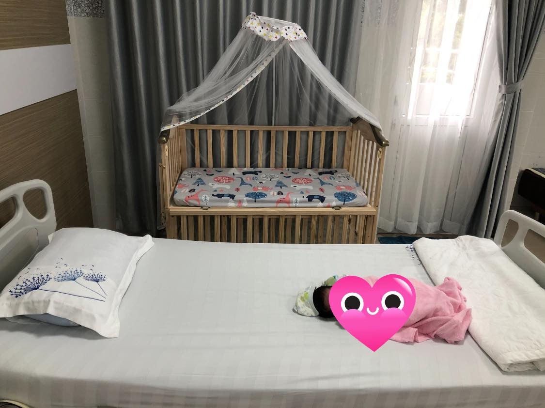 PHÒNG THƯƠNG GIA CHO BÀ ĐẺ TẠI BV TỪ DŨ

Nhìn cái mê lun ạ. Mình nhập viện ngày 06/10/2020 do vỡ ối tuần 38. Chia sẻ với các mẹ một vài hình ảnh, thấy nhiều mẹ đang quan tâm. Giá cả thì sau khi có hoá đơn chính thức mình chia sẻ sau nha. Giá thông báo là 4tr/ngày. Mình có Bảo hiểm sức khoẻ hạn mức 80triẹu. Khi nào có bảng kê chia sẻ cho cả nhà % được chi trả. Cơm canteen bệnh viện ăn được, sạch sẽ. Mình thấy rẻ hơn so với Cơm bà đẻ gần đó. Vài chia sẻ sáng ngày. Chúc cả nhà vượt cạn thành công.