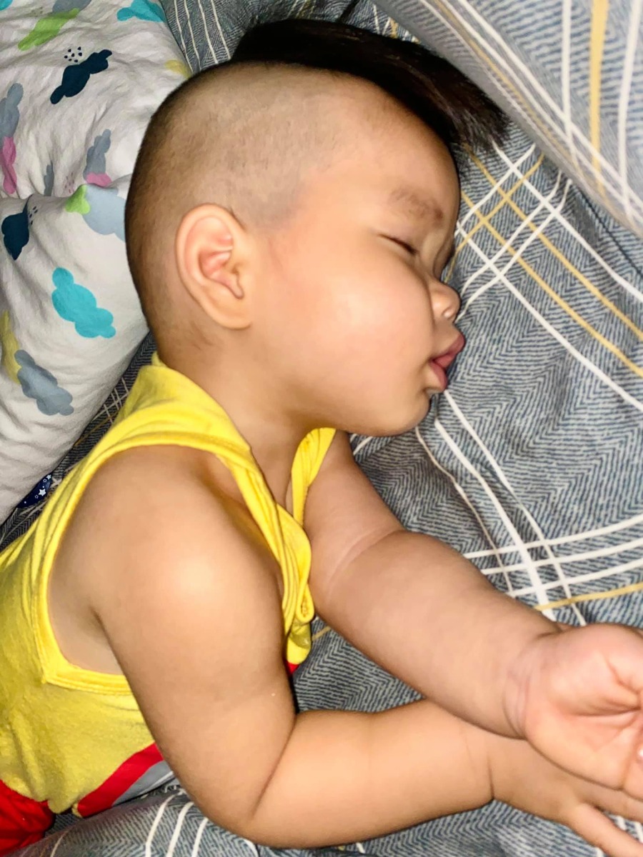 Mẹ Ngầu chia sẻ tips CAI TI GIẢ CHO BÉ !

Ti giả có lẽ là người bạn thân rất thân đối với khá nhiều em bé thời nay nói chung & đặc biệt là các em bé theo #Easy như Ngầu nhà mình. 

Nó mang lại khá nhiều lợi ích và sự “rảnh rang” cho ba mẹ trong việc hỗ trợ con tự ngủ, ko cần bế ru, vỗ về hay đưa võng ...

👶🏻 Ngầu dùng ti giả từ sơ sinh & đến nay gần #15tháng - Mẹ bắt đầu tìm hiểu cách cai ti giả cho Ngầu thì tìm được 1 phương pháp của 1 mom người nước ngoài & thấy có vẻ khả quan. 😃

Cách để con ko thèm ti giả nữa là làm cho ti giả ko còn thú vị, bằng cách cắt đi 1 phần ti giả. 😆 (Áp dụng hiệu quả hơn khi con đã buồn ngủ gắt)
Theo mom ấy là mỗi ngày Mẹ cắt bớt 1 phần của đầu ti đi & cho con dùng. 

💁🏻‍♀️ Và thực tế với Ngầu nhà mình chỉ mới cắt 1 phần duy nhất & cho kết quả như sau : 

1️⃣ Giấc ngủ thứ nhất : Mẹ cắt 1 phần ti, đưa con dùng. Ngầu thấy lạ, xoay trở mãi để tìm khớp ngậm quen thuộc hằng ngày nhưng tìm hoài ko thấy. 😂 Loay hoay mãi rồi chuyển sang hơi cáu, nhưng vì đã buồn ngủ nên mắt thì nhắm nhưng cứ tìm ti - ngậm - cáu, giục - tìm ti - ngậm - cáu, giục... mất hơn 30p rồi mới chìm vào giấc ngủ. Nhưng trộm vía đêm đó Ngầu ngủ sâu hơn mọi ngày, 1 mạch tới sáng. 

2️⃣ Giấc thứ 2 : tương tự Ngầu tìm ti - ngậm - cáu, giục ... nhưng chỉ mất hơn 10p là ngủ khì. 😴

3️⃣ Giấc thứ 3 : Mẹ cất hẳn ti luôn, Ngầu dường như cũng quên ti rồi. Nằm lăn lộn chút xíu rồi ngủ. 🤩

4️⃣ Giấc thứ 4 : Đến giờ thì có thể gọi là cai ti giả thành công rùi. Nằm 1 chút là Ngầu ngủ mà ngủ lại rất sâu. Ko biết có phải là do cai ti giả ko nữa. 😆

⚠️ Có thể tuỳ cá tính từng bé mà quá trình này nhanh hoặc chậm. Nhưng nếu so với việc cắt ti đột ngột làm cho bé phản ứng mạnh hơn, khóc đòi nhiều thì có lẽ cách cắt ti dần dần này sẽ khả quan hơn. 

Các Mẹ cùng thử xem sao. 😉😉😉