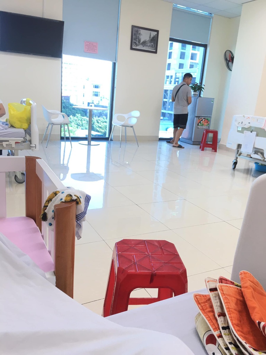 REVIEW ĐẺ MỔ TẠI PHỤ SẢN HẢI PHÒNG

Em mổ hôm 25/09, đêm 1h kém nghe cái bụp vỡ ối xối xả, bắt taxi lên viện là hơn 01h sáng, vào làm thủ tục siêu âm khám trong. 
2h kém được đẩy lên phòng mổ 

E chọn bsi Học và tính 28/09 mổ chủ động (dks 29/09) nhưng vì mổ cấp cứu lại mổ đêm nên mổ bsi Dung (thấy các chị y tá bảo trưởng khoa khoa chị mà em đang run sợ quá nên cũng ko để ý lắm 😂) 

2:50 con oe oe, y tá cho 2 mẹ con nhìn nhau thơm nhau 1 cái rùi bế bé đi. Tầm 03h hơn thì mẹ được đưa xuống phòng hậu phẫu theo dõi hơn 7 tiếng

Em mổ yêu cầu nằm sản 1 phòng 503 (4 giường 750k/ngày, BH 80%) 
Mỗi ngày được rửa vệ sinh 2 lần, tiêm thuốc 2 lần, thăm khám 1 lần, chăn ga, quần áo bv đổi hàng ngày, bv cho mượn phích nước, đc 2 cốc chè sữa hoặc nc lá 2 buổi/ngày. 

CHI PHÍ SINH TẠI PHỤ SẢN HẢI PHÒNG 💰
Vì mổ cấp cứu nên e ko chọn gói 5,5tr được
Bồi dưỡng bác sĩ mổ 1tr5
Bồi dưỡng ê kíp 1tr
Khoa sơ sinh 400 (bsi khám cho con mỗi sáng hàng ngày) 
Hậu phẫu 300
Làm hồ sơ 200
Thuốc bsi chỉ định mua để tiêm sau hậu phẫu 480 
Sữa tắm mẹ, bé, sữa uống mẹ bé 700
Về sản 1 nằm bồi dưỡng 200
Massa bé 2 lần 300
Lấy máu gót chân cho con 500
Bồi dưỡng k cần xin giấy chuyển viện vẫn được hưởng 80% 500
Cảm ơn khoa 500
Tạm ứng khoa đẻ 4tr, sản 1 3tr tổng 7tr, BH 80% được trả lại 1tr940

Ăn uống nhà em mang vì nhà gần tiện nấu nướng
Em nằm 6 ngày tổng hết 5tr060 (tiền bồi dưỡng tính riêng) 
Bsi kê đơn mua thuốc về nhà uống hôm ra viện 507k nữa 
Tổng vệ sinh đẻ lần 1 của em hết 11.647k