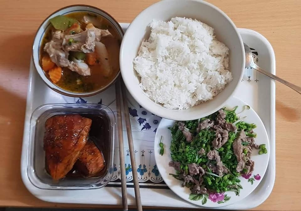 CƠM Ở CỮ MẸ MỚI NHÌN ĐÃ THẤY RƯNG RƯNG

Chia sẻ với chị em những bữa cơm sắc màu nóng hổi mà ông bà nội chuẩn bị, xếp mâm gọn gàng cho con dâu là em mỗi bữa trong thời gian ở cữ.

Giây phút yếu đuối nhất mà được mọi người so sánh "như con tôm lột vỏ", giây phút bỡ ngỡ với những điều đầu tiên khi làm mẹ, em thật may mắn khi có ông bà nội giúp đỡ. 

Ông bà là cây đại thụ, cành lá xum xuê, là bóng mát an lành, mang lại những ngọt mát, an tâm cho con cháu.
 
Mỗi bữa cơm, thấy các món ăn được chuẩn bị cẩn thận, đủ đạm đủ rau, thay đổi món mỗi bữa, em thấy thật biết ơn ông bà. Mẹ đủ sữa rồi giờ dư cả tủ sữa cho bé chính là nhờ những bữa cơm này. 

Trước khi em về ở cữ nhà nội, ông bà còn cẩn thận tìm hiểu món gì tốt, món gì kiêng và ghi chép các món ra giấy để nấu. 

Em chia sẻ các mâm cơm và những món chính và chế biến ở dưới đây, mong là giúp ích được cho các mẹ sắp sinh em bé.

Quan điểm của em và ông bà là kiêng đồ tanh như cá thu, cua đồng,... Kiêng ăn mặn quá, các món nêm hơi nhạt hơn bình thường. Kiêng uống nước lạnh, ăn đồ nguội, còn đâu cho em chén hết hihi. 

Em liệt kê theo các loại THỊT, món ĐẠM món RAU như sau: 

🌼THỊT LỢN 
- Thịt nạc rang nghệ 
- Thịt chân giò luộc thái mòn
- Móng giò hầm hạt sen, hoặc khoai tây ca rốt, hoặc củ sen
- Thịt lợn rang cháy cạnh 
- Thịt lợn xay sốt cà chua 
- Sườn xào chua ngọt 
- Ruốc thịt lợn 

🌼THỊT BÒ 
- Gân bò hầm rau củ (khoai tây, cà rốt, súp lơ, bí,...) 
- Bò bít tết áp chảo 
- Bò xào + giá/ hoa thiên lý (ăn hoa này nhiều sữa)/ đậu cove/ bí đỏ/ ớt Đà Lạt/ súp lơ/ cà rốt/ su su,...

🌼THỊT GÀ 
- Gà luộc 
- Gà kho gừng
- Gà sốt chua ngọt
- Gà hầm thuốc bắc/ngải cứu (món này rất tốt)
- Cháo gà

🌼CÁ thì em chỉ ăn cá hồi, còn các loại cá khác em ít ăn. Chế biến: 
- Ruốc cá hồi 
- Cá hồi áp chảo sốt xì dầu 
- Cá hồi bỏ lò 
- Cá hồi sốt chanh 

🌼TÔM
- Tôm hấp
- Tôm rang chua ngọt
- Ruốc tôm 

🌼TRỨNG 
-  Trứng gà so luộc 
-  Trứng hấp thịt
-  Trứng đúc thịt rán 
-  Trứng rán ngải cứu

🌼RAU
- Rau ngót nấu thịt băm (món phải ăn) 
- Canh bầu/bí nấu tôm 
- Rau mùng tơi nấu ngao 
- Mướp luộc/xào giá 
- Bí đỏ luộc (món này ăn lợi sữa) 
- Canh rau củ hầm xương

Sơ sơ là vậy ạ, xoay vòng các món như này đảm bảo mẹ em bé ăn uống ngon miệng, cơ thể khỏe mạnh để đảm bảo là cô bò sữa vui vẻ hihi.
Theo như cá nhân em thấy thì kinh nghiệm để có đủ sữa cho mẹ là:

✅ Ăn đủ chất và đa dạng các món cho mẹ ngon miệng, mẹ vui vẻ làm cô gái Hà Lan mỗi ngày
✅ Ngày uống 3-4 lít nước ấm, sữa ấm (để nhớ thì cứ trước mỗi cữ hút sữa uống 1-2 cốc nước ấm luôn)
✅  Kích hút sữa đều đặn, đúng giờ

Ngoài ra, em thấy uống nước chè vằng ấm hoặc nước đỗ đen vừa thơm ngon mà lại nhiều sữa hihi. 

Mong là bài này của em hữu ích cho các mẹ sắp sinh em bé hoặc người nhà đang tìm hiểu thông tin để chăm mẹ em bé. Món mới vẫn được ông bà tìm hiểu update liên tục, có gì hay em lại chia sẻ tiếp