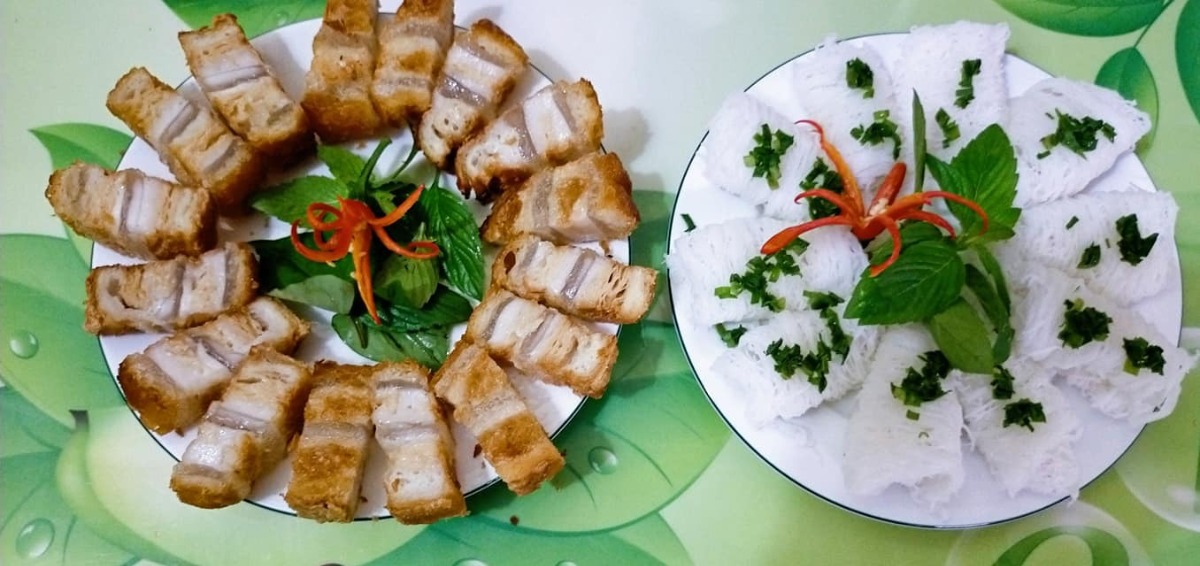 Bữa trưa chay cuối tuần của mình. Thịt quay chay bánh hỏi, mình học trên Youtube. Chúc cả nhà bữa trưa ngon miệng và an yên 💓

Cách làm: 2 khuôn cho 6 người ăn
Chuẩn bị nguyên liệu, gia vị :
- Sườn heo chay : 3 miếng
- Bột năng : 150 gr
- Bột gạo : 100 gr
- Cốt dừa : 250 gr
- Nước lọc : 260 gr
- Bánh mì dài : 1 ổ
- Dầu ăn
Gia vị cho mỗi loại bột
- Muối : 1/4 mcfe 
- Đường : 1/4 mcfe
- Hạt nêm chay : 1/4 mcfe
- Bột ngọt : 1/4 mcfe
- Sốt thịt nướng : 1 muỗng canh
- Khuôn đổ 12 x 7 cm : 2 khuôn
- Màng bọc TP
Ăn kèm  : Bánh hỏi, rau xà lách, rau sống, nước mắm chay
1) Cách pha bột năng, làm mỡ heo.
Bột năng 150 gr
Nước lọc 180 gr
Muối 1/4 mcfe
Đường 1/4 mcfe
Hạt nêm 1/4 mcfe
Bột ngọt 1/4 mcfe
Hòa tan hỗn hợp để sang 1 bên
2) Cách pha bột gạo, làm thịt heo
Bột gạo 100 gr
Cốt dừa 250 gr
Nước lọc 80 gr
Muối 1/4 mcfe
Đường 1/4 mcfe
Hạt nêm 1/4 mcfe
Bột ngọt 1/4 mcfe
Hòa tan hỗn hợp, hỗn hợp hơi đặc hơn hỗn hợp làm mỡ heo
3) Sườn heo chay ngâm nở, mềm, xả sạch vắt khô, tách ra làm 2
4) Bánh mì cắt 2 khúc, mỗi khúc khoảng 12 cm, cắt dọc làm 2, để làm da heo
5) Cho sườn đã tách đôi, ngâm trong bột gạo, nhấn cho thịt chìm xuống.
6) Lót màng TP vào khuôn, hoặc thoa dầu ăn vào 2 khuôn
7) Lót 1 lớp bánh mì, một lớp sườn
8) Cho 1 lớp bột gạo
Chú ý : 2 loại bột chia làm 2, vì còn 1 lớp nữa
9) Mang đi hấp 8 phút, mở nắp nồi thấy bột vừa trong là được
10)Cho lớp bột năng vào 2 khuôn
11) Hấp lớp bột năng 8 phút, sau 8 phút mở nắp bột trong là được
12)Cho 1 lớp thịt chay vào
13) Tiếp theo cho 1 lớp bột gạo vào, hấp 8 phút, sau 8 phút thấy bột trong là được
14)Cho lớp bột năng vào, hấp 8 phút, sau 8 phút lấy khuôn ra khỏi nồi, lấy niã cào nhẹ vào lớp bột năng
15)Cho lớp bánh mì lên trên mặt lấy tay ấn nhẹ cho kết dính vào nhau, chờ cho nguội, cho vào ngăn mát khoảng 20 phút, lấy thịt chay ra, tách khỏi khuôn, dùng dao cắt ngang mỗi miếng dày khoảng 2 cm
16) Bắc chảo, chiên thịt ngập dầu, không trở thịt khi chưa vàng thịt sẽ bị rã, kiểm tra thịt vàng thì trở mặt trên chiên tiếp cho đến khi hết.
17) Cắt thịt heo quay ra từng miếng 2 x 2 cm
18) Áo heo quay chay, cho vào chảo
3 muỗng canh nước
2 muỗng canh đường
1 muỗng canh sốt thịt nướng chay
Nấu lửa nhỏ cho đến khi keo lại thì cho heo quay vào đảo nhẹ, đều, tắt bếp, sắp ra đĩa.