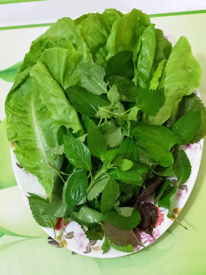 Bữa trưa chay cuối tuần của mình. Thịt quay chay bánh hỏi, mình học trên Youtube. Chúc cả nhà bữa trưa ngon miệng và an yên 💓

Cách làm: 2 khuôn cho 6 người ăn
Chuẩn bị nguyên liệu, gia vị :
- Sườn heo chay : 3 miếng
- Bột năng : 150 gr
- Bột gạo : 100 gr
- Cốt dừa : 250 gr
- Nước lọc : 260 gr
- Bánh mì dài : 1 ổ
- Dầu ăn
Gia vị cho mỗi loại bột
- Muối : 1/4 mcfe 
- Đường : 1/4 mcfe
- Hạt nêm chay : 1/4 mcfe
- Bột ngọt : 1/4 mcfe
- Sốt thịt nướng : 1 muỗng canh
- Khuôn đổ 12 x 7 cm : 2 khuôn
- Màng bọc TP
Ăn kèm  : Bánh hỏi, rau xà lách, rau sống, nước mắm chay
1) Cách pha bột năng, làm mỡ heo.
Bột năng 150 gr
Nước lọc 180 gr
Muối 1/4 mcfe
Đường 1/4 mcfe
Hạt nêm 1/4 mcfe
Bột ngọt 1/4 mcfe
Hòa tan hỗn hợp để sang 1 bên
2) Cách pha bột gạo, làm thịt heo
Bột gạo 100 gr
Cốt dừa 250 gr
Nước lọc 80 gr
Muối 1/4 mcfe
Đường 1/4 mcfe
Hạt nêm 1/4 mcfe
Bột ngọt 1/4 mcfe
Hòa tan hỗn hợp, hỗn hợp hơi đặc hơn hỗn hợp làm mỡ heo
3) Sườn heo chay ngâm nở, mềm, xả sạch vắt khô, tách ra làm 2
4) Bánh mì cắt 2 khúc, mỗi khúc khoảng 12 cm, cắt dọc làm 2, để làm da heo
5) Cho sườn đã tách đôi, ngâm trong bột gạo, nhấn cho thịt chìm xuống.
6) Lót màng TP vào khuôn, hoặc thoa dầu ăn vào 2 khuôn
7) Lót 1 lớp bánh mì, một lớp sườn
8) Cho 1 lớp bột gạo
Chú ý : 2 loại bột chia làm 2, vì còn 1 lớp nữa
9) Mang đi hấp 8 phút, mở nắp nồi thấy bột vừa trong là được
10)Cho lớp bột năng vào 2 khuôn
11) Hấp lớp bột năng 8 phút, sau 8 phút mở nắp bột trong là được
12)Cho 1 lớp thịt chay vào
13) Tiếp theo cho 1 lớp bột gạo vào, hấp 8 phút, sau 8 phút thấy bột trong là được
14)Cho lớp bột năng vào, hấp 8 phút, sau 8 phút lấy khuôn ra khỏi nồi, lấy niã cào nhẹ vào lớp bột năng
15)Cho lớp bánh mì lên trên mặt lấy tay ấn nhẹ cho kết dính vào nhau, chờ cho nguội, cho vào ngăn mát khoảng 20 phút, lấy thịt chay ra, tách khỏi khuôn, dùng dao cắt ngang mỗi miếng dày khoảng 2 cm
16) Bắc chảo, chiên thịt ngập dầu, không trở thịt khi chưa vàng thịt sẽ bị rã, kiểm tra thịt vàng thì trở mặt trên chiên tiếp cho đến khi hết.
17) Cắt thịt heo quay ra từng miếng 2 x 2 cm
18) Áo heo quay chay, cho vào chảo
3 muỗng canh nước
2 muỗng canh đường
1 muỗng canh sốt thịt nướng chay
Nấu lửa nhỏ cho đến khi keo lại thì cho heo quay vào đảo nhẹ, đều, tắt bếp, sắp ra đĩa.