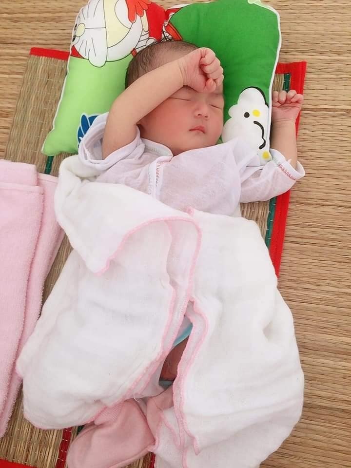 Bé con vừa ra đời thì hay tin ba mẹ trúng độc đắc 😝
Gầu hết sức vậy hà
Thiên thần nhỏ vừa ra chào đời được 3 hôm 🥰