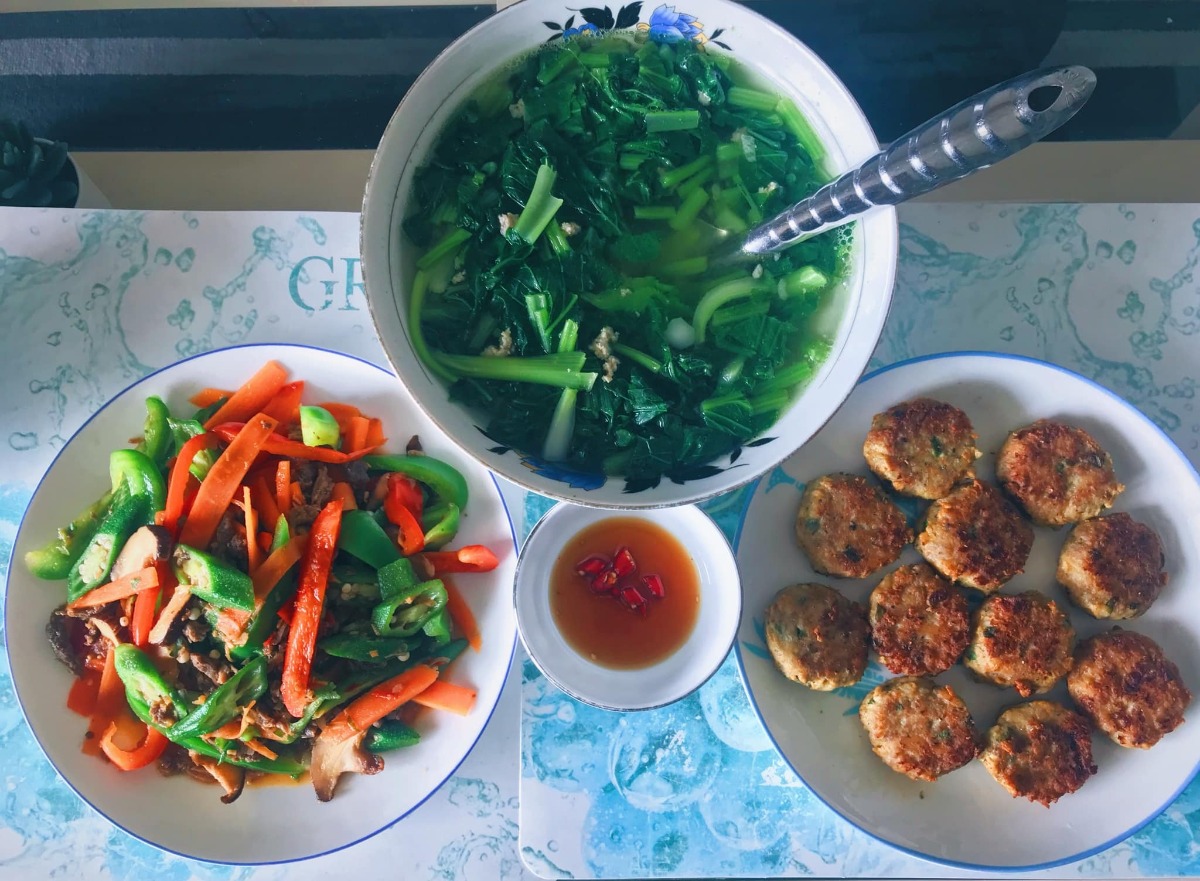 Cơm nhà 3 món* 

Chia sẻ với chị em những bữa cơm đơn giản, tranh thủ giờ nghỉ trưa trong những ngày làm việc tại nhà của vợ chồng em 🤗
 
Bữa ăn tiêu chuẩn 3 món, 1 thịt 1 rau 1 canh (nói nôm na thế chứ nhiều khi trong thịt có rau trong rau có thịt ko nhất thiết rạch ròi =))) chủ yếu các món nhanh gọn dễ làm nhưng cố gắng dù đơn giản cũng phải đủ chất, ăn cũng phải bon mồm 😆. Từ ngày chỗ em giãn cách xã hội, ăn nhà đủ 3 bữa, em chuyển bữa trưa thành bữa cơm chính trong ngày, tối chỉ ăn nhẹ nhàng thôi. Trong tuần còn bận làm việc thì ăn đơn giản, cuối tuần làm món phức tạp cải thiện sau...