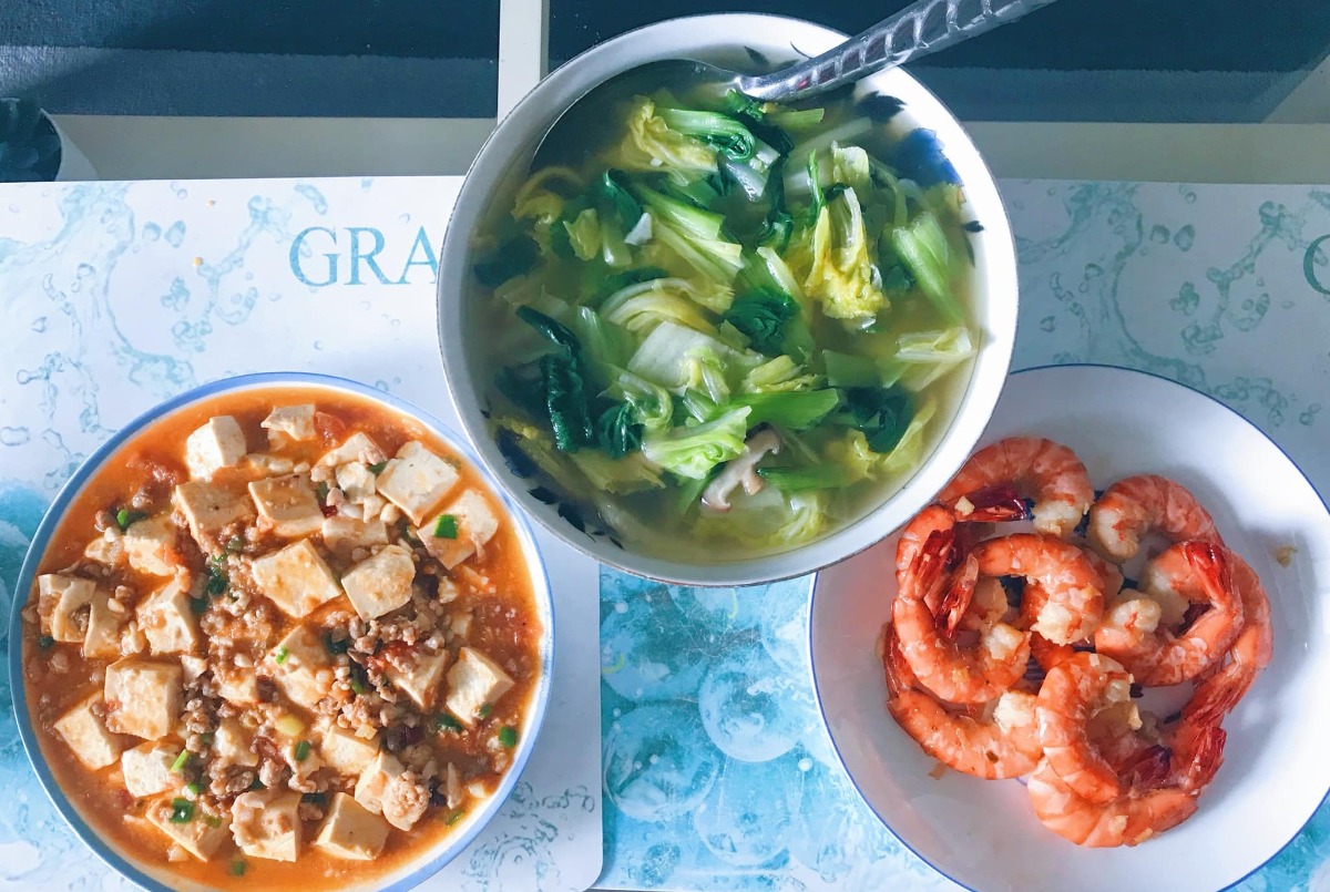 Cơm nhà 3 món* 

Chia sẻ với chị em những bữa cơm đơn giản, tranh thủ giờ nghỉ trưa trong những ngày làm việc tại nhà của vợ chồng em 🤗
 
Bữa ăn tiêu chuẩn 3 món, 1 thịt 1 rau 1 canh (nói nôm na thế chứ nhiều khi trong thịt có rau trong rau có thịt ko nhất thiết rạch ròi =))) chủ yếu các món nhanh gọn dễ làm nhưng cố gắng dù đơn giản cũng phải đủ chất, ăn cũng phải bon mồm 😆. Từ ngày chỗ em giãn cách xã hội, ăn nhà đủ 3 bữa, em chuyển bữa trưa thành bữa cơm chính trong ngày, tối chỉ ăn nhẹ nhàng thôi. Trong tuần còn bận làm việc thì ăn đơn giản, cuối tuần làm món phức tạp cải thiện sau...