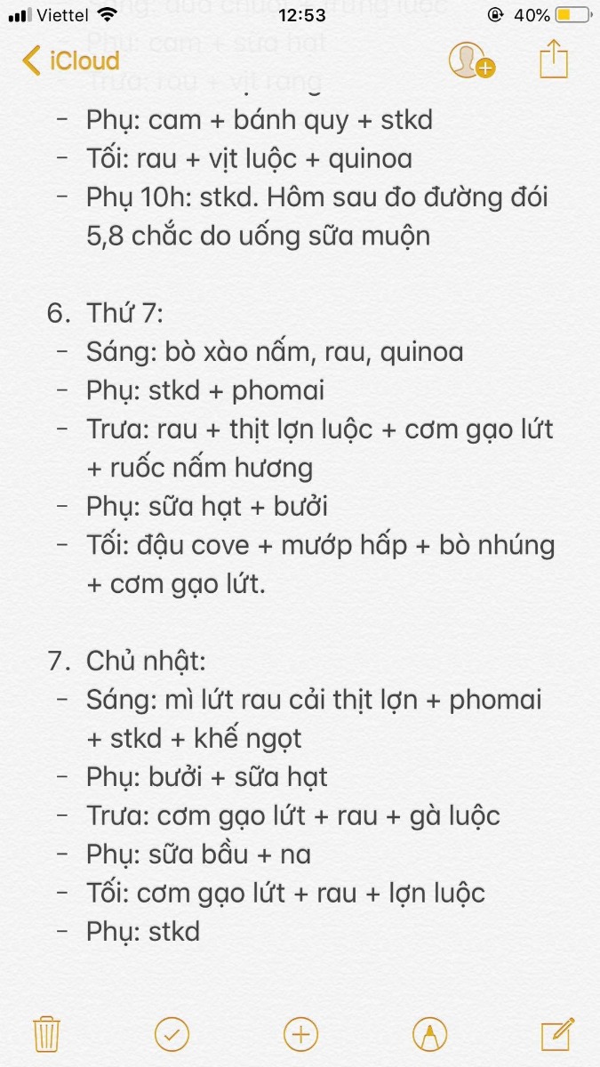 Mình cán đích thành công sinh thường tập 3 bé trai 38w5d 3,3kg rồi nè. Nay mình chia sẻ với các mom một chút. Về thai kỳ, ăn gì, sinh con ở đâu, sau sinh của mình. Mình sinh bé đc 4 ngày rồi ạ.

1. Về thai kỳ:

Mình phát hiện tđtk tuần 28 khi đi làm xn tại bv Bạch Mai. Mình sinh tập 2 ở đây nên tập 3 cũng sinh đây luôn. 2 bé trước khoẻ mạnh và mình ko bị tđtk. Tập 3 tự tin lắm là ko bị vậy mà nhận kq ngỡ ngàng. Mình bị cao sau ăn 2h (8,7 > 6,7). Trước khi phát hiện mình đi siêu âm con đều to hơn chuẩn. Phát hiện ra bệnh là những ngày ăn kiêng bắt đầu... mẹ sụt kg, con bé, stress, rối loạn đường sau ăn, rối loạn đường đói... mình đủ cả. Có khi đường vọt lên 10,4. Có 1 lần 10,8. Cả 2 lần đều do đồ ngọt. 1 lần bánh ngọt và 1 lần trà sữa 0 đường vẫn vọt như bt dù mình uống ít. 
Mình đã áp dụng cách ăn như bên dưới để đường về ngưỡng và con tăng cân đúng chuẩn trở lại. Ăn gì mình cũng test để tìm ra thực đơn hợp với mình. Từ tuần 36 trở đi mình ăn cơm trắng 1/3 chén ko bị tăng nữa nên thỉnh thoảng vẫn ăn cơm. Mình ko tập td đc nhiều vì bầu bụng thấp đi lại khó chịu lắm. Chăm 2 bạn nhỏ 7y và 2y nữa. Công việc cũng khá bận. Ăn uống mình ko quá cầu kỳ, tìm những thực phẩm theo mùa, giá cả phải chăng, dễ mua ở chợ. Mình uống thêm sữa glucerna vào buổi tối từ tuần 33. Mình làm dung nạp tuần 28, điều chỉnh chế độ ăn và cứ cách 4 tuần tái khám làm hba1c đều trong ngưỡng.

Bé này mình sinh sớm hơn so với 2 bé trước. Cũng may cân nặng ổn và trộm vía bé rất nhanh nhẹn, cứng cáp. Lần t3 rồi nên cũng dễ đẻ lắm. Đau có hơn tiếng là đẻ rồi. 😁

2. Nơi mình sinh con:

Mình đã trải nghiệm cảm giác kinh hoàng khi sinh bé đầu năm 2013 ở sản C nên hãi luôn ko bh dám quay lại. Tập 2 mình chọn sinh ở Bạch Mai. Khoa Sản toà nhà Việt Nhật. Mình đc giới thiệu cho chị y tá đỡ đẻ luôn của khoa, đc cái 2 c e rất hợp tính nhau, chị nhiệt tình vô cùng nên cảm giác rất thoải mái, tự tin đi đẻ. Lần 2 và 3 mình đều nhờ chị. Việc đi khám và tái khám có chị giúp nên nhanh chóng, dễ dàng. Đến lúc sinh chị đỡ luôn cho nên yên tâm lắm. Sinh xong bé đc da tiếp da lúc lâu, trì hoãn kẹp rốn để lấy đc hết máu dây nhau. Bé cũng đc test tiểu đường, tiêm vtm K và viêm gan B tại viện. Hai mẹ con về phòng 6 giường nằm 1 ngày hôm sau ra viện. Phòng sạch sẽ, rộng rãi, vệ sinh khép kín, có nước nóng của bv 24/24 để pha sữa cho bé. Mình có bảo hiểm nên chỉ phải trả khoảng 570k cho tất cả. Mình cảm ơn kíp trực 2tr, cảm ơn chị y tá giúp mình 2tr. Đợi đến 8w đi test lại đường sau sinh và kiểm tra vết khâu tầng sinh môn luôn là ổn.

3. Sau sinh:

Mình sinh đc 4 ngày rồi. Vẫn áp dụng chế độ ăn nhiều rau, đạm và ít tinh bột như thai kỳ. Sau sinh 18 tiếng mình có sữa non. Ảnh là sữa 1 cữ hút ở 72h sau sinh của mình. Ăn uống thì mình mới ăn ruốc, thịt rang, bò, tôm, rau ngót, đu đủ, thanh long đỏ thôi. Mỗi bữa tô cháo yến mạch thay cơm. Mình thích cháo yến mạch dễ ăn lắm 🙂 

Trên đây là những chia sẻ của mình. Mình cũng mong là thoát đc tiểu đường sau sinh. 

Mấy hôm nữa mình sẽ uống thêm tảo và bột nghệ mật ong này.

Chúc các m giữ đc tinh thần thoải mái, vượt cạn thành công nhé 🙂 

À m nào mà cứ hỏi ăn này ăn kia đc ko nhưng sợ ko dám test với ko mua máy test mình ko đồng ý chút nào. Cơ thể mình, con mình mà lơ là quá. 

Mỗi người 1 cơ địa có ng hợp ng ko nên cần phải test để tìm ra cái hợp với mình chứ. Cố gắng lên nào !