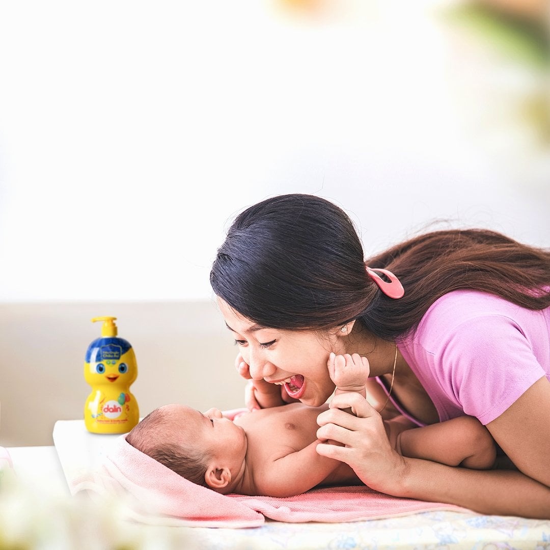 TẮM MÁT – KHOẢNG THỜI GIAN HẠNH PHÚC VÀ TÍCH CỰC MỖI NGÀY CỦA TRẺ
Tương đương với việc chơi, cho bú và trò chuyện, gần đây việc tắm cho trẻ được đưa vào 1 trong những hoạt động hằng ngày được xem là có khả năng kích thích đa giác quan- điều mà có lợi ích phát triển não bộ trẻ nhỏ, đặc biệt với nhóm trẻ sơ sinh và nhóm trẻ dưới 5 tuổi.

TRẢI NGHIỆM KÍCH THÍCH ĐA GIÁC QUAN LÀ GÌ?
Khái niệm này chỉ được đưa ra gần đây trong 1 hội nghị thường niên bởi WHO nhằm nói đến các hoạt động và trải nghiệm có tính chất lập lại hằng ngày giúp trẻ có sự tương tác hầu hết các giác quan như chạm, nghe, nhìn và ngửi. Điều này sẽ có lợi ích to lớn cho nhóm trẻ đang hình thành và phát triển các liên kết trong não bộ trước 5 tuổi. Tắm mát cho trẻ được xem là 1 trong những trải nghiệm thú vị này.

Cụ thể, TS. Slominkin, ĐH Tennessee, Mỹ từng cho thấy mối liên hệ giữa xúc cảm ở da và hệ thống thần kinh trung ương trong việc giúp trẻ cảm thấy thoải mái và vui vẻ. Điều này giúp các kết nối thần kinh trở nên hoạt động mạnh mẽ hơn. Do đó, việc giúp trẻ có được thời gian tắm thoải mái hằng ngày là điều bạn thật sự nên làm.

CÁC VẤN ĐỀ LIÊN QUAN ĐẾN HOẠT ĐỘNG TẮM MÁT CỦA TRẺ

1. Tắm cho trẻ sơ sinh và trẻ nhỏ
Gần đây việc tắm ngay cho trẻ mới sinh là không còn được khuyến khích. Điều này giúp bảo vệ lớp ngoài cùng của da bé. Theo GS.Jackson, độ pH của lớp này giúp bảo vệ da hiệu quả. Trong 24 giờ sau sinh lớp này có nhiều chức năng trong việc bảo vệ chống lại vi khuẩn cơ hội, cũng như điều hòa thân nhiệt và tỷ lệ trao đổi chất ở da bé trong giai đoạn thích nghi môi trường mới bên ngoài mẹ. Một vài lợi ích khác liên quan đến trì hoãn tắm là trẻ có thể bú sớm hơn.

Các bạn có thể xem video hướng dẫn cách tắm trẻ sơ sinh và trẻ nhỏ ở mục dưới comment bài viết này.

2. Thời gian tắm cho trẻ

• Trẻ trước khi biết bò (thường dưới 6 tháng tuổi): có thể tắm ngâm nước 2-3 ngày/tuần và các ngày còn lại có thể lau rửa tay chân. Trong những ngày nóng hay vận động nhiều, trẻ có thể tắm ngâm nước 1 lần/ngày. Tuy nhiên, thời gian ngâm nước không quá 5 phút.
Trẻ trên 6 tháng tuổi, có thể tắm ngâm nước 1 lần/ngày. Thời gian ngâm nước không quá 10 phút.
• Trẻ trên 2 tuổi, có thể tắm theo sở thích hoặc nhu cầu.

3. CÁCH LỰA CHỌN SỮA TẮM CHO TRẺ SƠ SINH VÀ TRẺ NHỎ
Việc tắm cho trẻ nhỏ không đơn thuần là loại bỏ các bụi bẩn và vi khuẩn, mà chúng ta còn phải quan tâm đến nồng độ pH trên da bé. Những thay đổi lớn về pH trên da bé có thể dẫn đến thay đổi về hàm lượng chất béo dưới da, có thể gây những vấn đề về da như khô da, ửng đỏ hoặc gia tăng viêm da dị ứng ở các bé. Ngoài ra, độ pH của da trẻ ổn định có vai trò quan trọng bảo vệ da khỏi bị tấn công bởi vi khuẩn,

Lựa chọn sữa tắm cho bé góp 1 phần quan trọng để ngăn ngừa các vấn đề gây kích ứng da, sữa tắm phù hợp sẽ giảm các vấn đề liên quan đến thay đổi pH của làn da bé vốn rất mỏng manh và dễ bị tác động.

Theo GS.Mary, chuyên gia về da liễu sơ sinh của Viện Da liễu nhi khoa Mỹ và GS. Lavender, BV ĐH Manchester, Anh cho biết, sữa tắm cho bé nên hội đủ các điều kiện sau:

• Chỉ dùng loại sữa tắm hay sản phẩm chăm sóc da dành cho trẻ sơ sinh và trẻ nhỏ vì pH của sữa tắm quá kiềm hay axit sẽ làm thay đổi lớn pH trên da bé và gây nhiều kích ứng cho trẻ. Theo hướng dẫn của AWHONN, thành phần của sữa tắm cần có pH phù hợp với trẻ và nên nằm trong khoảng 5.5 -7.

• Cần đạt các tiêu chuẩn về sản xuất an toàn mỹ phẩm và có nguồn gốc rõ ràng. Tùy mỗi quốc gia mà sản phẩm sẽ cần tuân thủ theo những quy định về tiêu chuẩn và chất lượng của quốc gia đó. Ví dụ ở Châu Âu các sản phẩm về hóa mỹ phẩm thường phải tuân thủ Quy định (EC) số 1223/2009 của Hội đồng Châu Âu. Đây được xem là một trong những thước đo tiêu chuẩn khắt khe nhất hiện nay về độ an toàn và tính minh bạch pháp lý. Một sản phẩm đạt tiêu chuẩn trên cần minh bạch 7 điểm trên nhãn bao gồm: tên tổ chức chịu trách nhiệm và nơi sản xuất, thành phần rõ ràng và nằm trong danh sách cho phép, số lô, ngày hết hạn, khối lượng tịnh, thông tin cảnh báo, công dụng. Mỗi sự liệt kê này đều được đánh giá và xác thực thông qua các các phương pháp kiểm chứng từ nguyên liệu đầu vào đến xuất xưởng và dán nhãn.

• Không tạo quá nhiều bọt và dễ dàng rửa sạch lại bằng nước.

• Ưu tiên chọn không mùi hoặc các mùi nhẹ như Lavender hoặc Chamomile.

• Không chọn sản phẩm có màu. Mỗi loại hóa mỹ phẩm đều có 1 chỉ số gọi là chỉ số màu Colour Index (CI) gồm 5 chữ số. Chỉ chọn chỉ số màu CI lớn hơn 75000 (Ví dụ: CI 75810) vì đó là ám chỉ màu tự nhiên từ nguyên liệu.

Do đó, khi chọn sữa tắm cho bé các bạn có thể dựa vào những điều kiện trên.VD, trên thị trường hiện nay, Dalin Vietnam là một thương hiệu sữa tắm và chăm sóc da cho trẻ em tại Châu Âu khá lâu đời luôn tuân thủ chặt chẽ những tiêu chuẩn này và đã khá quen thuộc ở nhiều nước trên thế giới.

4. CÁC HOẠT ĐỘNG BẠN CẦN TƯƠNG TÁC KHI TẮM CHO TRẺ
Như đã nói ở đầu bài, thời gian tắm là thời điểm quan trọng giúp trẻ trải nghiệm phần lớn các kích thích các giác quan. Do đó, nó nên là thời gian thư giãn và hạnh phúc thật sự của trẻ.

• Trước khi tắm
Thiết lập 1 lịch tắm cụ thể là điều nên làm sớm từ khi trẻ còn nhỏ vì nó tạo cho trẻ cảm giác mong đợi để được vui vẻ và hạnh phúc. Thời điểm tắm trong ngày nên có đủ thời gian để chuẩn bị, tránh những lúc cập rập như trước khi đi học hoặc đi chơi. Nó càng trở thành 1 hoạt động có lên lịch thì nó càng cho nhiều lợi ích.

• Trong lúc tắm:
Khi tắm trẻ nhỏ < 1 tuổi, bạn có thể tương tác nói chuyện để trẻ đáp ứng bi bô lại bạn, cười vui vẻ với trẻ khi cần, mát-xa và vuốt ve cơ thể phần lưng và bụng của trẻ để trẻ cảm thấy được thoải mái.
Khi tắm trẻ > 1 tuổi, trước khi dùng xà phòng, bạn có thể cho trẻ ngồi chơi với nước khoảng vài phút, có thể cho trẻ 1 vài thú nổi trên nước có thể phun hoặc phát tiếng kêu. Bạn cũng dành thời gian trò chuyện, và mát-xa trẻ nếu có thể.

• Sau khi tắm:
Sau khi tắm, bạn nên dùng khăn lông lớn quấn và lau khô trẻ. Nếu trẻ nhỏ hơn 1 tuổi, có thể cho trẻ nằm sấp vài phút. Tư thế này giúp trẻ thoải mái và làm mạnh các cơ lớn như cơ lưng, cơ bụng, cơ cổ- thuận lợi cho phát triển vận động của trẻ nhỏ.
Bạn cũng có thể cho trẻ bú sữa hoặc nằm trò chuyện với trẻ sau tắm. Đây là khoảng trải nghiệm tích cực mà bạn không nên bỏ qua mỗi ngày.

5. Tắm khi trẻ bệnh như thế nào?
Trẻ đang bệnh thì không nên tắm thường xuyên, chỉ tắm khi trẻ ở trạng thái khỏe mạnh, vui vẻ. Nhưng có thể lau người trẻ bằng khăn ẩm, không quá ướt (vùng tay chân, mặt và vùng dưới của trẻ).

6. Trẻ có cứt trâu
Đây là 1 dạng viêm da không nguy hiểm do sự rối loại nội tiết tố và tuyến bã, các bé dưới 3 tháng thường gặp. Điều này hoàn toàn không liên quan đến việc mẹ chăm sóc bé có vệ sinh hay không. Do đó, nếu ai nói mẹ chăm sóc không kỹ mà để có cứt trâu là không đúng. Đa phần sẽ tự khỏi khi tuyến bã hoạt động ổn định trở lại. Cứt trâu gây mất thẩm mỹ và tăng nguy cơ nhiễm nấm ở trẻ.

Cách chăm sóc: bạn có thể làm mềm bằng việc thoa 1 lớp dầu khoáng, dầu dừa hoặc dầu oliu 1 tiếng trước khi gội. Điều này sẽ làm mềm lớp cứt trâu. Sau đó, dùng dầu gội có pH thấp gội cho trẻ, không nên chà sát mạnh tay. Nếu bé nhiều tóc có thể dùng lược sơ sinh chuyên dụng để chải gở phần cứt trâu dính trên tóc. Tuần gội không quá 3 lần.