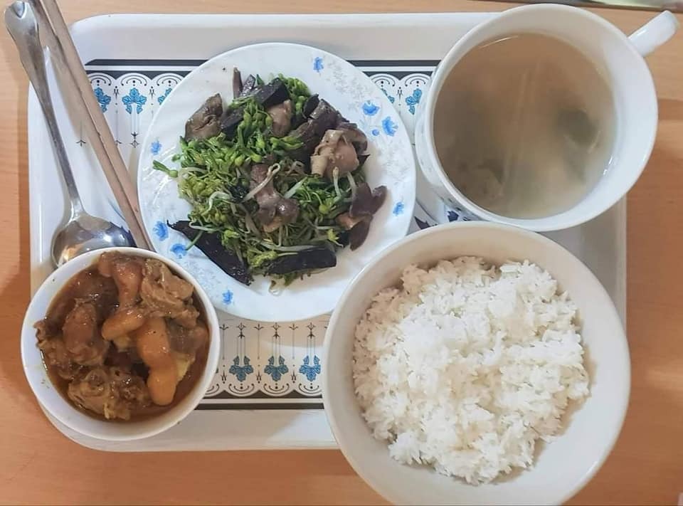 CƠM Ở CỮ MẸ MỚI NHÌN ĐÃ THẤY RƯNG RƯNG

Chia sẻ với chị em những bữa cơm sắc màu nóng hổi mà ông bà nội chuẩn bị, xếp mâm gọn gàng cho con dâu là em mỗi bữa trong thời gian ở cữ.

Giây phút yếu đuối nhất mà được mọi người so sánh "như con tôm lột vỏ", giây phút bỡ ngỡ với những điều đầu tiên khi làm mẹ, em thật may mắn khi có ông bà nội giúp đỡ. 

Ông bà là cây đại thụ, cành lá xum xuê, là bóng mát an lành, mang lại những ngọt mát, an tâm cho con cháu.
 
Mỗi bữa cơm, thấy các món ăn được chuẩn bị cẩn thận, đủ đạm đủ rau, thay đổi món mỗi bữa, em thấy thật biết ơn ông bà. Mẹ đủ sữa rồi giờ dư cả tủ sữa cho bé chính là nhờ những bữa cơm này. 

Trước khi em về ở cữ nhà nội, ông bà còn cẩn thận tìm hiểu món gì tốt, món gì kiêng và ghi chép các món ra giấy để nấu. 

Em chia sẻ các mâm cơm và những món chính và chế biến ở dưới đây, mong là giúp ích được cho các mẹ sắp sinh em bé.

Quan điểm của em và ông bà là kiêng đồ tanh như cá thu, cua đồng,... Kiêng ăn mặn quá, các món nêm hơi nhạt hơn bình thường. Kiêng uống nước lạnh, ăn đồ nguội, còn đâu cho em chén hết hihi. 

Em liệt kê theo các loại THỊT, món ĐẠM món RAU như sau: 

🌼THỊT LỢN 
- Thịt nạc rang nghệ 
- Thịt chân giò luộc thái mòn
- Móng giò hầm hạt sen, hoặc khoai tây ca rốt, hoặc củ sen
- Thịt lợn rang cháy cạnh 
- Thịt lợn xay sốt cà chua 
- Sườn xào chua ngọt 
- Ruốc thịt lợn 

🌼THỊT BÒ 
- Gân bò hầm rau củ (khoai tây, cà rốt, súp lơ, bí,...) 
- Bò bít tết áp chảo 
- Bò xào + giá/ hoa thiên lý (ăn hoa này nhiều sữa)/ đậu cove/ bí đỏ/ ớt Đà Lạt/ súp lơ/ cà rốt/ su su,...

🌼THỊT GÀ 
- Gà luộc 
- Gà kho gừng
- Gà sốt chua ngọt
- Gà hầm thuốc bắc/ngải cứu (món này rất tốt)
- Cháo gà

🌼CÁ thì em chỉ ăn cá hồi, còn các loại cá khác em ít ăn. Chế biến: 
- Ruốc cá hồi 
- Cá hồi áp chảo sốt xì dầu 
- Cá hồi bỏ lò 
- Cá hồi sốt chanh 

🌼TÔM
- Tôm hấp
- Tôm rang chua ngọt
- Ruốc tôm 

🌼TRỨNG 
-  Trứng gà so luộc 
-  Trứng hấp thịt
-  Trứng đúc thịt rán 
-  Trứng rán ngải cứu

🌼RAU
- Rau ngót nấu thịt băm (món phải ăn) 
- Canh bầu/bí nấu tôm 
- Rau mùng tơi nấu ngao 
- Mướp luộc/xào giá 
- Bí đỏ luộc (món này ăn lợi sữa) 
- Canh rau củ hầm xương

Sơ sơ là vậy ạ, xoay vòng các món như này đảm bảo mẹ em bé ăn uống ngon miệng, cơ thể khỏe mạnh để đảm bảo là cô bò sữa vui vẻ hihi.
Theo như cá nhân em thấy thì kinh nghiệm để có đủ sữa cho mẹ là:

✅ Ăn đủ chất và đa dạng các món cho mẹ ngon miệng, mẹ vui vẻ làm cô gái Hà Lan mỗi ngày
✅ Ngày uống 3-4 lít nước ấm, sữa ấm (để nhớ thì cứ trước mỗi cữ hút sữa uống 1-2 cốc nước ấm luôn)
✅  Kích hút sữa đều đặn, đúng giờ

Ngoài ra, em thấy uống nước chè vằng ấm hoặc nước đỗ đen vừa thơm ngon mà lại nhiều sữa hihi. 

Mong là bài này của em hữu ích cho các mẹ sắp sinh em bé hoặc người nhà đang tìm hiểu thông tin để chăm mẹ em bé. Món mới vẫn được ông bà tìm hiểu update liên tục, có gì hay em lại chia sẻ tiếp