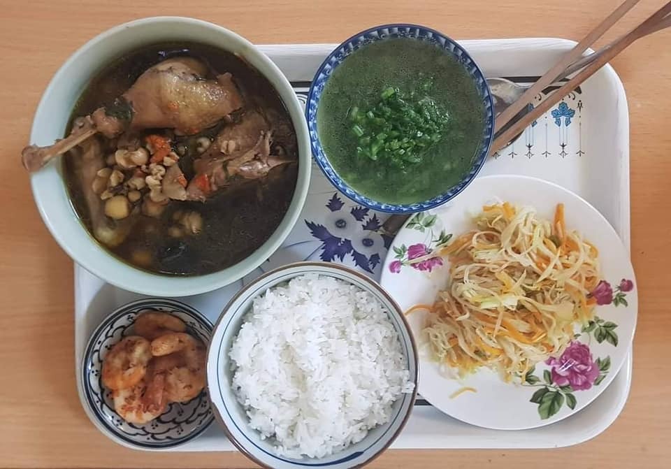 CƠM Ở CỮ MẸ MỚI NHÌN ĐÃ THẤY RƯNG RƯNG

Chia sẻ với chị em những bữa cơm sắc màu nóng hổi mà ông bà nội chuẩn bị, xếp mâm gọn gàng cho con dâu là em mỗi bữa trong thời gian ở cữ.

Giây phút yếu đuối nhất mà được mọi người so sánh "như con tôm lột vỏ", giây phút bỡ ngỡ với những điều đầu tiên khi làm mẹ, em thật may mắn khi có ông bà nội giúp đỡ. 

Ông bà là cây đại thụ, cành lá xum xuê, là bóng mát an lành, mang lại những ngọt mát, an tâm cho con cháu.
 
Mỗi bữa cơm, thấy các món ăn được chuẩn bị cẩn thận, đủ đạm đủ rau, thay đổi món mỗi bữa, em thấy thật biết ơn ông bà. Mẹ đủ sữa rồi giờ dư cả tủ sữa cho bé chính là nhờ những bữa cơm này. 

Trước khi em về ở cữ nhà nội, ông bà còn cẩn thận tìm hiểu món gì tốt, món gì kiêng và ghi chép các món ra giấy để nấu. 

Em chia sẻ các mâm cơm và những món chính và chế biến ở dưới đây, mong là giúp ích được cho các mẹ sắp sinh em bé.

Quan điểm của em và ông bà là kiêng đồ tanh như cá thu, cua đồng,... Kiêng ăn mặn quá, các món nêm hơi nhạt hơn bình thường. Kiêng uống nước lạnh, ăn đồ nguội, còn đâu cho em chén hết hihi. 

Em liệt kê theo các loại THỊT, món ĐẠM món RAU như sau: 

🌼THỊT LỢN 
- Thịt nạc rang nghệ 
- Thịt chân giò luộc thái mòn
- Móng giò hầm hạt sen, hoặc khoai tây ca rốt, hoặc củ sen
- Thịt lợn rang cháy cạnh 
- Thịt lợn xay sốt cà chua 
- Sườn xào chua ngọt 
- Ruốc thịt lợn 

🌼THỊT BÒ 
- Gân bò hầm rau củ (khoai tây, cà rốt, súp lơ, bí,...) 
- Bò bít tết áp chảo 
- Bò xào + giá/ hoa thiên lý (ăn hoa này nhiều sữa)/ đậu cove/ bí đỏ/ ớt Đà Lạt/ súp lơ/ cà rốt/ su su,...

🌼THỊT GÀ 
- Gà luộc 
- Gà kho gừng
- Gà sốt chua ngọt
- Gà hầm thuốc bắc/ngải cứu (món này rất tốt)
- Cháo gà

🌼CÁ thì em chỉ ăn cá hồi, còn các loại cá khác em ít ăn. Chế biến: 
- Ruốc cá hồi 
- Cá hồi áp chảo sốt xì dầu 
- Cá hồi bỏ lò 
- Cá hồi sốt chanh 

🌼TÔM
- Tôm hấp
- Tôm rang chua ngọt
- Ruốc tôm 

🌼TRỨNG 
-  Trứng gà so luộc 
-  Trứng hấp thịt
-  Trứng đúc thịt rán 
-  Trứng rán ngải cứu

🌼RAU
- Rau ngót nấu thịt băm (món phải ăn) 
- Canh bầu/bí nấu tôm 
- Rau mùng tơi nấu ngao 
- Mướp luộc/xào giá 
- Bí đỏ luộc (món này ăn lợi sữa) 
- Canh rau củ hầm xương

Sơ sơ là vậy ạ, xoay vòng các món như này đảm bảo mẹ em bé ăn uống ngon miệng, cơ thể khỏe mạnh để đảm bảo là cô bò sữa vui vẻ hihi.
Theo như cá nhân em thấy thì kinh nghiệm để có đủ sữa cho mẹ là:

✅ Ăn đủ chất và đa dạng các món cho mẹ ngon miệng, mẹ vui vẻ làm cô gái Hà Lan mỗi ngày
✅ Ngày uống 3-4 lít nước ấm, sữa ấm (để nhớ thì cứ trước mỗi cữ hút sữa uống 1-2 cốc nước ấm luôn)
✅  Kích hút sữa đều đặn, đúng giờ

Ngoài ra, em thấy uống nước chè vằng ấm hoặc nước đỗ đen vừa thơm ngon mà lại nhiều sữa hihi. 

Mong là bài này của em hữu ích cho các mẹ sắp sinh em bé hoặc người nhà đang tìm hiểu thông tin để chăm mẹ em bé. Món mới vẫn được ông bà tìm hiểu update liên tục, có gì hay em lại chia sẻ tiếp