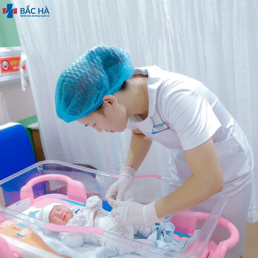 REVIEW SINH TẠI BỆNH VIỆN ĐKQT BẮC HÀ

Nay e được 1 tuần sinh mổ ở bắc hà!!!

Lời đầu tiên xin chân thành cảm ơn đội ngũ bác sĩ yta đã vất vả chăm sóc mẹ con e.Nhà leo người chọn bắc hà là thật đúng đắn.Sự tận tình của mọi người đã giúp mẹ con e vượt cạn thành công.Đi đẻ đúng nghĩa như đi nghỉ dưỡng😍👏

Đặc biệt cho e gửi lời đến bsi Khải đã khẩu cho e vết mổ cực nhỏ và đẹp 😍.Trvia mới 4 ngày vết mổ đã lành.Các mẹ đang phân vân thì chọn bắc hà là điều k nuối tiếc.Giá cả lại cực hợp lý,phòng thì sạch sẽ.yta hỗ trợ 24/24 hướng dẫn chăm sóc bé sau sinh,nói chung rất ưng cái bụng ạ😘👌🏻👏

Chi phí: e cả truyền giảm đau và chiếu tia plasma cho mẹ và bé,phòng 1 mẹ 1 con là 30tr310 k ạ có trừ bhyte