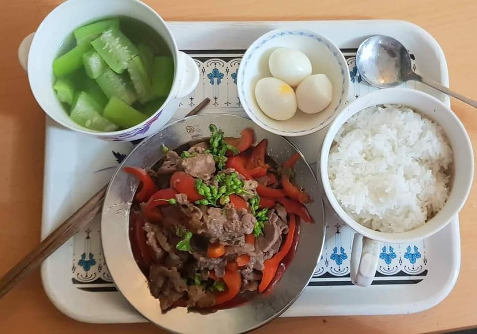 CƠM Ở CỮ MẸ MỚI NHÌN ĐÃ THẤY RƯNG RƯNG

Chia sẻ với chị em những bữa cơm sắc màu nóng hổi mà ông bà nội chuẩn bị, xếp mâm gọn gàng cho con dâu là em mỗi bữa trong thời gian ở cữ.

Giây phút yếu đuối nhất mà được mọi người so sánh "như con tôm lột vỏ", giây phút bỡ ngỡ với những điều đầu tiên khi làm mẹ, em thật may mắn khi có ông bà nội giúp đỡ. 

Ông bà là cây đại thụ, cành lá xum xuê, là bóng mát an lành, mang lại những ngọt mát, an tâm cho con cháu.
 
Mỗi bữa cơm, thấy các món ăn được chuẩn bị cẩn thận, đủ đạm đủ rau, thay đổi món mỗi bữa, em thấy thật biết ơn ông bà. Mẹ đủ sữa rồi giờ dư cả tủ sữa cho bé chính là nhờ những bữa cơm này. 

Trước khi em về ở cữ nhà nội, ông bà còn cẩn thận tìm hiểu món gì tốt, món gì kiêng và ghi chép các món ra giấy để nấu. 

Em chia sẻ các mâm cơm và những món chính và chế biến ở dưới đây, mong là giúp ích được cho các mẹ sắp sinh em bé.

Quan điểm của em và ông bà là kiêng đồ tanh như cá thu, cua đồng,... Kiêng ăn mặn quá, các món nêm hơi nhạt hơn bình thường. Kiêng uống nước lạnh, ăn đồ nguội, còn đâu cho em chén hết hihi. 

Em liệt kê theo các loại THỊT, món ĐẠM món RAU như sau: 

🌼THỊT LỢN 
- Thịt nạc rang nghệ 
- Thịt chân giò luộc thái mòn
- Móng giò hầm hạt sen, hoặc khoai tây ca rốt, hoặc củ sen
- Thịt lợn rang cháy cạnh 
- Thịt lợn xay sốt cà chua 
- Sườn xào chua ngọt 
- Ruốc thịt lợn 

🌼THỊT BÒ 
- Gân bò hầm rau củ (khoai tây, cà rốt, súp lơ, bí,...) 
- Bò bít tết áp chảo 
- Bò xào + giá/ hoa thiên lý (ăn hoa này nhiều sữa)/ đậu cove/ bí đỏ/ ớt Đà Lạt/ súp lơ/ cà rốt/ su su,...

🌼THỊT GÀ 
- Gà luộc 
- Gà kho gừng
- Gà sốt chua ngọt
- Gà hầm thuốc bắc/ngải cứu (món này rất tốt)
- Cháo gà

🌼CÁ thì em chỉ ăn cá hồi, còn các loại cá khác em ít ăn. Chế biến: 
- Ruốc cá hồi 
- Cá hồi áp chảo sốt xì dầu 
- Cá hồi bỏ lò 
- Cá hồi sốt chanh 

🌼TÔM
- Tôm hấp
- Tôm rang chua ngọt
- Ruốc tôm 

🌼TRỨNG 
-  Trứng gà so luộc 
-  Trứng hấp thịt
-  Trứng đúc thịt rán 
-  Trứng rán ngải cứu

🌼RAU
- Rau ngót nấu thịt băm (món phải ăn) 
- Canh bầu/bí nấu tôm 
- Rau mùng tơi nấu ngao 
- Mướp luộc/xào giá 
- Bí đỏ luộc (món này ăn lợi sữa) 
- Canh rau củ hầm xương

Sơ sơ là vậy ạ, xoay vòng các món như này đảm bảo mẹ em bé ăn uống ngon miệng, cơ thể khỏe mạnh để đảm bảo là cô bò sữa vui vẻ hihi.
Theo như cá nhân em thấy thì kinh nghiệm để có đủ sữa cho mẹ là:

✅ Ăn đủ chất và đa dạng các món cho mẹ ngon miệng, mẹ vui vẻ làm cô gái Hà Lan mỗi ngày
✅ Ngày uống 3-4 lít nước ấm, sữa ấm (để nhớ thì cứ trước mỗi cữ hút sữa uống 1-2 cốc nước ấm luôn)
✅  Kích hút sữa đều đặn, đúng giờ

Ngoài ra, em thấy uống nước chè vằng ấm hoặc nước đỗ đen vừa thơm ngon mà lại nhiều sữa hihi. 

Mong là bài này của em hữu ích cho các mẹ sắp sinh em bé hoặc người nhà đang tìm hiểu thông tin để chăm mẹ em bé. Món mới vẫn được ông bà tìm hiểu update liên tục, có gì hay em lại chia sẻ tiếp