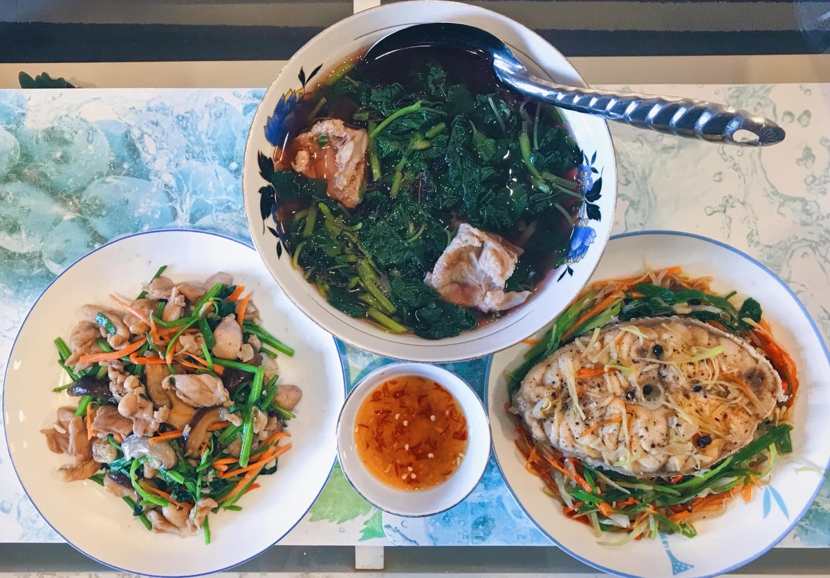 Cơm nhà 3 món* 

Chia sẻ với chị em những bữa cơm đơn giản, tranh thủ giờ nghỉ trưa trong những ngày làm việc tại nhà của vợ chồng em 🤗
 
Bữa ăn tiêu chuẩn 3 món, 1 thịt 1 rau 1 canh (nói nôm na thế chứ nhiều khi trong thịt có rau trong rau có thịt ko nhất thiết rạch ròi =))) chủ yếu các món nhanh gọn dễ làm nhưng cố gắng dù đơn giản cũng phải đủ chất, ăn cũng phải bon mồm 😆. Từ ngày chỗ em giãn cách xã hội, ăn nhà đủ 3 bữa, em chuyển bữa trưa thành bữa cơm chính trong ngày, tối chỉ ăn nhẹ nhàng thôi. Trong tuần còn bận làm việc thì ăn đơn giản, cuối tuần làm món phức tạp cải thiện sau...