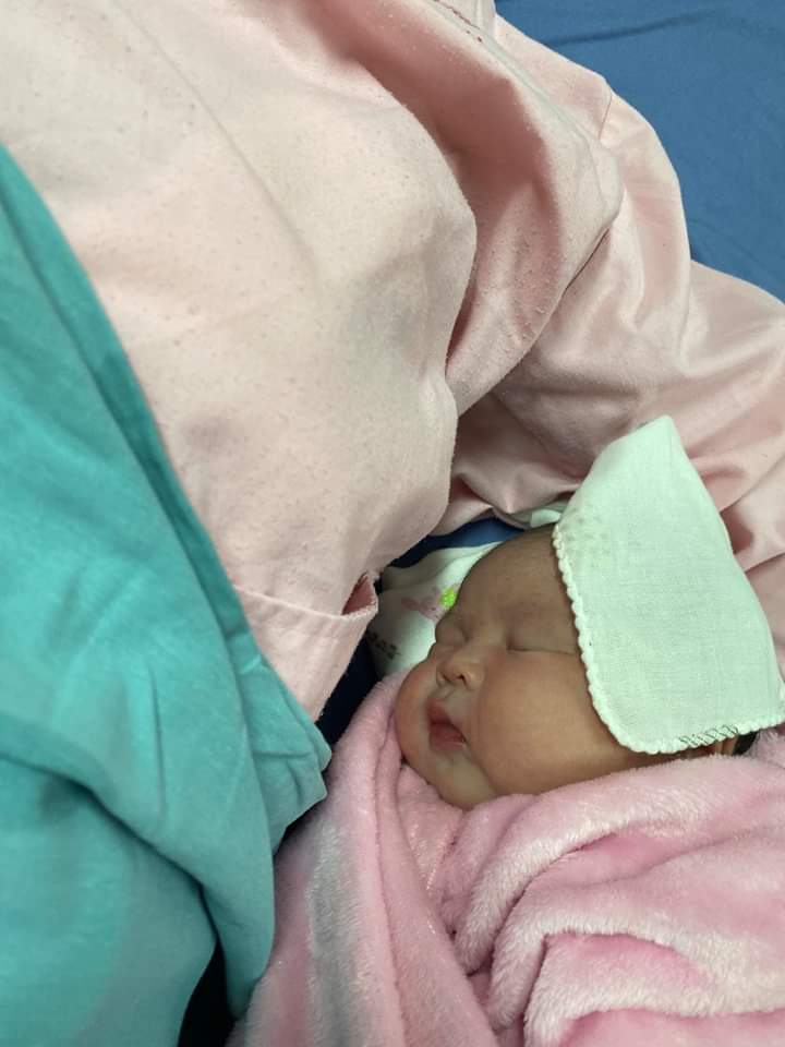 Chuột gái 3,8kg 😍 Mom nào xin vía sinh thường + sinh nhanh của em không ạ? 
Mẹ cháu cảm ơn mamibabi nha, hội mình thai giáo hay quá, tới lúc sinh r e vẫn thai giáo cho bé đều lắm ạ.
Chiều hqua e vẫn đủng đỉnh tắm gội sớm để tối đi phá cỗ trung thu, tắm gội xong được 1 lúc bắt đầu râm ran đau bụng chuyển dạ là em vẫn nghĩ chưa đẻ đc ngay đâu - cắt bánh trung thu ăn tạm nửa cái đã kẻo nhỡ đẻ luôn lại không được ăn 🤣🤣🤣 5h chiều bắt đầu xách đồ đi viện, 6h hơn làm xong thủ tục các thứ là đi khám, lúc đó bắt đầu có cơn đau hẳn là em qua phòng chờ đẻ luôn... lên bàn đẻ rặn đúng 2 hơi là oe oe nghe thấy giọng con khóc rồi 😍 cưng xỉu!