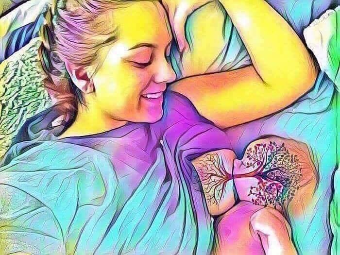 HÃY CHO HAI TA 6 TUẦN MẸ NHÉ 🤗

Mẹ thân mến!

Mẹ hãy giữ lá thư này và mỗi khi cảm thấy mệt mỏi hay khó khăn thì lấy ra đọc nhé.

Mong mẹ đừng quá hy vọng vào con, một đứa trẻ mới sinh và cũng đừng quá hy vọng vào mình, một người lần đầu làm mẹ. Hãy cho cả hai ta 6 tuần để làm quen mẹ nhé! 6 tuần để con lớn hơn, ổn định và dễ đoán hơn. 6 tuần để mẹ nghỉ ngơi và thư giãn, chờ cơ thể hồi phục.

Xin mẹ hãy cho con ăn khi con đói chứ đừng bắt con ăn theo cữ. Con chẳng biết đói là gì và thời gian là thế nào khi còn trong tử cung mẹ.
Xin mẹ hãy ôm, hôn và chạm vào con nhiều nhất có thể. Con đã luôn được ôm chặt suốt 9 tháng và chưa bao giờ cảm thấy cô đơn trước đây mà.

Xin mẹ hãy tha thứ nếu con khóc quá nhiều. Con không phải rắc rối được gửi đến để làm phiền cuộc sống của mẹ. Chỉ là cách duy nhất con có thể làm để mẹ biết con đang không thoải mái chính là khóc. Chờ con một thời gian ngắn thôi, khi quen với cuộc sống này hơn, con sẽ khóc ít đi và biết cách ra tín hiệu cho mẹ.

Mẹ hãy dành thời gian tìm hiểu con mẹ nhé. Để xem con khác biệt với mẹ thế nào. Hãy quan sát con thật nhiều và con cũng sẽ có cách an ủi mẹ, khiến mẹ vui hơn.

Con kiên cường lắm mẹ ạ. Mẹ cũng chỉ là một người mới làm mẹ lần đầu nên có lỡ sai lầm gì, con cũng không trách mẹ đâu. Chỉ cần mẹ luôn dành tình yêu thương cho con, con sẽ không bị tổn thương gì hết.

Xin mẹ đừng thất vọng vì con không phải đứa trẻ hoàn hảo như mẹ từng mong đợi hay mẹ không phải người mẹ tuyệt vời như đã tưởng tưởng.
Xin mẹ hãy chăm sóc bản thân mình, ăn một chế độ ăn uống cân bằng, nghỉ ngơi và tập thể dục thật nhiều để khi chúng ta ở bên nhau, mẹ sẽ có đủ sự kiên nhẫn và năng lượng để chăm sóc cho con.

Mẹ cũng đừng quên quan tâm đến những mối quan hệ khác ngoài con với mẹ. Con luôn mong mẹ được hạnh phúc.

Cuối cùng, mong mẹ hãy giữ hình ảnh con trong những ngày này thật sâu trong tim. Con sẽ chỉ như thế này trong một khoảng thời gian rất ngắn thôi mẹ ạ. Mặc dù con có thể khiến cuộc sống của mẹ bị đảo lộn nhưng mọi thứ sẽ trở lại bình thường nhanh thôi.

Hãy hạnh phúc mẹ nhé! Con sẽ không bao giờ là một đứa trẻ sơ sinh thêm một lần nữa đâu.