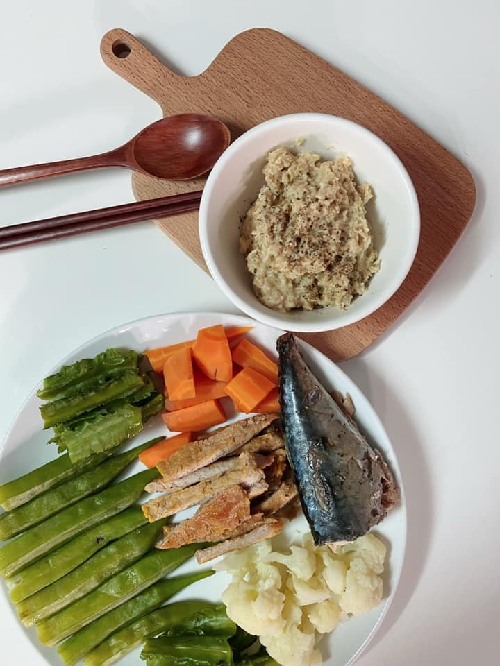 MÌNH ĐÃ HẾT BỊ TĐTK SAU SINH ✌🏻

Chào cả nhà. Mình phát hiện tiểu đường thai kì ở tuần 26 và mẹ tròn con vuông ở tuần 38w3d. Lúc sinh bé nặng 3kg820 và mẹ sinh thường không gây tê màng cứng. Trong quá trình mang thai khi biết bị tđtk mình kiểm soát đường huyết mỗi ngày bằng cách ăn uống theo chế độ như bs dinh dưỡng hướng dẫn: ăn nhiều rau trước, thức ăn sau và tinh bột sau cùng, không ăn đồ ngọt trái cây ngọt, chia nhỏ bửa ăn và kiểm tra đường trước và sau khi ăn những món lạ. Và mình đã cán đích thành công.

Sau sinh mình vẫn tiếp tục ăn chế độ nhiều rau và đạm, k ăn đồ ngọt và vẫn tiếp tục ăn cơm lứt, khoai lang, yến mạch thay cơm trắng cho đến hiện tại SAU SINH 3 tháng mình đi test đường lại thì đã THOÁT KHỎI TIỂU ĐƯỜNG rồi mọi người ạ ❤️. Mặc dù ăn như vậy nhưng trộm vía sữa mình vẫn nhiều và đặc lắm nhe ( 1 ngày hút dc 2lít sữa) nên các mẹ bị tđtk củng đừng lo lắng là sau sinh phải ăn nhiều cơm hay uống sữa ông thọ mới có nhiều sữa ( KHÔNG CẦN THIẾT ĐÂU Ạ) vì nếu sau sinh chưa biết đc mình hết tđtk hay chưa mà ăn nhiều đồ ngọt quá thì củng có thể tăng nguy cơ mắc tiểu đường type 2 hơn bình thường. Cho nên có kiêng có lành. Và quan trọng nữa sau sinh kho vẫn ăn chế độ thì lấy lại dáng rất nhanh. Bản thân mình sợ mang căn bệnh tiểu đường cả đời cho nên ăn uống kiểm soát và còn tập luyện nữa. Và bây giờ đã không bị Tiểu đường type 2. Mình vui và chia sẻ ngay cho các mẹ luôn ạ 🥰🥰🥰🥰