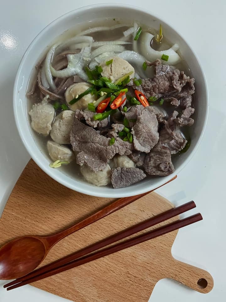 MÌNH ĐÃ HẾT BỊ TĐTK SAU SINH ✌🏻

Chào cả nhà. Mình phát hiện tiểu đường thai kì ở tuần 26 và mẹ tròn con vuông ở tuần 38w3d. Lúc sinh bé nặng 3kg820 và mẹ sinh thường không gây tê màng cứng. Trong quá trình mang thai khi biết bị tđtk mình kiểm soát đường huyết mỗi ngày bằng cách ăn uống theo chế độ như bs dinh dưỡng hướng dẫn: ăn nhiều rau trước, thức ăn sau và tinh bột sau cùng, không ăn đồ ngọt trái cây ngọt, chia nhỏ bửa ăn và kiểm tra đường trước và sau khi ăn những món lạ. Và mình đã cán đích thành công.

Sau sinh mình vẫn tiếp tục ăn chế độ nhiều rau và đạm, k ăn đồ ngọt và vẫn tiếp tục ăn cơm lứt, khoai lang, yến mạch thay cơm trắng cho đến hiện tại SAU SINH 3 tháng mình đi test đường lại thì đã THOÁT KHỎI TIỂU ĐƯỜNG rồi mọi người ạ ❤️. Mặc dù ăn như vậy nhưng trộm vía sữa mình vẫn nhiều và đặc lắm nhe ( 1 ngày hút dc 2lít sữa) nên các mẹ bị tđtk củng đừng lo lắng là sau sinh phải ăn nhiều cơm hay uống sữa ông thọ mới có nhiều sữa ( KHÔNG CẦN THIẾT ĐÂU Ạ) vì nếu sau sinh chưa biết đc mình hết tđtk hay chưa mà ăn nhiều đồ ngọt quá thì củng có thể tăng nguy cơ mắc tiểu đường type 2 hơn bình thường. Cho nên có kiêng có lành. Và quan trọng nữa sau sinh kho vẫn ăn chế độ thì lấy lại dáng rất nhanh. Bản thân mình sợ mang căn bệnh tiểu đường cả đời cho nên ăn uống kiểm soát và còn tập luyện nữa. Và bây giờ đã không bị Tiểu đường type 2. Mình vui và chia sẻ ngay cho các mẹ luôn ạ 🥰🥰🥰🥰
