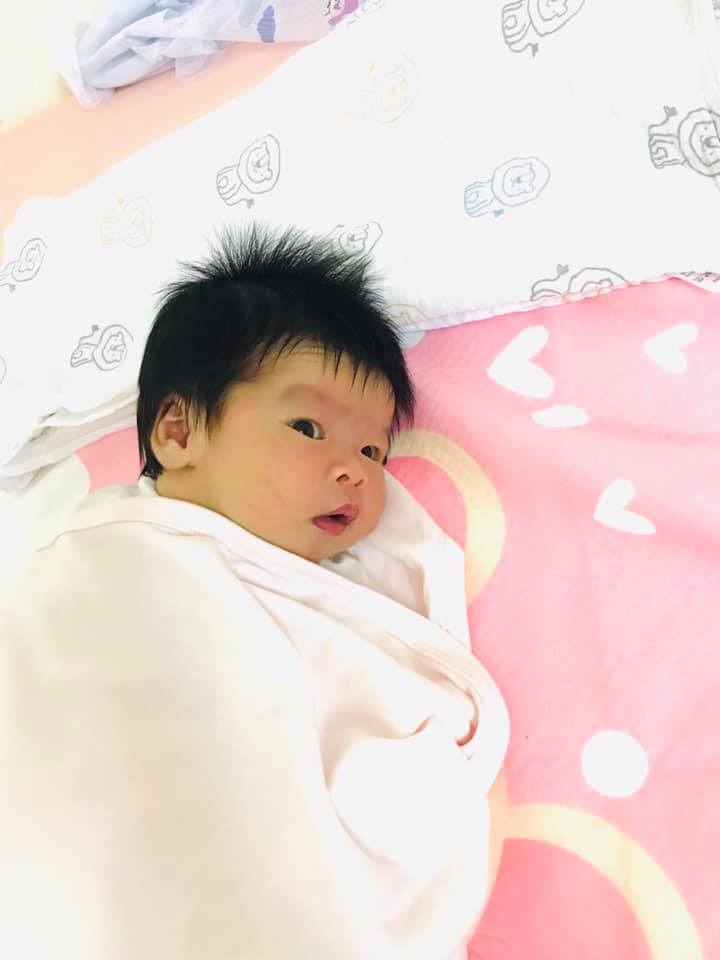 IVF BV BƯU ĐIỆN

Động lực cho các mom nha. 
Em là thành quả của bs Hà nữ. 
Bố mẹ có được em sau 9 năm cưới, 8 năm mong mỏi, 3 lần làm ivf, 4 lần cp. 
Bố cháu bt. Mẹ cháu AMH thấp, niêm mạc tử cung mỏng, bị gen đông máu phải tiêm lovenox suốt thai kì. 
Sau nhiều lần cp thất bại, mẹ cháu vẫn kiên trì làm ở bvbđ vì gần nhà tiện đi lại. 
Quan trọng vẫn là tinh thần và đủ duyên thì con sẽ đến ạ.