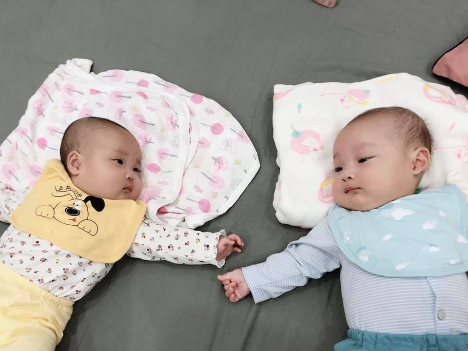 Nằm ngắm zai iu, gái iu của mẹ cho hết ngày vậy 🥰
Mẹ nào xin vía ko ạ