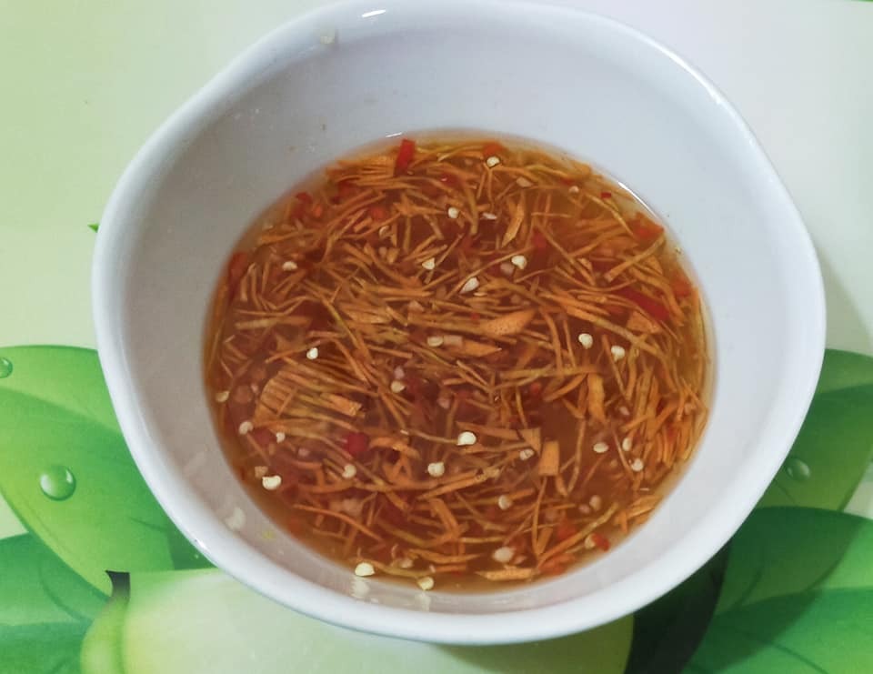 Bữa trưa chay cuối tuần của mình. Thịt quay chay bánh hỏi, mình học trên Youtube. Chúc cả nhà bữa trưa ngon miệng và an yên 💓

Cách làm: 2 khuôn cho 6 người ăn
Chuẩn bị nguyên liệu, gia vị :
- Sườn heo chay : 3 miếng
- Bột năng : 150 gr
- Bột gạo : 100 gr
- Cốt dừa : 250 gr
- Nước lọc : 260 gr
- Bánh mì dài : 1 ổ
- Dầu ăn
Gia vị cho mỗi loại bột
- Muối : 1/4 mcfe 
- Đường : 1/4 mcfe
- Hạt nêm chay : 1/4 mcfe
- Bột ngọt : 1/4 mcfe
- Sốt thịt nướng : 1 muỗng canh
- Khuôn đổ 12 x 7 cm : 2 khuôn
- Màng bọc TP
Ăn kèm  : Bánh hỏi, rau xà lách, rau sống, nước mắm chay
1) Cách pha bột năng, làm mỡ heo.
Bột năng 150 gr
Nước lọc 180 gr
Muối 1/4 mcfe
Đường 1/4 mcfe
Hạt nêm 1/4 mcfe
Bột ngọt 1/4 mcfe
Hòa tan hỗn hợp để sang 1 bên
2) Cách pha bột gạo, làm thịt heo
Bột gạo 100 gr
Cốt dừa 250 gr
Nước lọc 80 gr
Muối 1/4 mcfe
Đường 1/4 mcfe
Hạt nêm 1/4 mcfe
Bột ngọt 1/4 mcfe
Hòa tan hỗn hợp, hỗn hợp hơi đặc hơn hỗn hợp làm mỡ heo
3) Sườn heo chay ngâm nở, mềm, xả sạch vắt khô, tách ra làm 2
4) Bánh mì cắt 2 khúc, mỗi khúc khoảng 12 cm, cắt dọc làm 2, để làm da heo
5) Cho sườn đã tách đôi, ngâm trong bột gạo, nhấn cho thịt chìm xuống.
6) Lót màng TP vào khuôn, hoặc thoa dầu ăn vào 2 khuôn
7) Lót 1 lớp bánh mì, một lớp sườn
8) Cho 1 lớp bột gạo
Chú ý : 2 loại bột chia làm 2, vì còn 1 lớp nữa
9) Mang đi hấp 8 phút, mở nắp nồi thấy bột vừa trong là được
10)Cho lớp bột năng vào 2 khuôn
11) Hấp lớp bột năng 8 phút, sau 8 phút mở nắp bột trong là được
12)Cho 1 lớp thịt chay vào
13) Tiếp theo cho 1 lớp bột gạo vào, hấp 8 phút, sau 8 phút thấy bột trong là được
14)Cho lớp bột năng vào, hấp 8 phút, sau 8 phút lấy khuôn ra khỏi nồi, lấy niã cào nhẹ vào lớp bột năng
15)Cho lớp bánh mì lên trên mặt lấy tay ấn nhẹ cho kết dính vào nhau, chờ cho nguội, cho vào ngăn mát khoảng 20 phút, lấy thịt chay ra, tách khỏi khuôn, dùng dao cắt ngang mỗi miếng dày khoảng 2 cm
16) Bắc chảo, chiên thịt ngập dầu, không trở thịt khi chưa vàng thịt sẽ bị rã, kiểm tra thịt vàng thì trở mặt trên chiên tiếp cho đến khi hết.
17) Cắt thịt heo quay ra từng miếng 2 x 2 cm
18) Áo heo quay chay, cho vào chảo
3 muỗng canh nước
2 muỗng canh đường
1 muỗng canh sốt thịt nướng chay
Nấu lửa nhỏ cho đến khi keo lại thì cho heo quay vào đảo nhẹ, đều, tắt bếp, sắp ra đĩa.