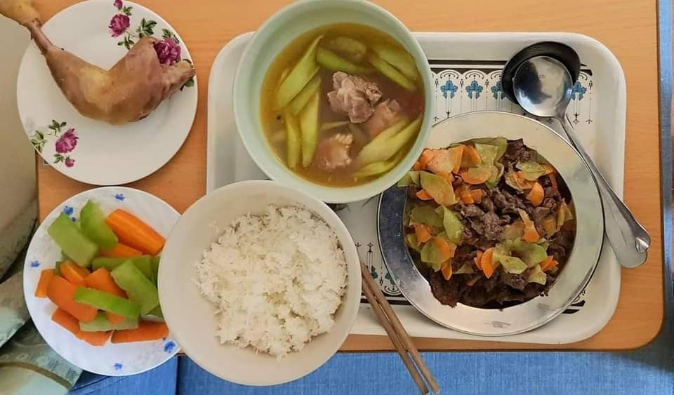 CƠM Ở CỮ MẸ MỚI NHÌN ĐÃ THẤY RƯNG RƯNG

Chia sẻ với chị em những bữa cơm sắc màu nóng hổi mà ông bà nội chuẩn bị, xếp mâm gọn gàng cho con dâu là em mỗi bữa trong thời gian ở cữ.

Giây phút yếu đuối nhất mà được mọi người so sánh "như con tôm lột vỏ", giây phút bỡ ngỡ với những điều đầu tiên khi làm mẹ, em thật may mắn khi có ông bà nội giúp đỡ. 

Ông bà là cây đại thụ, cành lá xum xuê, là bóng mát an lành, mang lại những ngọt mát, an tâm cho con cháu.
 
Mỗi bữa cơm, thấy các món ăn được chuẩn bị cẩn thận, đủ đạm đủ rau, thay đổi món mỗi bữa, em thấy thật biết ơn ông bà. Mẹ đủ sữa rồi giờ dư cả tủ sữa cho bé chính là nhờ những bữa cơm này. 

Trước khi em về ở cữ nhà nội, ông bà còn cẩn thận tìm hiểu món gì tốt, món gì kiêng và ghi chép các món ra giấy để nấu. 

Em chia sẻ các mâm cơm và những món chính và chế biến ở dưới đây, mong là giúp ích được cho các mẹ sắp sinh em bé.

Quan điểm của em và ông bà là kiêng đồ tanh như cá thu, cua đồng,... Kiêng ăn mặn quá, các món nêm hơi nhạt hơn bình thường. Kiêng uống nước lạnh, ăn đồ nguội, còn đâu cho em chén hết hihi. 

Em liệt kê theo các loại THỊT, món ĐẠM món RAU như sau: 

🌼THỊT LỢN 
- Thịt nạc rang nghệ 
- Thịt chân giò luộc thái mòn
- Móng giò hầm hạt sen, hoặc khoai tây ca rốt, hoặc củ sen
- Thịt lợn rang cháy cạnh 
- Thịt lợn xay sốt cà chua 
- Sườn xào chua ngọt 
- Ruốc thịt lợn 

🌼THỊT BÒ 
- Gân bò hầm rau củ (khoai tây, cà rốt, súp lơ, bí,...) 
- Bò bít tết áp chảo 
- Bò xào + giá/ hoa thiên lý (ăn hoa này nhiều sữa)/ đậu cove/ bí đỏ/ ớt Đà Lạt/ súp lơ/ cà rốt/ su su,...

🌼THỊT GÀ 
- Gà luộc 
- Gà kho gừng
- Gà sốt chua ngọt
- Gà hầm thuốc bắc/ngải cứu (món này rất tốt)
- Cháo gà

🌼CÁ thì em chỉ ăn cá hồi, còn các loại cá khác em ít ăn. Chế biến: 
- Ruốc cá hồi 
- Cá hồi áp chảo sốt xì dầu 
- Cá hồi bỏ lò 
- Cá hồi sốt chanh 

🌼TÔM
- Tôm hấp
- Tôm rang chua ngọt
- Ruốc tôm 

🌼TRỨNG 
-  Trứng gà so luộc 
-  Trứng hấp thịt
-  Trứng đúc thịt rán 
-  Trứng rán ngải cứu

🌼RAU
- Rau ngót nấu thịt băm (món phải ăn) 
- Canh bầu/bí nấu tôm 
- Rau mùng tơi nấu ngao 
- Mướp luộc/xào giá 
- Bí đỏ luộc (món này ăn lợi sữa) 
- Canh rau củ hầm xương

Sơ sơ là vậy ạ, xoay vòng các món như này đảm bảo mẹ em bé ăn uống ngon miệng, cơ thể khỏe mạnh để đảm bảo là cô bò sữa vui vẻ hihi.
Theo như cá nhân em thấy thì kinh nghiệm để có đủ sữa cho mẹ là:

✅ Ăn đủ chất và đa dạng các món cho mẹ ngon miệng, mẹ vui vẻ làm cô gái Hà Lan mỗi ngày
✅ Ngày uống 3-4 lít nước ấm, sữa ấm (để nhớ thì cứ trước mỗi cữ hút sữa uống 1-2 cốc nước ấm luôn)
✅  Kích hút sữa đều đặn, đúng giờ

Ngoài ra, em thấy uống nước chè vằng ấm hoặc nước đỗ đen vừa thơm ngon mà lại nhiều sữa hihi. 

Mong là bài này của em hữu ích cho các mẹ sắp sinh em bé hoặc người nhà đang tìm hiểu thông tin để chăm mẹ em bé. Món mới vẫn được ông bà tìm hiểu update liên tục, có gì hay em lại chia sẻ tiếp