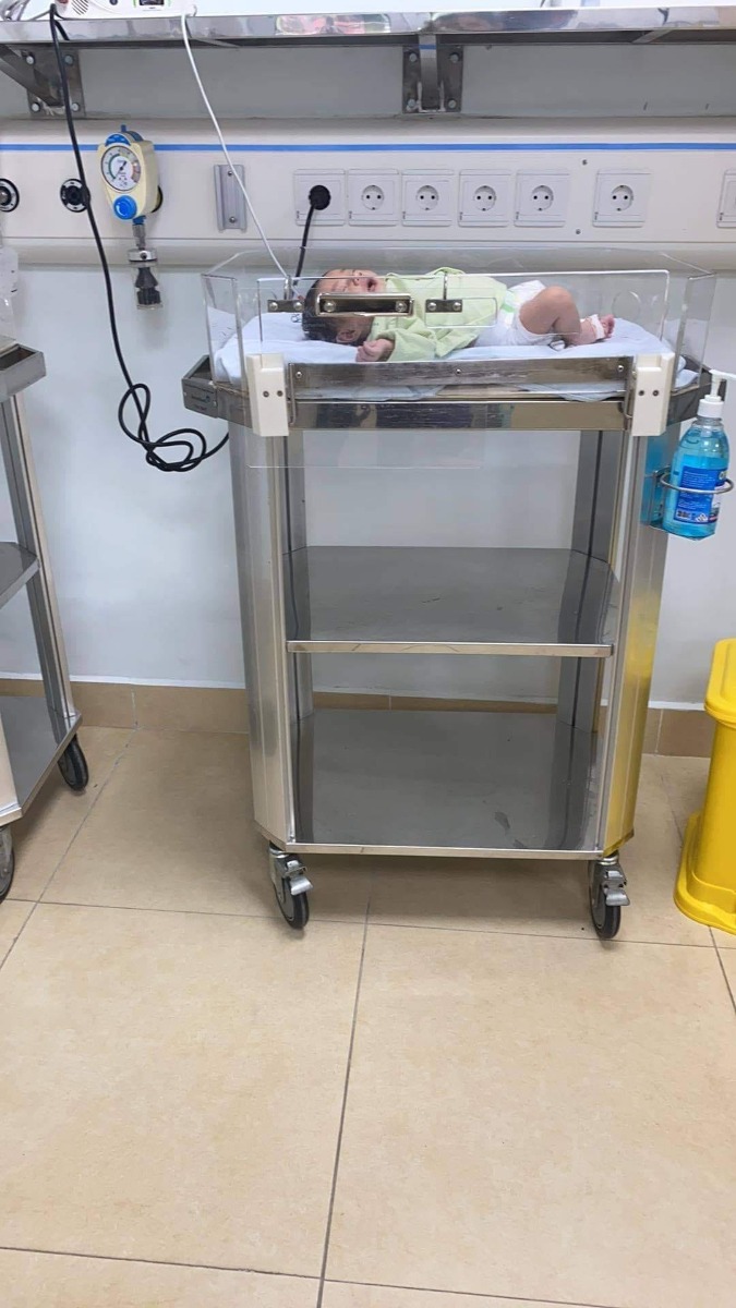 MỘT LẦN NỮA CẢNH BÁO CHO BAME YÊU THƯƠNG...
"XIN ĐỪNG THƠM-HÔN CON"

Mẹ ngàn lần xin lỗi con . Tại mẹ chủ quan k giữ gìn cho con của mẹ . 😞
Em nói nên đây để các mẹ có con nhỏ chú ý. Bé nhà em là do bị hôn với thơm và tiếp xúc với người mắc bệnh dẫn đến viêm phổi virus RSV. Chứ cháu 16 ngày k hề ra khỏi phòng . Cháu mới chỉ có 2 hôm mà giờ đã k thở ,k ăn được .😭. Các bác các cô yêu thương con đến mấy xin cũng đừng hôn con 😞. Em rất chủ quan, trc kia còn bảo hôn thì bị gì được . Nhưng k ngờ, giờ con e lại bị 😞 . Hiện tại cháu bị nằm riêng biệt trong tình trạng k thở được , ăn bằng sông . Cách ly mẹ . Con mới 16 ngày tuổi đã phải gánh chịu sự chủ quan của mẹ.
Tầm giờ có tiền cũng k thể kịp được nữa. Phòng 2tr/1ngay cũng k có để cho con nằm vì mùa dịch này quá đông.
Mới 16 ngày mà giờ mẹ 1 nơi ,con 1 nơi 😞 . Xót xa gì bằng , mẹ chỉ biết ngồi khóc mà vắt sữa gửi vào cho con ăn .
Các mẹ thương con xin giữ gìn cho con cẩn thận . Để rồi k phải hối hận và có tiền cũng k làm nào được nữa 😞.
Xin lỗi con yêu của mẹ .
fb mẹ:Trang Thuy Tran