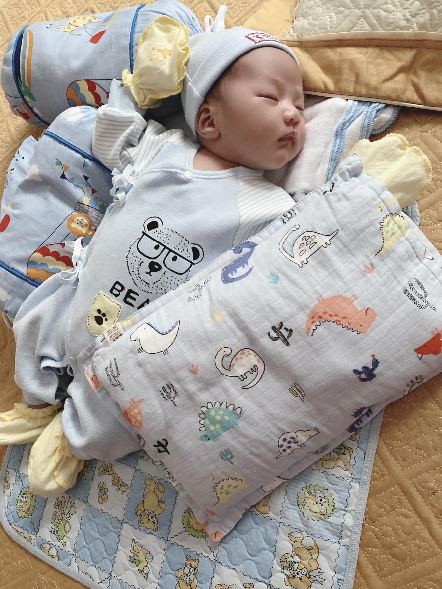 SẢN 2 THANH NHÀN - ĐI ĐẺ MÀ NHƯ ĐI NGHỈ DƯỠNG CÁC MOM Ạ 

 Mẹ con cháu xin cảm ơn tất cả các y bác sĩ khoa sản 2- BV Thanh Nhàn  đã đồng hành và giúp mẹ con cháu gặp nhau ngày 24/9 ạ❣️

Hôm nay cháu được 18 ngày tuổi trộm vía từ 3kg4==> 4kg6 . Bà Lan đỡ con mát tay lắm ạ .

Mẹ con cháu đi sinh được nằm điều hoà mát lịm, phòng ốc sịn sò mà lúc về còn có quà mang về. Các bác thì luôn nhẹ nhàng , nhiệt tình chăm sóc. 

Thật sự trước khi đi đẻ mẹ cháu sợ lắm .Sáng hôm sinh mẹ cháu vẫn đủng đỉnh đi ăn phở bò rồi mới vào viện đặt bóng ( chuột con đến ngày DKS mà chưa chịu ra nên BS tư vấn mẹ cháu đặt bóng ạ )       Đặt bóng từ 9h sáng đến 3h chiều bóng tụt .vào phòng đẻ lúc đẻ mẹ cháu còn kêu không đẻ nữa đâu đau nhảy sex trên bàn đẻ khóc ỉ ôi í ạ  . thế mà khi vượt cạn thành công thì thấy nhẹ tênh các mom ạ 😅 . Bác sĩ vẫn đang khâu TSM mà mẹ cháu đã lướt FB gọi hết người nọ người kia khoe ảnh con 😂

Chúc đội ngũ y bác sĩ khoa mình luôn dồi dào sức khoẻ, hạnh phúc và thành công ạ ❣️

Chúc tất cả các mom một thai kì khoẻ mạnh