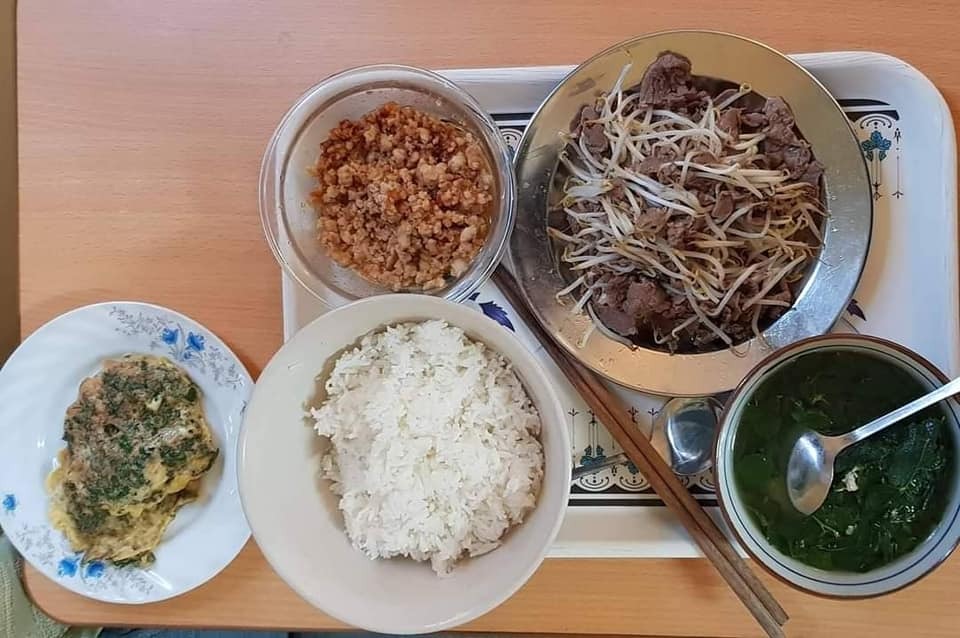 CƠM Ở CỮ MẸ MỚI NHÌN ĐÃ THẤY RƯNG RƯNG

Chia sẻ với chị em những bữa cơm sắc màu nóng hổi mà ông bà nội chuẩn bị, xếp mâm gọn gàng cho con dâu là em mỗi bữa trong thời gian ở cữ.

Giây phút yếu đuối nhất mà được mọi người so sánh "như con tôm lột vỏ", giây phút bỡ ngỡ với những điều đầu tiên khi làm mẹ, em thật may mắn khi có ông bà nội giúp đỡ. 

Ông bà là cây đại thụ, cành lá xum xuê, là bóng mát an lành, mang lại những ngọt mát, an tâm cho con cháu.
 
Mỗi bữa cơm, thấy các món ăn được chuẩn bị cẩn thận, đủ đạm đủ rau, thay đổi món mỗi bữa, em thấy thật biết ơn ông bà. Mẹ đủ sữa rồi giờ dư cả tủ sữa cho bé chính là nhờ những bữa cơm này. 

Trước khi em về ở cữ nhà nội, ông bà còn cẩn thận tìm hiểu món gì tốt, món gì kiêng và ghi chép các món ra giấy để nấu. 

Em chia sẻ các mâm cơm và những món chính và chế biến ở dưới đây, mong là giúp ích được cho các mẹ sắp sinh em bé.

Quan điểm của em và ông bà là kiêng đồ tanh như cá thu, cua đồng,... Kiêng ăn mặn quá, các món nêm hơi nhạt hơn bình thường. Kiêng uống nước lạnh, ăn đồ nguội, còn đâu cho em chén hết hihi. 

Em liệt kê theo các loại THỊT, món ĐẠM món RAU như sau: 

🌼THỊT LỢN 
- Thịt nạc rang nghệ 
- Thịt chân giò luộc thái mòn
- Móng giò hầm hạt sen, hoặc khoai tây ca rốt, hoặc củ sen
- Thịt lợn rang cháy cạnh 
- Thịt lợn xay sốt cà chua 
- Sườn xào chua ngọt 
- Ruốc thịt lợn 

🌼THỊT BÒ 
- Gân bò hầm rau củ (khoai tây, cà rốt, súp lơ, bí,...) 
- Bò bít tết áp chảo 
- Bò xào + giá/ hoa thiên lý (ăn hoa này nhiều sữa)/ đậu cove/ bí đỏ/ ớt Đà Lạt/ súp lơ/ cà rốt/ su su,...

🌼THỊT GÀ 
- Gà luộc 
- Gà kho gừng
- Gà sốt chua ngọt
- Gà hầm thuốc bắc/ngải cứu (món này rất tốt)
- Cháo gà

🌼CÁ thì em chỉ ăn cá hồi, còn các loại cá khác em ít ăn. Chế biến: 
- Ruốc cá hồi 
- Cá hồi áp chảo sốt xì dầu 
- Cá hồi bỏ lò 
- Cá hồi sốt chanh 

🌼TÔM
- Tôm hấp
- Tôm rang chua ngọt
- Ruốc tôm 

🌼TRỨNG 
-  Trứng gà so luộc 
-  Trứng hấp thịt
-  Trứng đúc thịt rán 
-  Trứng rán ngải cứu

🌼RAU
- Rau ngót nấu thịt băm (món phải ăn) 
- Canh bầu/bí nấu tôm 
- Rau mùng tơi nấu ngao 
- Mướp luộc/xào giá 
- Bí đỏ luộc (món này ăn lợi sữa) 
- Canh rau củ hầm xương

Sơ sơ là vậy ạ, xoay vòng các món như này đảm bảo mẹ em bé ăn uống ngon miệng, cơ thể khỏe mạnh để đảm bảo là cô bò sữa vui vẻ hihi.
Theo như cá nhân em thấy thì kinh nghiệm để có đủ sữa cho mẹ là:

✅ Ăn đủ chất và đa dạng các món cho mẹ ngon miệng, mẹ vui vẻ làm cô gái Hà Lan mỗi ngày
✅ Ngày uống 3-4 lít nước ấm, sữa ấm (để nhớ thì cứ trước mỗi cữ hút sữa uống 1-2 cốc nước ấm luôn)
✅  Kích hút sữa đều đặn, đúng giờ

Ngoài ra, em thấy uống nước chè vằng ấm hoặc nước đỗ đen vừa thơm ngon mà lại nhiều sữa hihi. 

Mong là bài này của em hữu ích cho các mẹ sắp sinh em bé hoặc người nhà đang tìm hiểu thông tin để chăm mẹ em bé. Món mới vẫn được ông bà tìm hiểu update liên tục, có gì hay em lại chia sẻ tiếp