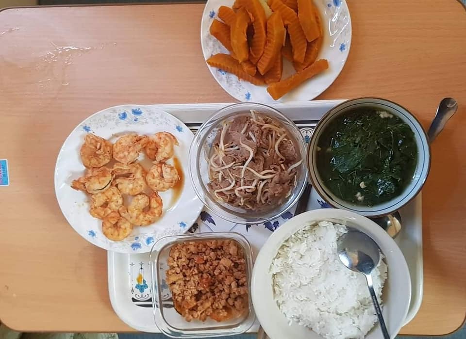 CƠM Ở CỮ MẸ MỚI NHÌN ĐÃ THẤY RƯNG RƯNG

Chia sẻ với chị em những bữa cơm sắc màu nóng hổi mà ông bà nội chuẩn bị, xếp mâm gọn gàng cho con dâu là em mỗi bữa trong thời gian ở cữ.

Giây phút yếu đuối nhất mà được mọi người so sánh "như con tôm lột vỏ", giây phút bỡ ngỡ với những điều đầu tiên khi làm mẹ, em thật may mắn khi có ông bà nội giúp đỡ. 

Ông bà là cây đại thụ, cành lá xum xuê, là bóng mát an lành, mang lại những ngọt mát, an tâm cho con cháu.
 
Mỗi bữa cơm, thấy các món ăn được chuẩn bị cẩn thận, đủ đạm đủ rau, thay đổi món mỗi bữa, em thấy thật biết ơn ông bà. Mẹ đủ sữa rồi giờ dư cả tủ sữa cho bé chính là nhờ những bữa cơm này. 

Trước khi em về ở cữ nhà nội, ông bà còn cẩn thận tìm hiểu món gì tốt, món gì kiêng và ghi chép các món ra giấy để nấu. 

Em chia sẻ các mâm cơm và những món chính và chế biến ở dưới đây, mong là giúp ích được cho các mẹ sắp sinh em bé.

Quan điểm của em và ông bà là kiêng đồ tanh như cá thu, cua đồng,... Kiêng ăn mặn quá, các món nêm hơi nhạt hơn bình thường. Kiêng uống nước lạnh, ăn đồ nguội, còn đâu cho em chén hết hihi. 

Em liệt kê theo các loại THỊT, món ĐẠM món RAU như sau: 

🌼THỊT LỢN 
- Thịt nạc rang nghệ 
- Thịt chân giò luộc thái mòn
- Móng giò hầm hạt sen, hoặc khoai tây ca rốt, hoặc củ sen
- Thịt lợn rang cháy cạnh 
- Thịt lợn xay sốt cà chua 
- Sườn xào chua ngọt 
- Ruốc thịt lợn 

🌼THỊT BÒ 
- Gân bò hầm rau củ (khoai tây, cà rốt, súp lơ, bí,...) 
- Bò bít tết áp chảo 
- Bò xào + giá/ hoa thiên lý (ăn hoa này nhiều sữa)/ đậu cove/ bí đỏ/ ớt Đà Lạt/ súp lơ/ cà rốt/ su su,...

🌼THỊT GÀ 
- Gà luộc 
- Gà kho gừng
- Gà sốt chua ngọt
- Gà hầm thuốc bắc/ngải cứu (món này rất tốt)
- Cháo gà

🌼CÁ thì em chỉ ăn cá hồi, còn các loại cá khác em ít ăn. Chế biến: 
- Ruốc cá hồi 
- Cá hồi áp chảo sốt xì dầu 
- Cá hồi bỏ lò 
- Cá hồi sốt chanh 

🌼TÔM
- Tôm hấp
- Tôm rang chua ngọt
- Ruốc tôm 

🌼TRỨNG 
-  Trứng gà so luộc 
-  Trứng hấp thịt
-  Trứng đúc thịt rán 
-  Trứng rán ngải cứu

🌼RAU
- Rau ngót nấu thịt băm (món phải ăn) 
- Canh bầu/bí nấu tôm 
- Rau mùng tơi nấu ngao 
- Mướp luộc/xào giá 
- Bí đỏ luộc (món này ăn lợi sữa) 
- Canh rau củ hầm xương

Sơ sơ là vậy ạ, xoay vòng các món như này đảm bảo mẹ em bé ăn uống ngon miệng, cơ thể khỏe mạnh để đảm bảo là cô bò sữa vui vẻ hihi.
Theo như cá nhân em thấy thì kinh nghiệm để có đủ sữa cho mẹ là:

✅ Ăn đủ chất và đa dạng các món cho mẹ ngon miệng, mẹ vui vẻ làm cô gái Hà Lan mỗi ngày
✅ Ngày uống 3-4 lít nước ấm, sữa ấm (để nhớ thì cứ trước mỗi cữ hút sữa uống 1-2 cốc nước ấm luôn)
✅  Kích hút sữa đều đặn, đúng giờ

Ngoài ra, em thấy uống nước chè vằng ấm hoặc nước đỗ đen vừa thơm ngon mà lại nhiều sữa hihi. 

Mong là bài này của em hữu ích cho các mẹ sắp sinh em bé hoặc người nhà đang tìm hiểu thông tin để chăm mẹ em bé. Món mới vẫn được ông bà tìm hiểu update liên tục, có gì hay em lại chia sẻ tiếp