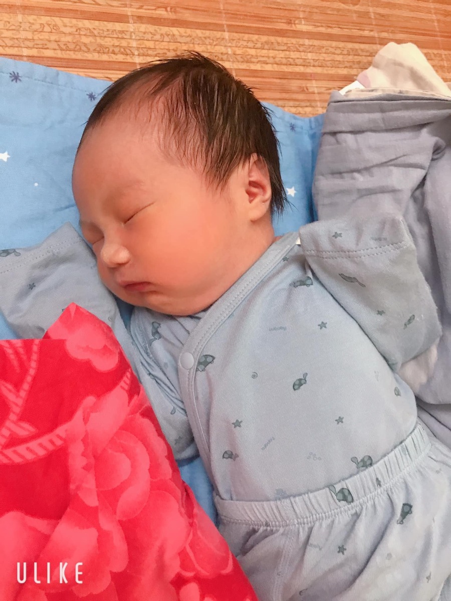 Mình cán đích thành công sinh thường tập 3 bé trai 38w5d 3,3kg rồi nè. Nay mình chia sẻ với các mom một chút. Về thai kỳ, ăn gì, sinh con ở đâu, sau sinh của mình. Mình sinh bé đc 4 ngày rồi ạ.

1. Về thai kỳ:

Mình phát hiện tđtk tuần 28 khi đi làm xn tại bv Bạch Mai. Mình sinh tập 2 ở đây nên tập 3 cũng sinh đây luôn. 2 bé trước khoẻ mạnh và mình ko bị tđtk. Tập 3 tự tin lắm là ko bị vậy mà nhận kq ngỡ ngàng. Mình bị cao sau ăn 2h (8,7 > 6,7). Trước khi phát hiện mình đi siêu âm con đều to hơn chuẩn. Phát hiện ra bệnh là những ngày ăn kiêng bắt đầu... mẹ sụt kg, con bé, stress, rối loạn đường sau ăn, rối loạn đường đói... mình đủ cả. Có khi đường vọt lên 10,4. Có 1 lần 10,8. Cả 2 lần đều do đồ ngọt. 1 lần bánh ngọt và 1 lần trà sữa 0 đường vẫn vọt như bt dù mình uống ít. 
Mình đã áp dụng cách ăn như bên dưới để đường về ngưỡng và con tăng cân đúng chuẩn trở lại. Ăn gì mình cũng test để tìm ra thực đơn hợp với mình. Từ tuần 36 trở đi mình ăn cơm trắng 1/3 chén ko bị tăng nữa nên thỉnh thoảng vẫn ăn cơm. Mình ko tập td đc nhiều vì bầu bụng thấp đi lại khó chịu lắm. Chăm 2 bạn nhỏ 7y và 2y nữa. Công việc cũng khá bận. Ăn uống mình ko quá cầu kỳ, tìm những thực phẩm theo mùa, giá cả phải chăng, dễ mua ở chợ. Mình uống thêm sữa glucerna vào buổi tối từ tuần 33. Mình làm dung nạp tuần 28, điều chỉnh chế độ ăn và cứ cách 4 tuần tái khám làm hba1c đều trong ngưỡng.

Bé này mình sinh sớm hơn so với 2 bé trước. Cũng may cân nặng ổn và trộm vía bé rất nhanh nhẹn, cứng cáp. Lần t3 rồi nên cũng dễ đẻ lắm. Đau có hơn tiếng là đẻ rồi. 😁

2. Nơi mình sinh con:

Mình đã trải nghiệm cảm giác kinh hoàng khi sinh bé đầu năm 2013 ở sản C nên hãi luôn ko bh dám quay lại. Tập 2 mình chọn sinh ở Bạch Mai. Khoa Sản toà nhà Việt Nhật. Mình đc giới thiệu cho chị y tá đỡ đẻ luôn của khoa, đc cái 2 c e rất hợp tính nhau, chị nhiệt tình vô cùng nên cảm giác rất thoải mái, tự tin đi đẻ. Lần 2 và 3 mình đều nhờ chị. Việc đi khám và tái khám có chị giúp nên nhanh chóng, dễ dàng. Đến lúc sinh chị đỡ luôn cho nên yên tâm lắm. Sinh xong bé đc da tiếp da lúc lâu, trì hoãn kẹp rốn để lấy đc hết máu dây nhau. Bé cũng đc test tiểu đường, tiêm vtm K và viêm gan B tại viện. Hai mẹ con về phòng 6 giường nằm 1 ngày hôm sau ra viện. Phòng sạch sẽ, rộng rãi, vệ sinh khép kín, có nước nóng của bv 24/24 để pha sữa cho bé. Mình có bảo hiểm nên chỉ phải trả khoảng 570k cho tất cả. Mình cảm ơn kíp trực 2tr, cảm ơn chị y tá giúp mình 2tr. Đợi đến 8w đi test lại đường sau sinh và kiểm tra vết khâu tầng sinh môn luôn là ổn.

3. Sau sinh:

Mình sinh đc 4 ngày rồi. Vẫn áp dụng chế độ ăn nhiều rau, đạm và ít tinh bột như thai kỳ. Sau sinh 18 tiếng mình có sữa non. Ảnh là sữa 1 cữ hút ở 72h sau sinh của mình. Ăn uống thì mình mới ăn ruốc, thịt rang, bò, tôm, rau ngót, đu đủ, thanh long đỏ thôi. Mỗi bữa tô cháo yến mạch thay cơm. Mình thích cháo yến mạch dễ ăn lắm 🙂 

Trên đây là những chia sẻ của mình. Mình cũng mong là thoát đc tiểu đường sau sinh. 

Mấy hôm nữa mình sẽ uống thêm tảo và bột nghệ mật ong này.

Chúc các m giữ đc tinh thần thoải mái, vượt cạn thành công nhé 🙂 

À m nào mà cứ hỏi ăn này ăn kia đc ko nhưng sợ ko dám test với ko mua máy test mình ko đồng ý chút nào. Cơ thể mình, con mình mà lơ là quá. 

Mỗi người 1 cơ địa có ng hợp ng ko nên cần phải test để tìm ra cái hợp với mình chứ. Cố gắng lên nào !