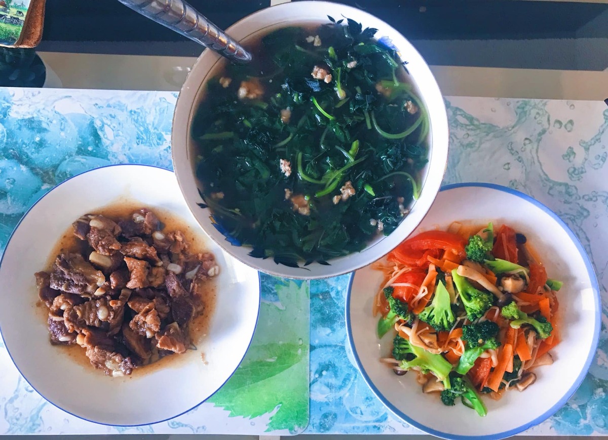 Cơm nhà 3 món* 

Chia sẻ với chị em những bữa cơm đơn giản, tranh thủ giờ nghỉ trưa trong những ngày làm việc tại nhà của vợ chồng em 🤗
 
Bữa ăn tiêu chuẩn 3 món, 1 thịt 1 rau 1 canh (nói nôm na thế chứ nhiều khi trong thịt có rau trong rau có thịt ko nhất thiết rạch ròi =))) chủ yếu các món nhanh gọn dễ làm nhưng cố gắng dù đơn giản cũng phải đủ chất, ăn cũng phải bon mồm 😆. Từ ngày chỗ em giãn cách xã hội, ăn nhà đủ 3 bữa, em chuyển bữa trưa thành bữa cơm chính trong ngày, tối chỉ ăn nhẹ nhàng thôi. Trong tuần còn bận làm việc thì ăn đơn giản, cuối tuần làm món phức tạp cải thiện sau...