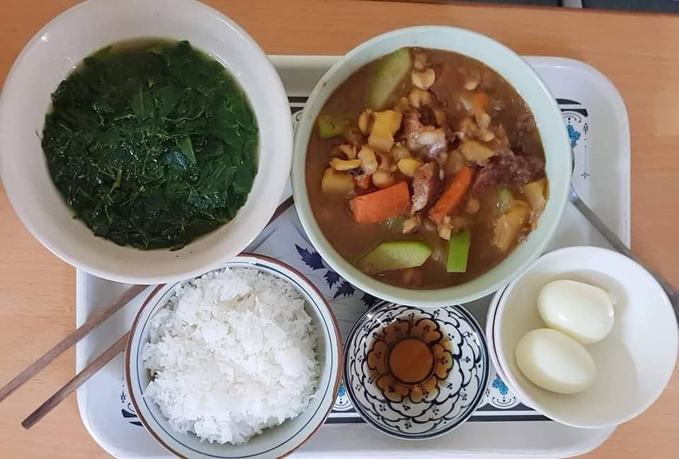 CƠM Ở CỮ MẸ MỚI NHÌN ĐÃ THẤY RƯNG RƯNG

Chia sẻ với chị em những bữa cơm sắc màu nóng hổi mà ông bà nội chuẩn bị, xếp mâm gọn gàng cho con dâu là em mỗi bữa trong thời gian ở cữ.

Giây phút yếu đuối nhất mà được mọi người so sánh "như con tôm lột vỏ", giây phút bỡ ngỡ với những điều đầu tiên khi làm mẹ, em thật may mắn khi có ông bà nội giúp đỡ. 

Ông bà là cây đại thụ, cành lá xum xuê, là bóng mát an lành, mang lại những ngọt mát, an tâm cho con cháu.
 
Mỗi bữa cơm, thấy các món ăn được chuẩn bị cẩn thận, đủ đạm đủ rau, thay đổi món mỗi bữa, em thấy thật biết ơn ông bà. Mẹ đủ sữa rồi giờ dư cả tủ sữa cho bé chính là nhờ những bữa cơm này. 

Trước khi em về ở cữ nhà nội, ông bà còn cẩn thận tìm hiểu món gì tốt, món gì kiêng và ghi chép các món ra giấy để nấu. 

Em chia sẻ các mâm cơm và những món chính và chế biến ở dưới đây, mong là giúp ích được cho các mẹ sắp sinh em bé.

Quan điểm của em và ông bà là kiêng đồ tanh như cá thu, cua đồng,... Kiêng ăn mặn quá, các món nêm hơi nhạt hơn bình thường. Kiêng uống nước lạnh, ăn đồ nguội, còn đâu cho em chén hết hihi. 

Em liệt kê theo các loại THỊT, món ĐẠM món RAU như sau: 

🌼THỊT LỢN 
- Thịt nạc rang nghệ 
- Thịt chân giò luộc thái mòn
- Móng giò hầm hạt sen, hoặc khoai tây ca rốt, hoặc củ sen
- Thịt lợn rang cháy cạnh 
- Thịt lợn xay sốt cà chua 
- Sườn xào chua ngọt 
- Ruốc thịt lợn 

🌼THỊT BÒ 
- Gân bò hầm rau củ (khoai tây, cà rốt, súp lơ, bí,...) 
- Bò bít tết áp chảo 
- Bò xào + giá/ hoa thiên lý (ăn hoa này nhiều sữa)/ đậu cove/ bí đỏ/ ớt Đà Lạt/ súp lơ/ cà rốt/ su su,...

🌼THỊT GÀ 
- Gà luộc 
- Gà kho gừng
- Gà sốt chua ngọt
- Gà hầm thuốc bắc/ngải cứu (món này rất tốt)
- Cháo gà

🌼CÁ thì em chỉ ăn cá hồi, còn các loại cá khác em ít ăn. Chế biến: 
- Ruốc cá hồi 
- Cá hồi áp chảo sốt xì dầu 
- Cá hồi bỏ lò 
- Cá hồi sốt chanh 

🌼TÔM
- Tôm hấp
- Tôm rang chua ngọt
- Ruốc tôm 

🌼TRỨNG 
-  Trứng gà so luộc 
-  Trứng hấp thịt
-  Trứng đúc thịt rán 
-  Trứng rán ngải cứu

🌼RAU
- Rau ngót nấu thịt băm (món phải ăn) 
- Canh bầu/bí nấu tôm 
- Rau mùng tơi nấu ngao 
- Mướp luộc/xào giá 
- Bí đỏ luộc (món này ăn lợi sữa) 
- Canh rau củ hầm xương

Sơ sơ là vậy ạ, xoay vòng các món như này đảm bảo mẹ em bé ăn uống ngon miệng, cơ thể khỏe mạnh để đảm bảo là cô bò sữa vui vẻ hihi.
Theo như cá nhân em thấy thì kinh nghiệm để có đủ sữa cho mẹ là:

✅ Ăn đủ chất và đa dạng các món cho mẹ ngon miệng, mẹ vui vẻ làm cô gái Hà Lan mỗi ngày
✅ Ngày uống 3-4 lít nước ấm, sữa ấm (để nhớ thì cứ trước mỗi cữ hút sữa uống 1-2 cốc nước ấm luôn)
✅  Kích hút sữa đều đặn, đúng giờ

Ngoài ra, em thấy uống nước chè vằng ấm hoặc nước đỗ đen vừa thơm ngon mà lại nhiều sữa hihi. 

Mong là bài này của em hữu ích cho các mẹ sắp sinh em bé hoặc người nhà đang tìm hiểu thông tin để chăm mẹ em bé. Món mới vẫn được ông bà tìm hiểu update liên tục, có gì hay em lại chia sẻ tiếp