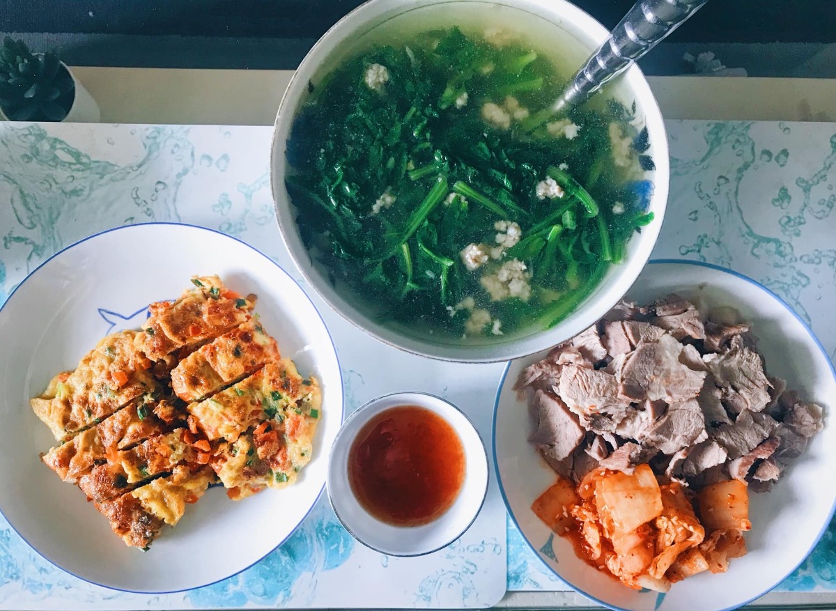 Cơm nhà 3 món* 

Chia sẻ với chị em những bữa cơm đơn giản, tranh thủ giờ nghỉ trưa trong những ngày làm việc tại nhà của vợ chồng em 🤗
 
Bữa ăn tiêu chuẩn 3 món, 1 thịt 1 rau 1 canh (nói nôm na thế chứ nhiều khi trong thịt có rau trong rau có thịt ko nhất thiết rạch ròi =))) chủ yếu các món nhanh gọn dễ làm nhưng cố gắng dù đơn giản cũng phải đủ chất, ăn cũng phải bon mồm 😆. Từ ngày chỗ em giãn cách xã hội, ăn nhà đủ 3 bữa, em chuyển bữa trưa thành bữa cơm chính trong ngày, tối chỉ ăn nhẹ nhàng thôi. Trong tuần còn bận làm việc thì ăn đơn giản, cuối tuần làm món phức tạp cải thiện sau...