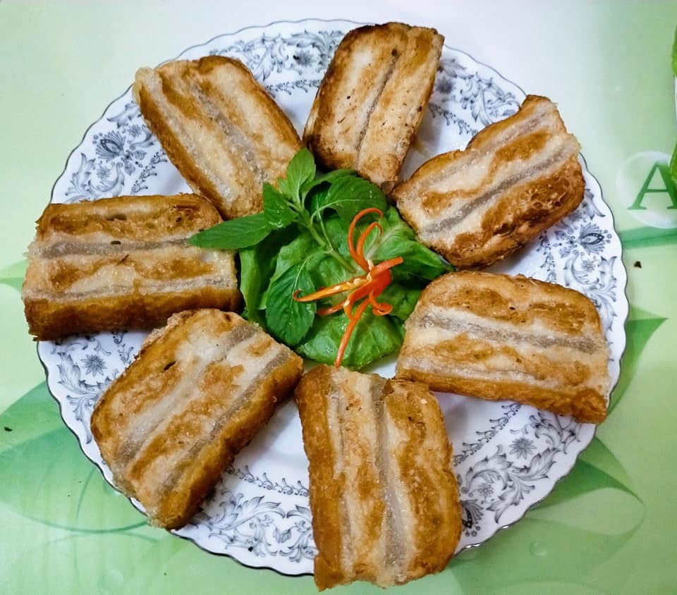 Bữa trưa chay cuối tuần của mình. Thịt quay chay bánh hỏi, mình học trên Youtube. Chúc cả nhà bữa trưa ngon miệng và an yên 💓

Cách làm: 2 khuôn cho 6 người ăn
Chuẩn bị nguyên liệu, gia vị :
- Sườn heo chay : 3 miếng
- Bột năng : 150 gr
- Bột gạo : 100 gr
- Cốt dừa : 250 gr
- Nước lọc : 260 gr
- Bánh mì dài : 1 ổ
- Dầu ăn
Gia vị cho mỗi loại bột
- Muối : 1/4 mcfe 
- Đường : 1/4 mcfe
- Hạt nêm chay : 1/4 mcfe
- Bột ngọt : 1/4 mcfe
- Sốt thịt nướng : 1 muỗng canh
- Khuôn đổ 12 x 7 cm : 2 khuôn
- Màng bọc TP
Ăn kèm  : Bánh hỏi, rau xà lách, rau sống, nước mắm chay
1) Cách pha bột năng, làm mỡ heo.
Bột năng 150 gr
Nước lọc 180 gr
Muối 1/4 mcfe
Đường 1/4 mcfe
Hạt nêm 1/4 mcfe
Bột ngọt 1/4 mcfe
Hòa tan hỗn hợp để sang 1 bên
2) Cách pha bột gạo, làm thịt heo
Bột gạo 100 gr
Cốt dừa 250 gr
Nước lọc 80 gr
Muối 1/4 mcfe
Đường 1/4 mcfe
Hạt nêm 1/4 mcfe
Bột ngọt 1/4 mcfe
Hòa tan hỗn hợp, hỗn hợp hơi đặc hơn hỗn hợp làm mỡ heo
3) Sườn heo chay ngâm nở, mềm, xả sạch vắt khô, tách ra làm 2
4) Bánh mì cắt 2 khúc, mỗi khúc khoảng 12 cm, cắt dọc làm 2, để làm da heo
5) Cho sườn đã tách đôi, ngâm trong bột gạo, nhấn cho thịt chìm xuống.
6) Lót màng TP vào khuôn, hoặc thoa dầu ăn vào 2 khuôn
7) Lót 1 lớp bánh mì, một lớp sườn
8) Cho 1 lớp bột gạo
Chú ý : 2 loại bột chia làm 2, vì còn 1 lớp nữa
9) Mang đi hấp 8 phút, mở nắp nồi thấy bột vừa trong là được
10)Cho lớp bột năng vào 2 khuôn
11) Hấp lớp bột năng 8 phút, sau 8 phút mở nắp bột trong là được
12)Cho 1 lớp thịt chay vào
13) Tiếp theo cho 1 lớp bột gạo vào, hấp 8 phút, sau 8 phút thấy bột trong là được
14)Cho lớp bột năng vào, hấp 8 phút, sau 8 phút lấy khuôn ra khỏi nồi, lấy niã cào nhẹ vào lớp bột năng
15)Cho lớp bánh mì lên trên mặt lấy tay ấn nhẹ cho kết dính vào nhau, chờ cho nguội, cho vào ngăn mát khoảng 20 phút, lấy thịt chay ra, tách khỏi khuôn, dùng dao cắt ngang mỗi miếng dày khoảng 2 cm
16) Bắc chảo, chiên thịt ngập dầu, không trở thịt khi chưa vàng thịt sẽ bị rã, kiểm tra thịt vàng thì trở mặt trên chiên tiếp cho đến khi hết.
17) Cắt thịt heo quay ra từng miếng 2 x 2 cm
18) Áo heo quay chay, cho vào chảo
3 muỗng canh nước
2 muỗng canh đường
1 muỗng canh sốt thịt nướng chay
Nấu lửa nhỏ cho đến khi keo lại thì cho heo quay vào đảo nhẹ, đều, tắt bếp, sắp ra đĩa.