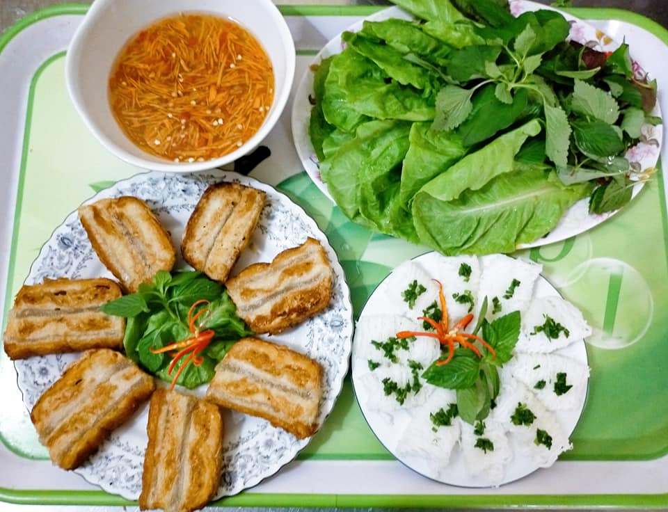 Bữa trưa chay cuối tuần của mình. Thịt quay chay bánh hỏi, mình học trên Youtube. Chúc cả nhà bữa trưa ngon miệng và an yên 💓

Cách làm: 2 khuôn cho 6 người ăn
Chuẩn bị nguyên liệu, gia vị :
- Sườn heo chay : 3 miếng
- Bột năng : 150 gr
- Bột gạo : 100 gr
- Cốt dừa : 250 gr
- Nước lọc : 260 gr
- Bánh mì dài : 1 ổ
- Dầu ăn
Gia vị cho mỗi loại bột
- Muối : 1/4 mcfe 
- Đường : 1/4 mcfe
- Hạt nêm chay : 1/4 mcfe
- Bột ngọt : 1/4 mcfe
- Sốt thịt nướng : 1 muỗng canh
- Khuôn đổ 12 x 7 cm : 2 khuôn
- Màng bọc TP
Ăn kèm  : Bánh hỏi, rau xà lách, rau sống, nước mắm chay
1) Cách pha bột năng, làm mỡ heo.
Bột năng 150 gr
Nước lọc 180 gr
Muối 1/4 mcfe
Đường 1/4 mcfe
Hạt nêm 1/4 mcfe
Bột ngọt 1/4 mcfe
Hòa tan hỗn hợp để sang 1 bên
2) Cách pha bột gạo, làm thịt heo
Bột gạo 100 gr
Cốt dừa 250 gr
Nước lọc 80 gr
Muối 1/4 mcfe
Đường 1/4 mcfe
Hạt nêm 1/4 mcfe
Bột ngọt 1/4 mcfe
Hòa tan hỗn hợp, hỗn hợp hơi đặc hơn hỗn hợp làm mỡ heo
3) Sườn heo chay ngâm nở, mềm, xả sạch vắt khô, tách ra làm 2
4) Bánh mì cắt 2 khúc, mỗi khúc khoảng 12 cm, cắt dọc làm 2, để làm da heo
5) Cho sườn đã tách đôi, ngâm trong bột gạo, nhấn cho thịt chìm xuống.
6) Lót màng TP vào khuôn, hoặc thoa dầu ăn vào 2 khuôn
7) Lót 1 lớp bánh mì, một lớp sườn
8) Cho 1 lớp bột gạo
Chú ý : 2 loại bột chia làm 2, vì còn 1 lớp nữa
9) Mang đi hấp 8 phút, mở nắp nồi thấy bột vừa trong là được
10)Cho lớp bột năng vào 2 khuôn
11) Hấp lớp bột năng 8 phút, sau 8 phút mở nắp bột trong là được
12)Cho 1 lớp thịt chay vào
13) Tiếp theo cho 1 lớp bột gạo vào, hấp 8 phút, sau 8 phút thấy bột trong là được
14)Cho lớp bột năng vào, hấp 8 phút, sau 8 phút lấy khuôn ra khỏi nồi, lấy niã cào nhẹ vào lớp bột năng
15)Cho lớp bánh mì lên trên mặt lấy tay ấn nhẹ cho kết dính vào nhau, chờ cho nguội, cho vào ngăn mát khoảng 20 phút, lấy thịt chay ra, tách khỏi khuôn, dùng dao cắt ngang mỗi miếng dày khoảng 2 cm
16) Bắc chảo, chiên thịt ngập dầu, không trở thịt khi chưa vàng thịt sẽ bị rã, kiểm tra thịt vàng thì trở mặt trên chiên tiếp cho đến khi hết.
17) Cắt thịt heo quay ra từng miếng 2 x 2 cm
18) Áo heo quay chay, cho vào chảo
3 muỗng canh nước
2 muỗng canh đường
1 muỗng canh sốt thịt nướng chay
Nấu lửa nhỏ cho đến khi keo lại thì cho heo quay vào đảo nhẹ, đều, tắt bếp, sắp ra đĩa.