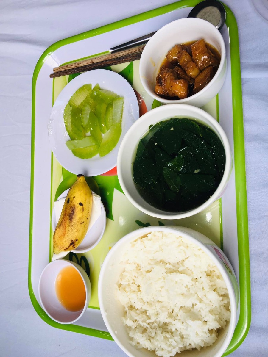 Nằm nhà rảnh rỗi tiện review cho ce quá trình đi đẻ tại Sản 2 Đa khoa quốc tế Hải Phòng nhé.

- ĐI ĐẺ: sáng t2 còn tung tăng đi làm xnts và đkts e dc 38w bsi khám trong và bảo k có dấu hiệu gì còn lâu mới đẻ. Bsi Kim Nga khám. Đến chiều đang ngủ thì thấy ộc ra đống nc thay mấy cái quần và lên viện lúc 17:40. Vào viện tầm này khá vắng k còn ai. Bsi chỉ định nhập viện và vào phòng chờ đẻ luôn vì vỡ ối. Nằm phòng chờ người nhà dc vào 1người phòng sạch sẽ có nhà vsinh bên trong luôn. Lúc này chưa đau lên vẫn còn cười tươi lắm. Bsi khám trong và bảo mở 2p rồi. Dc 1 lúc thì bắt đầu xhien có cơn co, cảm thấy đau dần và k chịu dc nữa hét bsi vào khám liên tục. C y tá tên gì em k biết nữa lúc thì vào động viên lúc thì quát xơi xơi quát cả ng nhà bệnh nhân nữa 😡 c ấy vào tiêm kích đẻ đến lúc mình có cơn buồn dặn bảo ng nhà gọi y tá thì bà ấy bảo ui xời còn lâu mới đẻ 😡 bsi Kim Nga nghe thấy vội vã chạy vào và khám trong cho mình bảo chuyển bệnh nhân sang phòng đẻ và tiên hành đỡ đẻ cho mình. Bsi có tâm từ lúc khám trong đến lúc đỡ đẻ toàn đônng viên nhẹ nhàng.Mình đẻ con dc tròn 3kg...

- NẰM VIỆN: về phòng tầng 17, các c điều dưỡng nhẹ nhàng, chu đáo, mình đki gói chiếu đèn plasma cho nhanh lành vết khâu cảm thấy phí thực sự chiếu dc 3p 3 buổi mất 1tr và chỉ nhẹ đi lúc đấy xong lại đâu vào đấy về nhà vẫn bị đau vết khâu, dc cái c y tá kia khâu đẹp vết khâu nhanh khô. 

Nằm viện 3 ngày ăn cơm ngon các mẹ ạ. Sữa bé các cô vẫn phát 3h/1lan. Vệ sinh mẹ thuờg xuyên, khám em bé vào buổi sáng, nói chung nằm nghỉ ở đây tuyệt vời sạch sẽ mình dki nằm phòng 2nguoi. Nc cho đỡ buồn chứ ở 1m buồn lắm mà hôm mình đẻ cũng chẳng còn phòng 1ng nữa. 

=> Tổng đi đẻ của mình hết 12tr đã trừ BH.Các mẹ đẻ nên chọn sản 2 nhé! Nchung là oke.