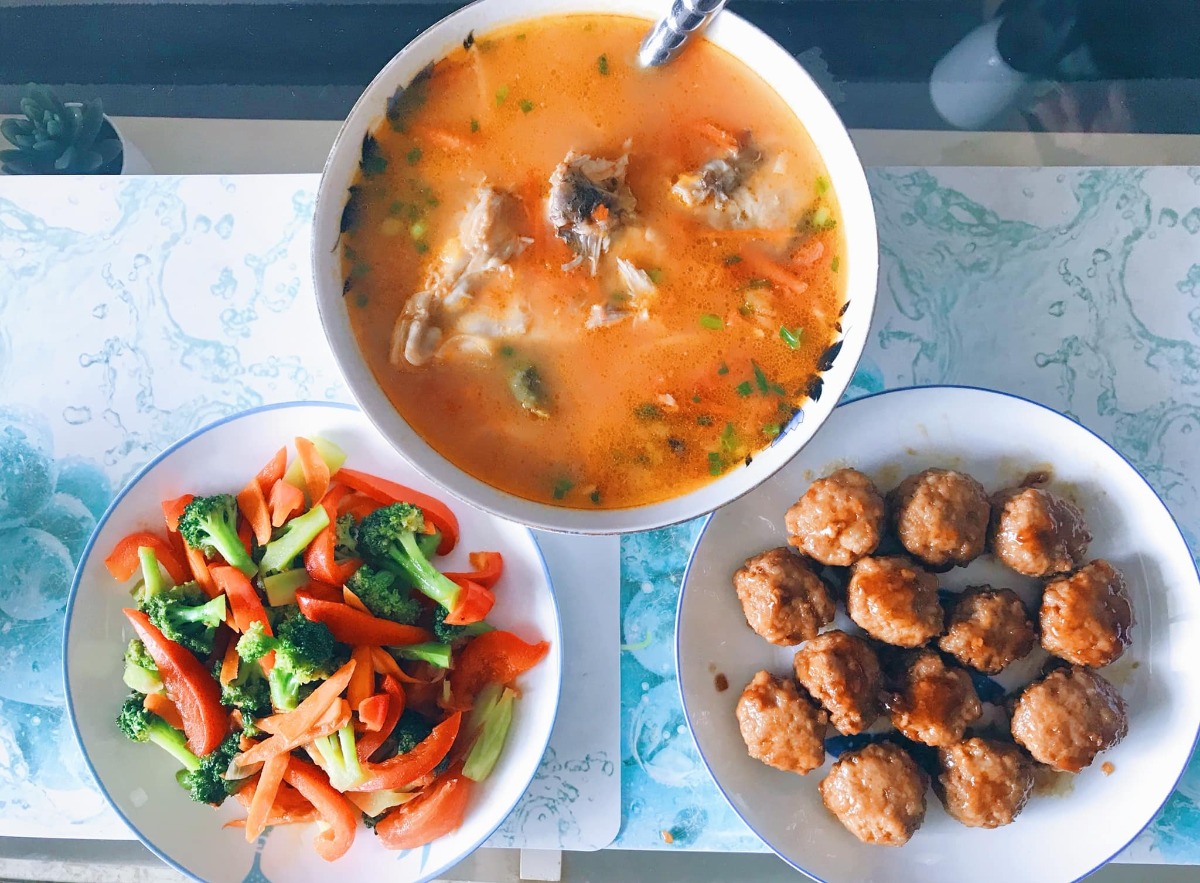 Cơm nhà 3 món* 

Chia sẻ với chị em những bữa cơm đơn giản, tranh thủ giờ nghỉ trưa trong những ngày làm việc tại nhà của vợ chồng em 🤗
 
Bữa ăn tiêu chuẩn 3 món, 1 thịt 1 rau 1 canh (nói nôm na thế chứ nhiều khi trong thịt có rau trong rau có thịt ko nhất thiết rạch ròi =))) chủ yếu các món nhanh gọn dễ làm nhưng cố gắng dù đơn giản cũng phải đủ chất, ăn cũng phải bon mồm 😆. Từ ngày chỗ em giãn cách xã hội, ăn nhà đủ 3 bữa, em chuyển bữa trưa thành bữa cơm chính trong ngày, tối chỉ ăn nhẹ nhàng thôi. Trong tuần còn bận làm việc thì ăn đơn giản, cuối tuần làm món phức tạp cải thiện sau...
