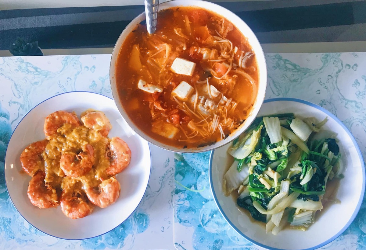 Cơm nhà 3 món* 

Chia sẻ với chị em những bữa cơm đơn giản, tranh thủ giờ nghỉ trưa trong những ngày làm việc tại nhà của vợ chồng em 🤗
 
Bữa ăn tiêu chuẩn 3 món, 1 thịt 1 rau 1 canh (nói nôm na thế chứ nhiều khi trong thịt có rau trong rau có thịt ko nhất thiết rạch ròi =))) chủ yếu các món nhanh gọn dễ làm nhưng cố gắng dù đơn giản cũng phải đủ chất, ăn cũng phải bon mồm 😆. Từ ngày chỗ em giãn cách xã hội, ăn nhà đủ 3 bữa, em chuyển bữa trưa thành bữa cơm chính trong ngày, tối chỉ ăn nhẹ nhàng thôi. Trong tuần còn bận làm việc thì ăn đơn giản, cuối tuần làm món phức tạp cải thiện sau...