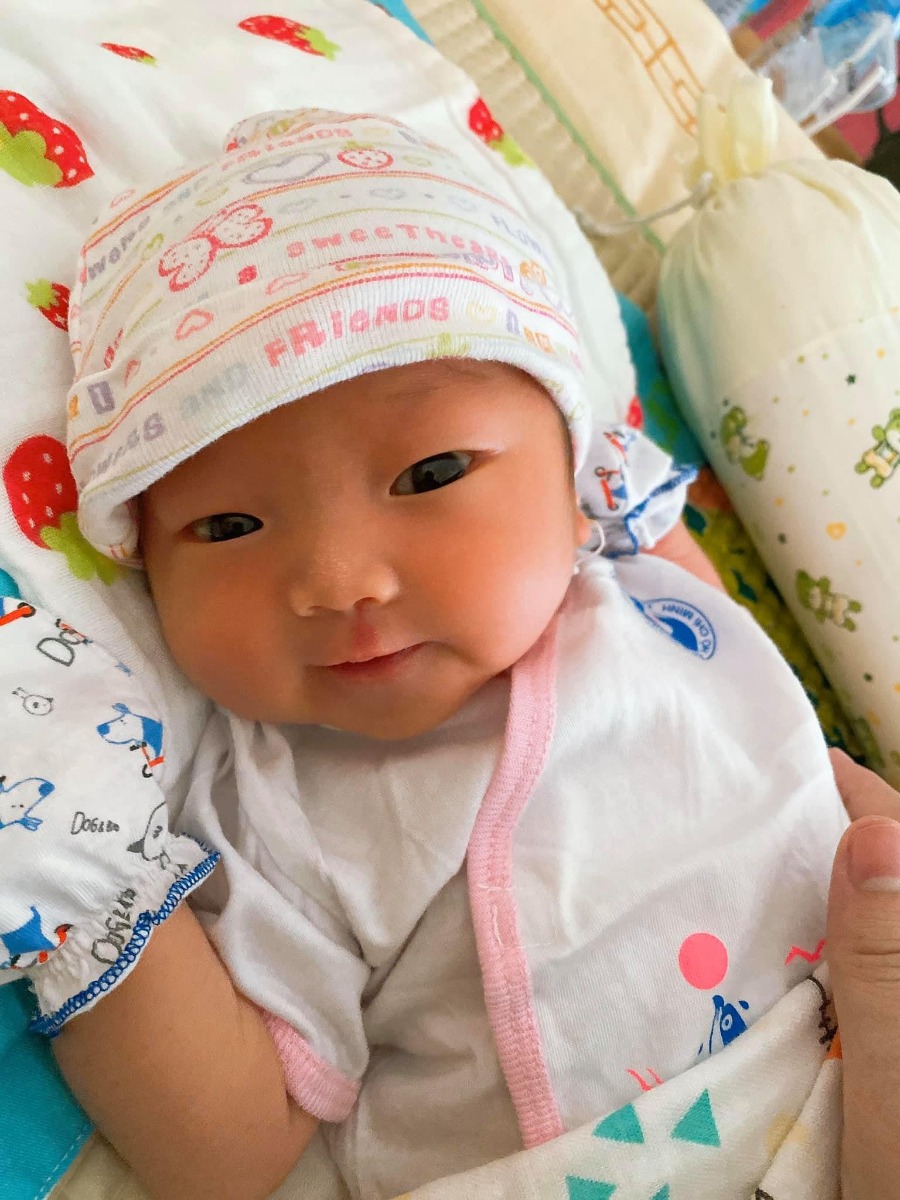Nay rảnh rỗi em xin kể lại hành trình đi đẻ của mình tại BV Từ Dũ cho các mẹ nghe.

Em con so dks 22/09, 8/9 vẫn đi làm bình thường, hôm đấy còn mang theo 1 trái thơm theo ăn bảo để dễ đẻ, tối đó đi bộ với chồng 30' vì bs bảo bụng còn cao, đi cho bụng tụt.

6h sáng ngày 9/9 em dậy sửa soạn đi làm thì thấy ra huyết hồng, gọi bs Yến Oanh (em ở Bình Thạnh nên theo bs cho gần nhà), bác bảo đau bụng từng cơn, ra dịch nhiều hơn hoặc em bé đạp ít đi thì đi bệnh viện liền. Vẫn chưa an tâm lắm nên sau khi vệ sinh cá nhân, ăn sáng và xin phép nghỉ thai sản sớm hơn lịch đăng kí, em với chồng mang theo giấy tờ hồ sơ vào cổng cấp cứu bv TD để khám xem thế nào. 

Sau khi khám trong nở 2p, em được yêu cầu nhập viện theo dõi lúc 9h50, tạm ứng 5tr, siêu âm thai được 38w3d nặng 3kg1.

Em nhập viện khu sản A, được đưa đi lấy máu xét nghiệm HIV, nằm phòng 105 hơn 20 giường đa số là các mẹ đặt bóng nước kích sinh. Từ trưa đến 9h tối bụng em cũng chỉ đau lâm râm như tới kì đèn đỏ, 5-6 phút mới nhói lên từng cơn, khám trong vẫn 2p không nở thêm, bs bảo nếu sang hôm sau vẫn không có gì tiến triển thì cho về nhà dưỡng thêm. Nghe xong em vẫn ung dung là mai được về rồi, nhờ chồng ship vào ly trà sữa uống cho đã thèm.

Đến nửa đêm thì em đau quặn, 3 cơn 10 phút nhưng không đều và chưa nở thêm. Tới 3h30 sáng em mới nở đc 3p và chuyển lên phòng sanh. Được chọn đăng kí sinh dịch vụ như chỉ định bác sĩ, tiêm mũi đẻ không đau, sinh phòng gia đình,... Phòng sanh thì sẽ có 3 kiểu mẹ bầu đợi sanh: không thấy đau hoặc hơi đau lâm râm vẫn chịu được, mặt mày tỉnh rụi; hai là đau nhưng cố chịu, lâu lâu nhăn mặt không phát thành tiếng và kiểu thứ ba là đau la banh làng banh xóm. Và em về đội số 3 🙂

Tiêm mũi đẻ không đau chỉ giảm được 7 8 phần thôi, tiêm xong vẫn đau lắm ạ, nhưng nếu không tiêm chắc em trụ không nổi. 

Cuối cùng 10h25 ngày 10/09 con gái em cũng chào đời sau 4-5 cơn rặn, sinh thường, rạch 3cm (ai cũng bảo vết may đẹp), nặng 3kg3.

Em nằm phòng 2 giường 600k/ngày khu H, có sẵn ghế bố cho người thân nằm nhưng đau lưng lắm, do hết phòng nên đành chịu, em sinh thường ở ít ngày nên ngại đổi. Xông hơ 120k/lần, xỏ khuyên tai cho bé 50k.

Tổng chi phí hơn 9tr, bhyt trả 1tr5, đóng thêm 2tr5.

Chúc các mẹ có một thai kỳ khoẻ đẹp, cán đích suôn sẻ, thành công