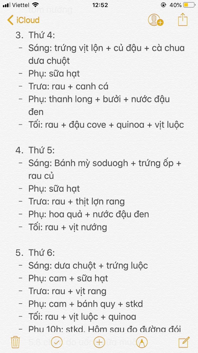 Mình cán đích thành công sinh thường tập 3 bé trai 38w5d 3,3kg rồi nè. Nay mình chia sẻ với các mom một chút. Về thai kỳ, ăn gì, sinh con ở đâu, sau sinh của mình. Mình sinh bé đc 4 ngày rồi ạ.

1. Về thai kỳ:

Mình phát hiện tđtk tuần 28 khi đi làm xn tại bv Bạch Mai. Mình sinh tập 2 ở đây nên tập 3 cũng sinh đây luôn. 2 bé trước khoẻ mạnh và mình ko bị tđtk. Tập 3 tự tin lắm là ko bị vậy mà nhận kq ngỡ ngàng. Mình bị cao sau ăn 2h (8,7 > 6,7). Trước khi phát hiện mình đi siêu âm con đều to hơn chuẩn. Phát hiện ra bệnh là những ngày ăn kiêng bắt đầu... mẹ sụt kg, con bé, stress, rối loạn đường sau ăn, rối loạn đường đói... mình đủ cả. Có khi đường vọt lên 10,4. Có 1 lần 10,8. Cả 2 lần đều do đồ ngọt. 1 lần bánh ngọt và 1 lần trà sữa 0 đường vẫn vọt như bt dù mình uống ít. 
Mình đã áp dụng cách ăn như bên dưới để đường về ngưỡng và con tăng cân đúng chuẩn trở lại. Ăn gì mình cũng test để tìm ra thực đơn hợp với mình. Từ tuần 36 trở đi mình ăn cơm trắng 1/3 chén ko bị tăng nữa nên thỉnh thoảng vẫn ăn cơm. Mình ko tập td đc nhiều vì bầu bụng thấp đi lại khó chịu lắm. Chăm 2 bạn nhỏ 7y và 2y nữa. Công việc cũng khá bận. Ăn uống mình ko quá cầu kỳ, tìm những thực phẩm theo mùa, giá cả phải chăng, dễ mua ở chợ. Mình uống thêm sữa glucerna vào buổi tối từ tuần 33. Mình làm dung nạp tuần 28, điều chỉnh chế độ ăn và cứ cách 4 tuần tái khám làm hba1c đều trong ngưỡng.

Bé này mình sinh sớm hơn so với 2 bé trước. Cũng may cân nặng ổn và trộm vía bé rất nhanh nhẹn, cứng cáp. Lần t3 rồi nên cũng dễ đẻ lắm. Đau có hơn tiếng là đẻ rồi. 😁

2. Nơi mình sinh con:

Mình đã trải nghiệm cảm giác kinh hoàng khi sinh bé đầu năm 2013 ở sản C nên hãi luôn ko bh dám quay lại. Tập 2 mình chọn sinh ở Bạch Mai. Khoa Sản toà nhà Việt Nhật. Mình đc giới thiệu cho chị y tá đỡ đẻ luôn của khoa, đc cái 2 c e rất hợp tính nhau, chị nhiệt tình vô cùng nên cảm giác rất thoải mái, tự tin đi đẻ. Lần 2 và 3 mình đều nhờ chị. Việc đi khám và tái khám có chị giúp nên nhanh chóng, dễ dàng. Đến lúc sinh chị đỡ luôn cho nên yên tâm lắm. Sinh xong bé đc da tiếp da lúc lâu, trì hoãn kẹp rốn để lấy đc hết máu dây nhau. Bé cũng đc test tiểu đường, tiêm vtm K và viêm gan B tại viện. Hai mẹ con về phòng 6 giường nằm 1 ngày hôm sau ra viện. Phòng sạch sẽ, rộng rãi, vệ sinh khép kín, có nước nóng của bv 24/24 để pha sữa cho bé. Mình có bảo hiểm nên chỉ phải trả khoảng 570k cho tất cả. Mình cảm ơn kíp trực 2tr, cảm ơn chị y tá giúp mình 2tr. Đợi đến 8w đi test lại đường sau sinh và kiểm tra vết khâu tầng sinh môn luôn là ổn.

3. Sau sinh:

Mình sinh đc 4 ngày rồi. Vẫn áp dụng chế độ ăn nhiều rau, đạm và ít tinh bột như thai kỳ. Sau sinh 18 tiếng mình có sữa non. Ảnh là sữa 1 cữ hút ở 72h sau sinh của mình. Ăn uống thì mình mới ăn ruốc, thịt rang, bò, tôm, rau ngót, đu đủ, thanh long đỏ thôi. Mỗi bữa tô cháo yến mạch thay cơm. Mình thích cháo yến mạch dễ ăn lắm 🙂 

Trên đây là những chia sẻ của mình. Mình cũng mong là thoát đc tiểu đường sau sinh. 

Mấy hôm nữa mình sẽ uống thêm tảo và bột nghệ mật ong này.

Chúc các m giữ đc tinh thần thoải mái, vượt cạn thành công nhé 🙂 

À m nào mà cứ hỏi ăn này ăn kia đc ko nhưng sợ ko dám test với ko mua máy test mình ko đồng ý chút nào. Cơ thể mình, con mình mà lơ là quá. 

Mỗi người 1 cơ địa có ng hợp ng ko nên cần phải test để tìm ra cái hợp với mình chứ. Cố gắng lên nào !