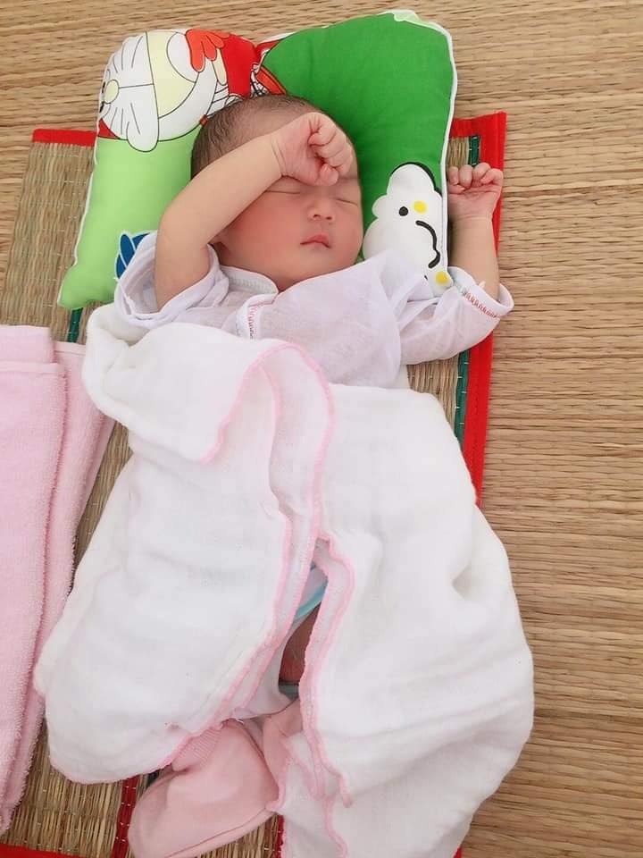 Bé con vừa ra đời thì hay tin ba mẹ trúng độc đắc 😝
Gầu hết sức vậy hà
Thiên thần nhỏ vừa ra chào đời được 3 hôm 🥰