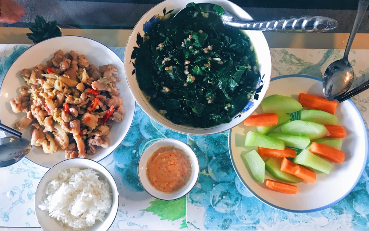 Cơm nhà 3 món* 

Chia sẻ với chị em những bữa cơm đơn giản, tranh thủ giờ nghỉ trưa trong những ngày làm việc tại nhà của vợ chồng em 🤗
 
Bữa ăn tiêu chuẩn 3 món, 1 thịt 1 rau 1 canh (nói nôm na thế chứ nhiều khi trong thịt có rau trong rau có thịt ko nhất thiết rạch ròi =))) chủ yếu các món nhanh gọn dễ làm nhưng cố gắng dù đơn giản cũng phải đủ chất, ăn cũng phải bon mồm 😆. Từ ngày chỗ em giãn cách xã hội, ăn nhà đủ 3 bữa, em chuyển bữa trưa thành bữa cơm chính trong ngày, tối chỉ ăn nhẹ nhàng thôi. Trong tuần còn bận làm việc thì ăn đơn giản, cuối tuần làm món phức tạp cải thiện sau...