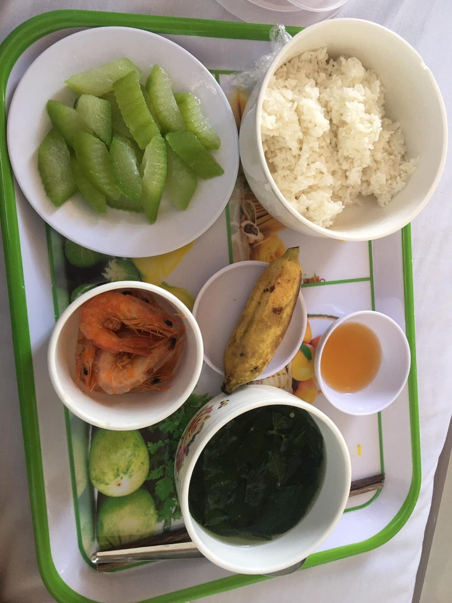 Nằm nhà rảnh rỗi tiện review cho ce quá trình đi đẻ tại Sản 2 Đa khoa quốc tế Hải Phòng nhé.

- ĐI ĐẺ: sáng t2 còn tung tăng đi làm xnts và đkts e dc 38w bsi khám trong và bảo k có dấu hiệu gì còn lâu mới đẻ. Bsi Kim Nga khám. Đến chiều đang ngủ thì thấy ộc ra đống nc thay mấy cái quần và lên viện lúc 17:40. Vào viện tầm này khá vắng k còn ai. Bsi chỉ định nhập viện và vào phòng chờ đẻ luôn vì vỡ ối. Nằm phòng chờ người nhà dc vào 1người phòng sạch sẽ có nhà vsinh bên trong luôn. Lúc này chưa đau lên vẫn còn cười tươi lắm. Bsi khám trong và bảo mở 2p rồi. Dc 1 lúc thì bắt đầu xhien có cơn co, cảm thấy đau dần và k chịu dc nữa hét bsi vào khám liên tục. C y tá tên gì em k biết nữa lúc thì vào động viên lúc thì quát xơi xơi quát cả ng nhà bệnh nhân nữa 😡 c ấy vào tiêm kích đẻ đến lúc mình có cơn buồn dặn bảo ng nhà gọi y tá thì bà ấy bảo ui xời còn lâu mới đẻ 😡 bsi Kim Nga nghe thấy vội vã chạy vào và khám trong cho mình bảo chuyển bệnh nhân sang phòng đẻ và tiên hành đỡ đẻ cho mình. Bsi có tâm từ lúc khám trong đến lúc đỡ đẻ toàn đônng viên nhẹ nhàng.Mình đẻ con dc tròn 3kg...

- NẰM VIỆN: về phòng tầng 17, các c điều dưỡng nhẹ nhàng, chu đáo, mình đki gói chiếu đèn plasma cho nhanh lành vết khâu cảm thấy phí thực sự chiếu dc 3p 3 buổi mất 1tr và chỉ nhẹ đi lúc đấy xong lại đâu vào đấy về nhà vẫn bị đau vết khâu, dc cái c y tá kia khâu đẹp vết khâu nhanh khô. 

Nằm viện 3 ngày ăn cơm ngon các mẹ ạ. Sữa bé các cô vẫn phát 3h/1lan. Vệ sinh mẹ thuờg xuyên, khám em bé vào buổi sáng, nói chung nằm nghỉ ở đây tuyệt vời sạch sẽ mình dki nằm phòng 2nguoi. Nc cho đỡ buồn chứ ở 1m buồn lắm mà hôm mình đẻ cũng chẳng còn phòng 1ng nữa. 

=> Tổng đi đẻ của mình hết 12tr đã trừ BH.Các mẹ đẻ nên chọn sản 2 nhé! Nchung là oke.