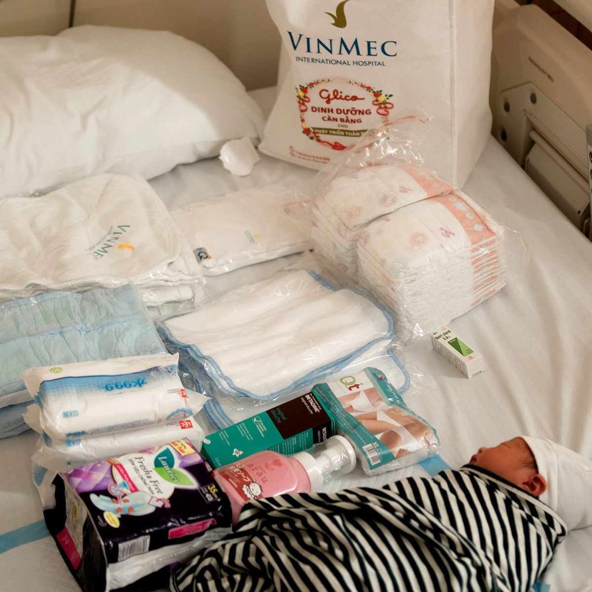 ⭕️ Bài đánh giá chân thực nhất về trải nghiệm đi du lịch, à không đi đẻ tại bệnh viện VINMEC Đà Nẵng ngày bão 

Vậy là Thị Mới nhà Troy đã được sinh ra, vào một ngày đáng nhớ (28/10) và bây giờ mình mới rảnh ngồi xuống để viết về trải nghiệm quá trình Thị Mới được chào đời. Đây có thể là bài review chân thực nhất về bệnh viện VINMEC, vì khen sẽ khen rất nhiệt tình mà chê thì cũng không kém. Và những ông bố bà mẹ bỉm sữa nào tại Đà Nẵng đang có dự định sinh nở tại VINMEC thì hãy đọc qua bài viết này.

⭕️ Mình nghĩ đầu tiên mình nên chê, cái gì hay mình sẽ để sau.
Đối với tất cả dịch vụ từ du lịch, ẩm thực, ăn chơi,... bây giờ. Việc hoàn hảo tất nhiên sẽ không có, ít nhiều sẽ có những khuyết điểm hiện hữu trong hệ thống và quá trình hoạt động và VINMEC cũng không ngoại lệ.

⭕️ CHÊ :

1. ĐẮT - cái này khỏi phải bàn rồi, theo như mình biết thì VINMEC hiện đang là bệnh viện có mức phí cao nhất Đà Nẵng hiện nay. Có thể số tiền này đối với một vài người không là gì, nhưng so với trung bình giá ở Đà Nẵng thì Vinmec thuộc loại đắt. Và những yếu tố gây cản trở việc bố mẹ chọn lựa bệnh viện để sinh mình đều liệt vào danh mục khuyết điểm này. NHƯNG - mình sẽ phân tích kĩ về giá trị số tiền bỏ ra và nhận lại ở phần LÍ DO MÌNH CHỌN VINMEC ở phần sau.

2. MỘT BỘ PHẬN NHỎ NHÂN VIÊN KÉM TINH TẾ - mình rất đắn đo dùng từ sao cho đúng ở mục này và đây là kết quả cuối cùng của mình. Có một vài bạn điều dưỡng ở đây có cách nói chuyện rất giống kiểu “BẢO HIỂM CÔNG”. Định nghĩa BẢO HIỂM CÔNG đơn giản là việc các bạn mua 1 cái bảo hiểm ở 1 bệnh viện công và sử dụng dịch vụ 0 đồng từ bảo hiểm đó thì cách đối xử nói chuyện của họ như nào thì đấy chính là kiểu “BẢO HIỂM CÔNG”. Đó là lí do mình rất ghét bệnh viện công.

3. HỆ THỐNG BOOKING - Không giống với mấy bạn booking ngoài bar luôn niềm nở và coi bạn như thượng đế - không bao giờ để bạn thất vọng thì mấy bạn booking ở bv này rất tệ. Ở VINMEC nếu muốn đi khám, bạn phải đặt lịch trước qua internet, sau đó sẽ có tin nhắn xác nhận gửi về cho bạn, và khi nào có 1 bạn booking điện thoại thì lịch đó mới có trong hệ thống. Vợ mình bị 2 lần, đặt xong có tin nhắn xác nhận nhưng đến trước ngày điện lại xác nhận thì không có, 2 lần chứ không phải 1. Chưa kể việc có 1 bạn nam điện thoại xác nhận lịch khám của vợ mình lúc 6h sáng. Khi ông mặt trời còn chưa hết ngái ngủ, khi còn gà trống sống ở thành phố này còn chưa thèm gáy. Lí do là đây là ca của em, em phải làm hết việc của ca em. Lí do ngớ ngẩn kém tinh tế. Hôm đó vợ mình có chửi bạn đó, nếu bạn có đọc thì đừng buồn nha. Vì bạn ngu đó !

4. THIẾU SÓT GÂY THẤT VỌNG NHẤT : Nếu để ý các bạn sẽ thấy ở các bệnh viện như Hoàn Mỹ hay Family khi đẻ xong mẹ và bé sẽ được 1 tấm bằng như cái bằng khen z, ghi tên bố tên mẹ và bé, ngày sinh cân nặng và dấu vân tay trên đó để mẹ đem về làm kỉ niệm, MÌNH CỰC KÌ THÍCH CÁI NÀY. Nhưng !! Nhưng !! Không có 🙂 Bệnh viện đẳng cấp nhất Đà Nẵng !!

⭕️ Đây là những khuyết điểm coi chừng rất nhỏ nhưng việc bỏ chừng ấy tiền ra, thứ mình mua là dịch vụ, và những điều nhỏ nhặt này như con sâu làm rầu nồi canh vậy. Nếu ở 1 khách sạn 5 sao, việc làm như vậy với khách hàng các bạn sẽ bị quản lí kí cho mấy tờ WARNING, và nếu sỡ hữu nhiều tờ warning thì cơ hội sở hữu có một nơi làm việc mới sẽ rất cao.
Thôi, chê cũng xong rồi, mời bạn đến với những điều tuyệt vời tại bệnh viện này, đừng nghĩ mình chê như vậy nghĩa là bệnh viện này tệ, để hình thành nên một quá trình làm việc thì ở trên chỉ là những cá nhân không tốt thôi, mình mong sẽ có những cuộc họp để những cá nhân trên không làm uổng đi những công sức của phần còn lại mình sẽ nêu ở dưới đây. Thư giãn tí đi vì sắp tới đây sẽ tuyệt vời lắm :)))))

⭕️ KHEN:

1. DỊCH VỤ - Có thể cảm nhận qua cách nói chuyện và kinh nghiệm cũng như kiến thức của mọi người ở đây. Lạ ha, mới chê người ta ở trên về cách ăn nói xong ở dưới lại khen, nhưng các bạn hiểu sai rồi, ở trên là thiểu số những cá nhân không tốt, còn đa số toàn những con người rất tuyệt vời, có thể việc tạo nên 1 sản phẩm tốt không quan trọng bằng dịch vụ tốt, việc bác sĩ ân cần chăm sóc và quan tâm thì có thể những bệnh viện khác sẽ có, nhưng hộ lí và y tá ở đây cũng đẳng cấp không kém. Luôn nhẹ nhàng và coi mình như thượng đế vậy, ở đây các bạn có thể học được rất nhiều điều từ việc chăm con như nào từ những chị y tá ở đây, các chị như mấy quyển từ điển sống vậy. Mình ấn tượng cô Thu, hộ lí. Tính hơi đồng bóng, hay la mình nhưng lại tốt tính, đi đẻ mà nghe mấy chị nói ngọt đẻ nó đỡ đau, chứ có vài bệnh viện đau đẻ mà hộ lí đứng bên cạnh nó buồn buồn chửi cả mình. Mình rất sợ đưa vợ mình đi đẻ ở những nơi như vậy, không phải sợ họ chửi vợ mình mà sợ vợ mình quơ được cái gì ném bể đầu tụi nó, không có tiền đền.

2. CƠ SỞ VẬT CHẤT : Thơm - điều làm mình ấn tượng nhất với VINMEC, xua tan nỗi lo lắng về mùi bệnh viện. Mát - điều hoà khắp bệnh viện :))) Hình như tất cả các phòng đều là phòng đơn. Thôi, CSVC mình không review nhiều vì có rất nhiều bạn nói về nó rồi. Tự cảm nhận đi kkkkkk.

3. ĐỒ ĂN : Ngon - trước khi làm thợ xăm mình đã từng làm đầu bếp tại các khách sạn xịn, và mình biết như nào là 1 món ăn NGON. Rất hiểu tâm lí người bệnh. Cơm dẻo, đồ ăn thì mềm, tất cả đều được lọc hết xương ( ở nhà vợ mình nấu gì cho mình ăn đều lọc hết xương vì mình ghét gặm xương lắm ). Và cái cảm giác ăn không cần phải dùng não để tính toán việc dính phải xương là một điểm cộng lớn rồi, có cả trái cây hoặc yaourt đi kèm.... chỉ có 1 điểm trừ nho nhỏ là canh (soup) rất nhợt nhạt. Và ăn xong phải tự đem đi cất ( có thể nhiều bạn sẽ chửi mình nhưng nên nhớ đây là bệnh viện quốc tế ).

4. ĐẺ KHÔNG ĐAU - (đặc sản của VINMEC) vợ mình nhập viện lúc 7h ( đã vỡ ối ), 10h bắt đầu đau, đến 13h được chuyển xuống phòng sinh gây tê màng cứng, không đau đến 16h nở ra 10 phân đẻ luôn :))))

5. SỰ TIỆN LỢI VÀ THOẢI MÁI - đây chính là yếu tố cao cấp nhất của VINMEC. Đầu tiên phải nhắc đến là pack đồ bệnh viện tặng, mình có đính kèm hình ảnh ở dưới. Đầy đủ tất cả những thứ cần phải xách đi đẻ, nhưng bây giờ bệnh viện tặng rồi đồng nghĩa với việc mẹ chỉ cần đem bộ đồ ra viện cho mình, hết ! Và tất cả đều là free. Hình như mấy bệnh viện khác không có. Song song với đó là dịch vụ xung quanh mình nghĩ là được nghiên cứu rất kĩ để cho ra một quá trình quá tuyệt vời, giảm tải tối đa sự kinh hãi khi đi đẻ. Vd như việc xây dựng phòng nghỉ đẻ ít yếu tố bệnh viện nhất. Nhìn như cái phòng ks vậy. Mình thích cái giường ở đây, wakanda vcl :))

Nếu là mình khi xưa mình sẽ nhìn vào số tiền viện phí rồi quay đầu, nhưng thực ra có lí do cả. Đó là số tiền đúng mình bỏ ra để con mình có thể sinh ra ở một nơi tuyệt vời nhất. Êm ấm nhất, nên nhớ con mình sinh ra đúng ngày bão số 9 đổ bộ vào Việt Nam. Ở nơi mà dịch vụ được đưa lên làm đầu. Có thể ở một số bệnh viện việc bạn bị mấy bà y tá gank là bình thường nhưng ở đây con nào gank vợ bạn con đó nghỉ việc, ez ! Nơi mà đi đẻ như đi nghỉ dưỡng,

⭕️ KẾT : Với tiêu chí một bài viết đơn giản dễ hiểu nên mình đã cố gắng rút gọn hết mức có thể bài viết này để mọi người dễ đọc hơn, và một lần nữa xin lỗi nếu bài viết này quá dài :))

Đôi lời nhắn gửi đến các ông chồng, nếu các anh các bạn cảm thấy yêu vợ mình, muốn làm gì đó cho vợ cho con nhưng không biết phải làm gì thì đi đăng kí cho vợ đẻ ở đây đi, coi nó như là 1 món quà dành tặng cho vợ khi vợ phải mang nặng đẻ đau cho mình một đứa con. À ! Các bố được vào phòng xem lúc vợ sinh nha, mình nghĩ lúc con ra mình sẽ vui mừng và khóc các kiểu nhưng không, lúc ấy mình xót vợ mình hơn. Vợ mình rất lì, lì hơn cả những thằng đàn ông mình biết, nhưng vợ mình đã phải hét lên lúc lôi con ra, có nghĩa nó rất đau và mình chắc chắn nếu là mình lúc ấy chắc mình chết rồi.

⭕️ Đánh giá : mặc dù tồn tại những khuyết điểm ( và đặc biệt là không có cái bằng về treo nhà, viết đến đây vẫn còn cọc vcl ! ) nhưng thôi, cơ sở vật chất tuyệt vời, đẻ không đau, đồ ăn ngon + bác sĩ y tá tận tình tận tâm. Đáng để đẻ, à không có tiền thì mau mau đăng kí đi đẻ đi nha, không uổng tiền tí nào đâu :3 bye bye, tôi đi thay tã cho Thị Mới đâyy.

Nguồn: Đặng Hoàng Quốc