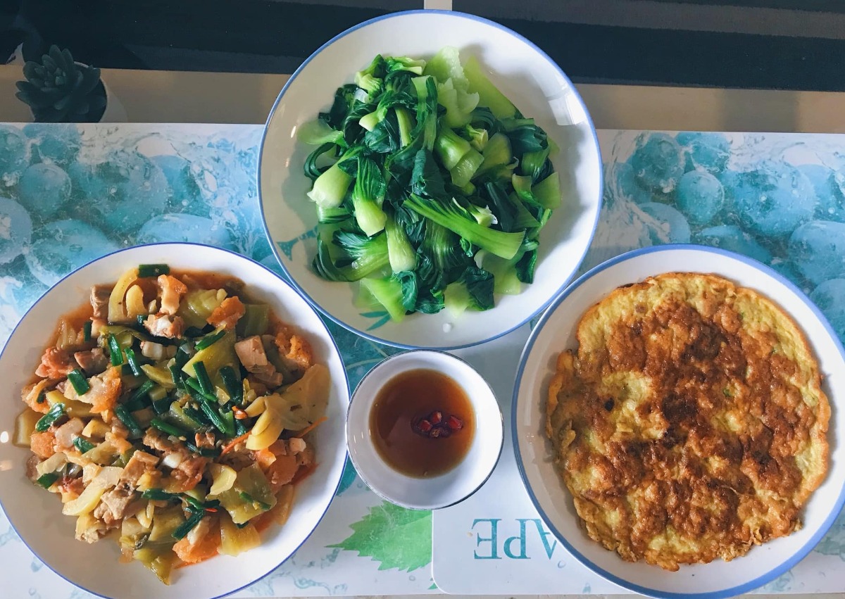 Cơm nhà 3 món* 

Chia sẻ với chị em những bữa cơm đơn giản, tranh thủ giờ nghỉ trưa trong những ngày làm việc tại nhà của vợ chồng em 🤗
 
Bữa ăn tiêu chuẩn 3 món, 1 thịt 1 rau 1 canh (nói nôm na thế chứ nhiều khi trong thịt có rau trong rau có thịt ko nhất thiết rạch ròi =))) chủ yếu các món nhanh gọn dễ làm nhưng cố gắng dù đơn giản cũng phải đủ chất, ăn cũng phải bon mồm 😆. Từ ngày chỗ em giãn cách xã hội, ăn nhà đủ 3 bữa, em chuyển bữa trưa thành bữa cơm chính trong ngày, tối chỉ ăn nhẹ nhàng thôi. Trong tuần còn bận làm việc thì ăn đơn giản, cuối tuần làm món phức tạp cải thiện sau...