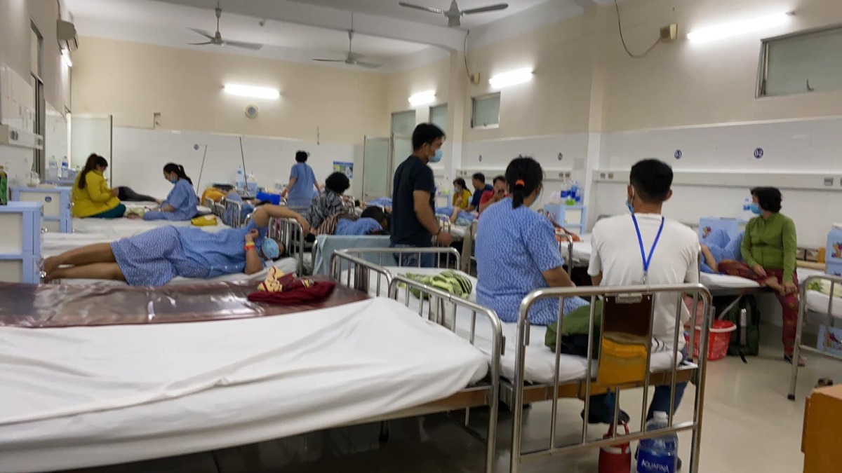Nay rảnh rỗi em xin kể lại hành trình đi đẻ của mình tại BV Từ Dũ cho các mẹ nghe.

Em con so dks 22/09, 8/9 vẫn đi làm bình thường, hôm đấy còn mang theo 1 trái thơm theo ăn bảo để dễ đẻ, tối đó đi bộ với chồng 30' vì bs bảo bụng còn cao, đi cho bụng tụt.

6h sáng ngày 9/9 em dậy sửa soạn đi làm thì thấy ra huyết hồng, gọi bs Yến Oanh (em ở Bình Thạnh nên theo bs cho gần nhà), bác bảo đau bụng từng cơn, ra dịch nhiều hơn hoặc em bé đạp ít đi thì đi bệnh viện liền. Vẫn chưa an tâm lắm nên sau khi vệ sinh cá nhân, ăn sáng và xin phép nghỉ thai sản sớm hơn lịch đăng kí, em với chồng mang theo giấy tờ hồ sơ vào cổng cấp cứu bv TD để khám xem thế nào. 

Sau khi khám trong nở 2p, em được yêu cầu nhập viện theo dõi lúc 9h50, tạm ứng 5tr, siêu âm thai được 38w3d nặng 3kg1.

Em nhập viện khu sản A, được đưa đi lấy máu xét nghiệm HIV, nằm phòng 105 hơn 20 giường đa số là các mẹ đặt bóng nước kích sinh. Từ trưa đến 9h tối bụng em cũng chỉ đau lâm râm như tới kì đèn đỏ, 5-6 phút mới nhói lên từng cơn, khám trong vẫn 2p không nở thêm, bs bảo nếu sang hôm sau vẫn không có gì tiến triển thì cho về nhà dưỡng thêm. Nghe xong em vẫn ung dung là mai được về rồi, nhờ chồng ship vào ly trà sữa uống cho đã thèm.

Đến nửa đêm thì em đau quặn, 3 cơn 10 phút nhưng không đều và chưa nở thêm. Tới 3h30 sáng em mới nở đc 3p và chuyển lên phòng sanh. Được chọn đăng kí sinh dịch vụ như chỉ định bác sĩ, tiêm mũi đẻ không đau, sinh phòng gia đình,... Phòng sanh thì sẽ có 3 kiểu mẹ bầu đợi sanh: không thấy đau hoặc hơi đau lâm râm vẫn chịu được, mặt mày tỉnh rụi; hai là đau nhưng cố chịu, lâu lâu nhăn mặt không phát thành tiếng và kiểu thứ ba là đau la banh làng banh xóm. Và em về đội số 3 🙂

Tiêm mũi đẻ không đau chỉ giảm được 7 8 phần thôi, tiêm xong vẫn đau lắm ạ, nhưng nếu không tiêm chắc em trụ không nổi. 

Cuối cùng 10h25 ngày 10/09 con gái em cũng chào đời sau 4-5 cơn rặn, sinh thường, rạch 3cm (ai cũng bảo vết may đẹp), nặng 3kg3.

Em nằm phòng 2 giường 600k/ngày khu H, có sẵn ghế bố cho người thân nằm nhưng đau lưng lắm, do hết phòng nên đành chịu, em sinh thường ở ít ngày nên ngại đổi. Xông hơ 120k/lần, xỏ khuyên tai cho bé 50k.

Tổng chi phí hơn 9tr, bhyt trả 1tr5, đóng thêm 2tr5.

Chúc các mẹ có một thai kỳ khoẻ đẹp, cán đích suôn sẻ, thành công