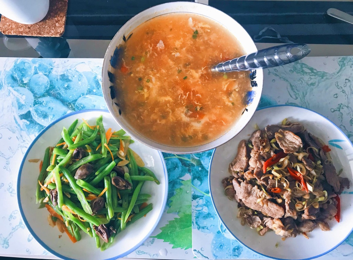 Cơm nhà 3 món* 

Chia sẻ với chị em những bữa cơm đơn giản, tranh thủ giờ nghỉ trưa trong những ngày làm việc tại nhà của vợ chồng em 🤗
 
Bữa ăn tiêu chuẩn 3 món, 1 thịt 1 rau 1 canh (nói nôm na thế chứ nhiều khi trong thịt có rau trong rau có thịt ko nhất thiết rạch ròi =))) chủ yếu các món nhanh gọn dễ làm nhưng cố gắng dù đơn giản cũng phải đủ chất, ăn cũng phải bon mồm 😆. Từ ngày chỗ em giãn cách xã hội, ăn nhà đủ 3 bữa, em chuyển bữa trưa thành bữa cơm chính trong ngày, tối chỉ ăn nhẹ nhàng thôi. Trong tuần còn bận làm việc thì ăn đơn giản, cuối tuần làm món phức tạp cải thiện sau...