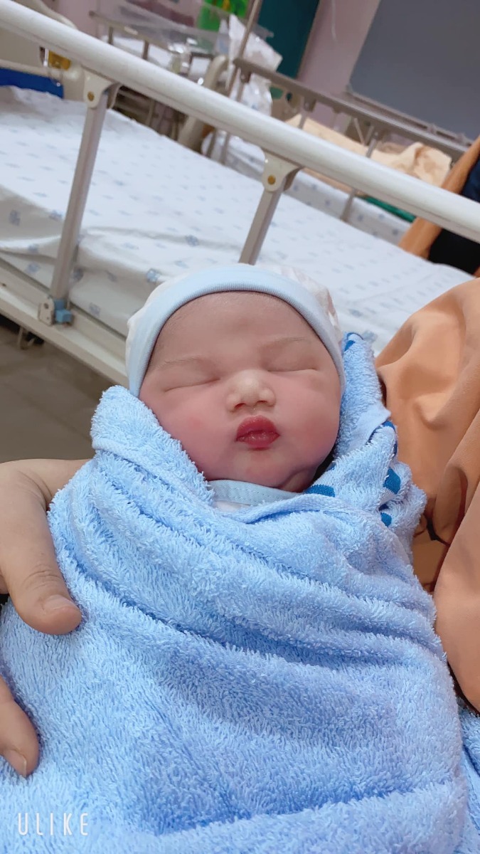 sáng 27/10 tự nhiên đang ngủ cái vỡ ối. Lên khám thì bác sĩ kêu xương chậu to hơn mở đc 3p60 rồi. Xong sau hồi phân vân e quyết định thử đẻ thường các mom ạ 😅 Và đây là kết quả của e sau 5’ vào phòng đẻ 💁🏼‍♀️ Chuột trai được 4350g. Mẹ đẻ thường ạ 🥰 Công nhận giấy siêu âm đúng kí gê luôn. Chênh nhau có 500g chứ nhiêu đâu mà 😂😂 Mẹ cứ nghĩ e được 3k8 giống giấy siêu âm thôi . Cả phòng sanh y tá bác sĩ đều khen mẹ pro. Lại còn con so nữa chứ . Heheee. 2 mẹ con e đều không bị tđtk hay gì nha cả nhà ☺️ Thiệt đến giờ e vẫn chưa tin e đẻ được 😂