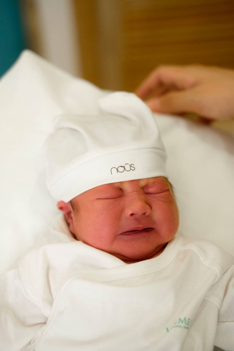 ⭕️ Bài đánh giá chân thực nhất về trải nghiệm đi du lịch, à không đi đẻ tại bệnh viện VINMEC Đà Nẵng ngày bão 

Vậy là Thị Mới nhà Troy đã được sinh ra, vào một ngày đáng nhớ (28/10) và bây giờ mình mới rảnh ngồi xuống để viết về trải nghiệm quá trình Thị Mới được chào đời. Đây có thể là bài review chân thực nhất về bệnh viện VINMEC, vì khen sẽ khen rất nhiệt tình mà chê thì cũng không kém. Và những ông bố bà mẹ bỉm sữa nào tại Đà Nẵng đang có dự định sinh nở tại VINMEC thì hãy đọc qua bài viết này.

⭕️ Mình nghĩ đầu tiên mình nên chê, cái gì hay mình sẽ để sau.
Đối với tất cả dịch vụ từ du lịch, ẩm thực, ăn chơi,... bây giờ. Việc hoàn hảo tất nhiên sẽ không có, ít nhiều sẽ có những khuyết điểm hiện hữu trong hệ thống và quá trình hoạt động và VINMEC cũng không ngoại lệ.

⭕️ CHÊ :

1. ĐẮT - cái này khỏi phải bàn rồi, theo như mình biết thì VINMEC hiện đang là bệnh viện có mức phí cao nhất Đà Nẵng hiện nay. Có thể số tiền này đối với một vài người không là gì, nhưng so với trung bình giá ở Đà Nẵng thì Vinmec thuộc loại đắt. Và những yếu tố gây cản trở việc bố mẹ chọn lựa bệnh viện để sinh mình đều liệt vào danh mục khuyết điểm này. NHƯNG - mình sẽ phân tích kĩ về giá trị số tiền bỏ ra và nhận lại ở phần LÍ DO MÌNH CHỌN VINMEC ở phần sau.

2. MỘT BỘ PHẬN NHỎ NHÂN VIÊN KÉM TINH TẾ - mình rất đắn đo dùng từ sao cho đúng ở mục này và đây là kết quả cuối cùng của mình. Có một vài bạn điều dưỡng ở đây có cách nói chuyện rất giống kiểu “BẢO HIỂM CÔNG”. Định nghĩa BẢO HIỂM CÔNG đơn giản là việc các bạn mua 1 cái bảo hiểm ở 1 bệnh viện công và sử dụng dịch vụ 0 đồng từ bảo hiểm đó thì cách đối xử nói chuyện của họ như nào thì đấy chính là kiểu “BẢO HIỂM CÔNG”. Đó là lí do mình rất ghét bệnh viện công.

3. HỆ THỐNG BOOKING - Không giống với mấy bạn booking ngoài bar luôn niềm nở và coi bạn như thượng đế - không bao giờ để bạn thất vọng thì mấy bạn booking ở bv này rất tệ. Ở VINMEC nếu muốn đi khám, bạn phải đặt lịch trước qua internet, sau đó sẽ có tin nhắn xác nhận gửi về cho bạn, và khi nào có 1 bạn booking điện thoại thì lịch đó mới có trong hệ thống. Vợ mình bị 2 lần, đặt xong có tin nhắn xác nhận nhưng đến trước ngày điện lại xác nhận thì không có, 2 lần chứ không phải 1. Chưa kể việc có 1 bạn nam điện thoại xác nhận lịch khám của vợ mình lúc 6h sáng. Khi ông mặt trời còn chưa hết ngái ngủ, khi còn gà trống sống ở thành phố này còn chưa thèm gáy. Lí do là đây là ca của em, em phải làm hết việc của ca em. Lí do ngớ ngẩn kém tinh tế. Hôm đó vợ mình có chửi bạn đó, nếu bạn có đọc thì đừng buồn nha. Vì bạn ngu đó !

4. THIẾU SÓT GÂY THẤT VỌNG NHẤT : Nếu để ý các bạn sẽ thấy ở các bệnh viện như Hoàn Mỹ hay Family khi đẻ xong mẹ và bé sẽ được 1 tấm bằng như cái bằng khen z, ghi tên bố tên mẹ và bé, ngày sinh cân nặng và dấu vân tay trên đó để mẹ đem về làm kỉ niệm, MÌNH CỰC KÌ THÍCH CÁI NÀY. Nhưng !! Nhưng !! Không có 🙂 Bệnh viện đẳng cấp nhất Đà Nẵng !!

⭕️ Đây là những khuyết điểm coi chừng rất nhỏ nhưng việc bỏ chừng ấy tiền ra, thứ mình mua là dịch vụ, và những điều nhỏ nhặt này như con sâu làm rầu nồi canh vậy. Nếu ở 1 khách sạn 5 sao, việc làm như vậy với khách hàng các bạn sẽ bị quản lí kí cho mấy tờ WARNING, và nếu sỡ hữu nhiều tờ warning thì cơ hội sở hữu có một nơi làm việc mới sẽ rất cao.
Thôi, chê cũng xong rồi, mời bạn đến với những điều tuyệt vời tại bệnh viện này, đừng nghĩ mình chê như vậy nghĩa là bệnh viện này tệ, để hình thành nên một quá trình làm việc thì ở trên chỉ là những cá nhân không tốt thôi, mình mong sẽ có những cuộc họp để những cá nhân trên không làm uổng đi những công sức của phần còn lại mình sẽ nêu ở dưới đây. Thư giãn tí đi vì sắp tới đây sẽ tuyệt vời lắm :)))))

⭕️ KHEN:

1. DỊCH VỤ - Có thể cảm nhận qua cách nói chuyện và kinh nghiệm cũng như kiến thức của mọi người ở đây. Lạ ha, mới chê người ta ở trên về cách ăn nói xong ở dưới lại khen, nhưng các bạn hiểu sai rồi, ở trên là thiểu số những cá nhân không tốt, còn đa số toàn những con người rất tuyệt vời, có thể việc tạo nên 1 sản phẩm tốt không quan trọng bằng dịch vụ tốt, việc bác sĩ ân cần chăm sóc và quan tâm thì có thể những bệnh viện khác sẽ có, nhưng hộ lí và y tá ở đây cũng đẳng cấp không kém. Luôn nhẹ nhàng và coi mình như thượng đế vậy, ở đây các bạn có thể học được rất nhiều điều từ việc chăm con như nào từ những chị y tá ở đây, các chị như mấy quyển từ điển sống vậy. Mình ấn tượng cô Thu, hộ lí. Tính hơi đồng bóng, hay la mình nhưng lại tốt tính, đi đẻ mà nghe mấy chị nói ngọt đẻ nó đỡ đau, chứ có vài bệnh viện đau đẻ mà hộ lí đứng bên cạnh nó buồn buồn chửi cả mình. Mình rất sợ đưa vợ mình đi đẻ ở những nơi như vậy, không phải sợ họ chửi vợ mình mà sợ vợ mình quơ được cái gì ném bể đầu tụi nó, không có tiền đền.

2. CƠ SỞ VẬT CHẤT : Thơm - điều làm mình ấn tượng nhất với VINMEC, xua tan nỗi lo lắng về mùi bệnh viện. Mát - điều hoà khắp bệnh viện :))) Hình như tất cả các phòng đều là phòng đơn. Thôi, CSVC mình không review nhiều vì có rất nhiều bạn nói về nó rồi. Tự cảm nhận đi kkkkkk.

3. ĐỒ ĂN : Ngon - trước khi làm thợ xăm mình đã từng làm đầu bếp tại các khách sạn xịn, và mình biết như nào là 1 món ăn NGON. Rất hiểu tâm lí người bệnh. Cơm dẻo, đồ ăn thì mềm, tất cả đều được lọc hết xương ( ở nhà vợ mình nấu gì cho mình ăn đều lọc hết xương vì mình ghét gặm xương lắm ). Và cái cảm giác ăn không cần phải dùng não để tính toán việc dính phải xương là một điểm cộng lớn rồi, có cả trái cây hoặc yaourt đi kèm.... chỉ có 1 điểm trừ nho nhỏ là canh (soup) rất nhợt nhạt. Và ăn xong phải tự đem đi cất ( có thể nhiều bạn sẽ chửi mình nhưng nên nhớ đây là bệnh viện quốc tế ).

4. ĐẺ KHÔNG ĐAU - (đặc sản của VINMEC) vợ mình nhập viện lúc 7h ( đã vỡ ối ), 10h bắt đầu đau, đến 13h được chuyển xuống phòng sinh gây tê màng cứng, không đau đến 16h nở ra 10 phân đẻ luôn :))))

5. SỰ TIỆN LỢI VÀ THOẢI MÁI - đây chính là yếu tố cao cấp nhất của VINMEC. Đầu tiên phải nhắc đến là pack đồ bệnh viện tặng, mình có đính kèm hình ảnh ở dưới. Đầy đủ tất cả những thứ cần phải xách đi đẻ, nhưng bây giờ bệnh viện tặng rồi đồng nghĩa với việc mẹ chỉ cần đem bộ đồ ra viện cho mình, hết ! Và tất cả đều là free. Hình như mấy bệnh viện khác không có. Song song với đó là dịch vụ xung quanh mình nghĩ là được nghiên cứu rất kĩ để cho ra một quá trình quá tuyệt vời, giảm tải tối đa sự kinh hãi khi đi đẻ. Vd như việc xây dựng phòng nghỉ đẻ ít yếu tố bệnh viện nhất. Nhìn như cái phòng ks vậy. Mình thích cái giường ở đây, wakanda vcl :))

Nếu là mình khi xưa mình sẽ nhìn vào số tiền viện phí rồi quay đầu, nhưng thực ra có lí do cả. Đó là số tiền đúng mình bỏ ra để con mình có thể sinh ra ở một nơi tuyệt vời nhất. Êm ấm nhất, nên nhớ con mình sinh ra đúng ngày bão số 9 đổ bộ vào Việt Nam. Ở nơi mà dịch vụ được đưa lên làm đầu. Có thể ở một số bệnh viện việc bạn bị mấy bà y tá gank là bình thường nhưng ở đây con nào gank vợ bạn con đó nghỉ việc, ez ! Nơi mà đi đẻ như đi nghỉ dưỡng,

⭕️ KẾT : Với tiêu chí một bài viết đơn giản dễ hiểu nên mình đã cố gắng rút gọn hết mức có thể bài viết này để mọi người dễ đọc hơn, và một lần nữa xin lỗi nếu bài viết này quá dài :))

Đôi lời nhắn gửi đến các ông chồng, nếu các anh các bạn cảm thấy yêu vợ mình, muốn làm gì đó cho vợ cho con nhưng không biết phải làm gì thì đi đăng kí cho vợ đẻ ở đây đi, coi nó như là 1 món quà dành tặng cho vợ khi vợ phải mang nặng đẻ đau cho mình một đứa con. À ! Các bố được vào phòng xem lúc vợ sinh nha, mình nghĩ lúc con ra mình sẽ vui mừng và khóc các kiểu nhưng không, lúc ấy mình xót vợ mình hơn. Vợ mình rất lì, lì hơn cả những thằng đàn ông mình biết, nhưng vợ mình đã phải hét lên lúc lôi con ra, có nghĩa nó rất đau và mình chắc chắn nếu là mình lúc ấy chắc mình chết rồi.

⭕️ Đánh giá : mặc dù tồn tại những khuyết điểm ( và đặc biệt là không có cái bằng về treo nhà, viết đến đây vẫn còn cọc vcl ! ) nhưng thôi, cơ sở vật chất tuyệt vời, đẻ không đau, đồ ăn ngon + bác sĩ y tá tận tình tận tâm. Đáng để đẻ, à không có tiền thì mau mau đăng kí đi đẻ đi nha, không uổng tiền tí nào đâu :3 bye bye, tôi đi thay tã cho Thị Mới đâyy.

Nguồn: Đặng Hoàng Quốc