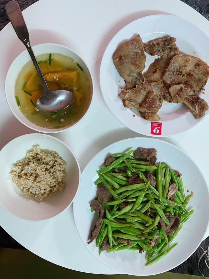 MÌNH ĐÃ HẾT BỊ TĐTK SAU SINH ✌🏻

Chào cả nhà. Mình phát hiện tiểu đường thai kì ở tuần 26 và mẹ tròn con vuông ở tuần 38w3d. Lúc sinh bé nặng 3kg820 và mẹ sinh thường không gây tê màng cứng. Trong quá trình mang thai khi biết bị tđtk mình kiểm soát đường huyết mỗi ngày bằng cách ăn uống theo chế độ như bs dinh dưỡng hướng dẫn: ăn nhiều rau trước, thức ăn sau và tinh bột sau cùng, không ăn đồ ngọt trái cây ngọt, chia nhỏ bửa ăn và kiểm tra đường trước và sau khi ăn những món lạ. Và mình đã cán đích thành công.

Sau sinh mình vẫn tiếp tục ăn chế độ nhiều rau và đạm, k ăn đồ ngọt và vẫn tiếp tục ăn cơm lứt, khoai lang, yến mạch thay cơm trắng cho đến hiện tại SAU SINH 3 tháng mình đi test đường lại thì đã THOÁT KHỎI TIỂU ĐƯỜNG rồi mọi người ạ ❤️. Mặc dù ăn như vậy nhưng trộm vía sữa mình vẫn nhiều và đặc lắm nhe ( 1 ngày hút dc 2lít sữa) nên các mẹ bị tđtk củng đừng lo lắng là sau sinh phải ăn nhiều cơm hay uống sữa ông thọ mới có nhiều sữa ( KHÔNG CẦN THIẾT ĐÂU Ạ) vì nếu sau sinh chưa biết đc mình hết tđtk hay chưa mà ăn nhiều đồ ngọt quá thì củng có thể tăng nguy cơ mắc tiểu đường type 2 hơn bình thường. Cho nên có kiêng có lành. Và quan trọng nữa sau sinh kho vẫn ăn chế độ thì lấy lại dáng rất nhanh. Bản thân mình sợ mang căn bệnh tiểu đường cả đời cho nên ăn uống kiểm soát và còn tập luyện nữa. Và bây giờ đã không bị Tiểu đường type 2. Mình vui và chia sẻ ngay cho các mẹ luôn ạ 🥰🥰🥰🥰
