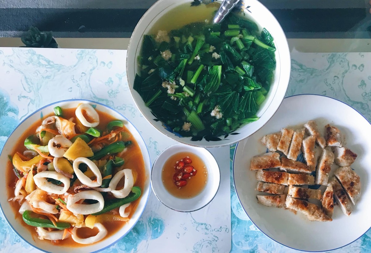 Cơm nhà 3 món* 

Chia sẻ với chị em những bữa cơm đơn giản, tranh thủ giờ nghỉ trưa trong những ngày làm việc tại nhà của vợ chồng em 🤗
 
Bữa ăn tiêu chuẩn 3 món, 1 thịt 1 rau 1 canh (nói nôm na thế chứ nhiều khi trong thịt có rau trong rau có thịt ko nhất thiết rạch ròi =))) chủ yếu các món nhanh gọn dễ làm nhưng cố gắng dù đơn giản cũng phải đủ chất, ăn cũng phải bon mồm 😆. Từ ngày chỗ em giãn cách xã hội, ăn nhà đủ 3 bữa, em chuyển bữa trưa thành bữa cơm chính trong ngày, tối chỉ ăn nhẹ nhàng thôi. Trong tuần còn bận làm việc thì ăn đơn giản, cuối tuần làm món phức tạp cải thiện sau...